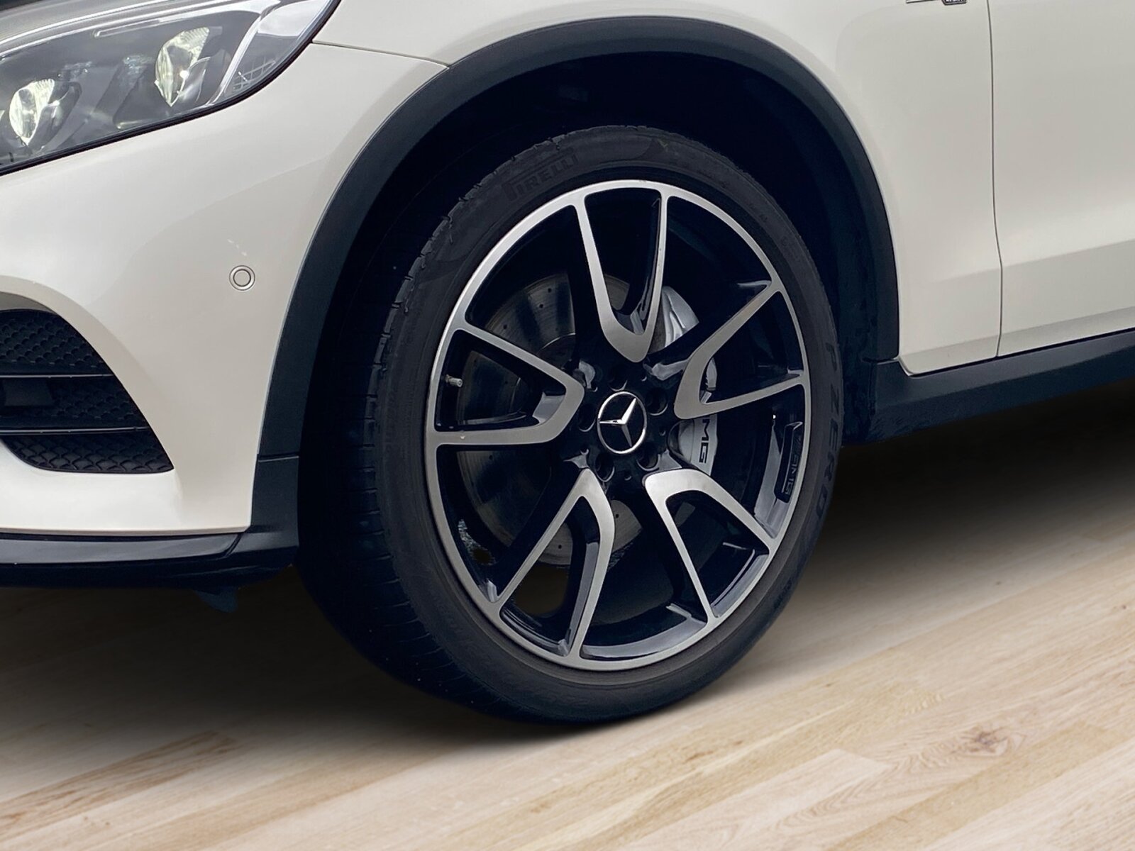 Ausstattungslinien und -Pakete:  Ablagepaket,   AMG Styling:  Chrom-Paket Exterieur,   Innenraum-Lichtpaket,   Mercedes-AMG Exterieur,   Mercedes-AMG Interieur,   Night-Paket:  Park-Paket mit Rückfahrkamera:  Sitzkomfort-Paket:  Spiegel-Paket:  Spur-Paket:Exterieur:  53,3 cm (21") AMG Leichtmetallräder im 5-Doppelspeichen-Design,   Ablagefach unter Ladeboden abschließbar,   AMG Abrisskante,   AMG DYNAMIC SELECT,   AMG Einstiegsleisten vorne weiß beleuchtet in LED-Technik,   AMG Performance-Abgasanlage schaltbar,   Außenspiegel elektrisch anklappbar:  Diamantgrill:  Fahrzeug mit Linkslenkung,   Kraftstoffbehälter mit größerem Volumen 66 l,   LED Intelligent Light System Rechtsverkehr:  Radlaufverbreiterung,   Scheibenwaschanlage beheizt,   Scheibenwischer mit Regensensor,   SPEED+ - LOADINDEX 102 Y XL_105 Y XL,   Steuercode Umstellung WLTP mit RDE,   Wegfall Typkennzeichen auf Kofferraumdeckel,   Winter-Kompletträder M+S 4-fach (20"),   Wärmedämmend dunkel getöntes GlasInterieur:  4-Wege-Lordosenstütze,   12V-Steckdose im Gepäckraum,   Ambientebeleuchtung:  Bedienungsanleitung und Serviceinformation - deutsch,   Doppelcupholder:  EASY-PACK Laderaumabdeckung:  Innenhimmel Stoff schwarz,   Instrumententafel und Bordkanten der Türen in Ledernachbildung ARTICO:  Klimatisierungsautomatik THERMATIC:  Serviceintervall 25.000 km:  Sitzheizung für Fahrer und Beifahrer,   Zierelemente Holz Esche schwarz offenporig:Multimedia:  Burmester® Surround-Soundsystem:  COMAND Online:  Digitales Extra: Vorrüstung für Live Traffic Information,   DVD-Player,   Kommunikationsmodul (LTE) für die Nutzung von Mercedes me connect Diensten,   Mercedes-Benz Notrufsystem:  Sprache Kombiinstrument - deutsch,   Telefon-Antenne,   Touchpad mit Controller:  Vorrüstung für In-Car Office:  Vorrüstung für Remote OnlineKomfort und Umwelt:  360°-Kamera:  Adaptiver Fernlicht-Assistent Plus:  Aktiver Park-Assistent mit PARKTRONIC:  aktive Verstelldämpfung "Normally open",   AMG SPEEDSHIFT TCT 9G,   AMG Sportfahrwerk auf Basis AIR BODY CONTROL:  Easy-Pack Heckklappe:  ECO Start-Stop Funktion:  i-Size Kindersitzbefestigung,   Innen- und Außenspiegel automatisch abblendend,   KEYLESS-GO Start-Funktion:  Ottopartikelfilter:  Schiebedach:  Softwaresteuerung für Kraftfrei in Stellung D,   Spurhalteassistent:  Tempomat:  Totwinkel-Assistent:  Verkehrszeichen-Assistent:Sicherheit:  Aktiver Brems-Assistent:  Automatische Beifahrerairbag-Abschaltung,   Fond-Sicherheitsgurt mit Gurtkraftbegrenzer,   Fondgurt-Statusanzeige im Kombiinstrument,   Kneebag:  MANUFAKTUR Sicherheitsgurte rot,   PRE-SAFE ® -System:  Reifendruckkontrolle (RDK):Weiteres:  Änderungsjahr,   Kältemittel 1234yf,   Modelljahrcode,   Online-Store,   Steuercode für abweichende Verkaufsfreigabe,   Steuercode Vertrieb  f. Code 475.