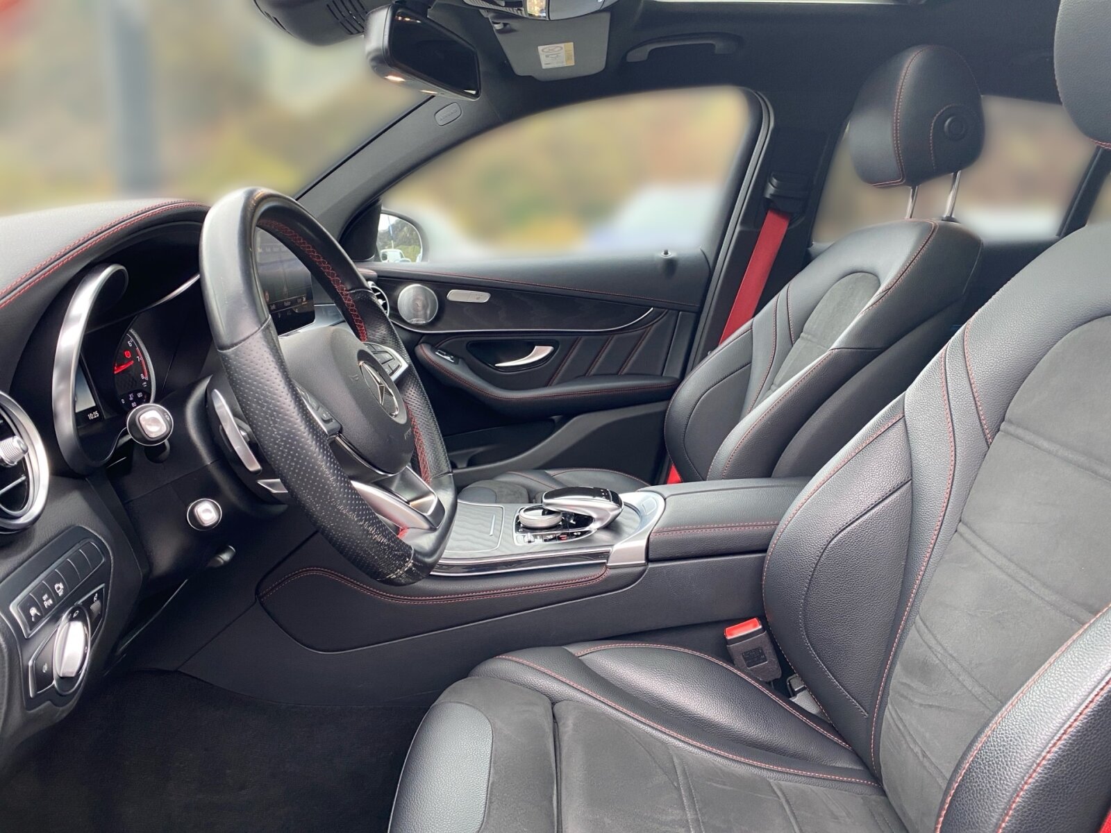 Ausstattungslinien und -Pakete:  Ablagepaket,   AMG Styling:  Chrom-Paket Exterieur,   Innenraum-Lichtpaket,   Mercedes-AMG Exterieur,   Mercedes-AMG Interieur,   Night-Paket:  Park-Paket mit Rückfahrkamera:  Sitzkomfort-Paket:  Spiegel-Paket:  Spur-Paket:Exterieur:  53,3 cm (21") AMG Leichtmetallräder im 5-Doppelspeichen-Design,   Ablagefach unter Ladeboden abschließbar,   AMG Abrisskante,   AMG DYNAMIC SELECT,   AMG Einstiegsleisten vorne weiß beleuchtet in LED-Technik,   AMG Performance-Abgasanlage schaltbar,   Außenspiegel elektrisch anklappbar:  Diamantgrill:  Fahrzeug mit Linkslenkung,   Kraftstoffbehälter mit größerem Volumen 66 l,   LED Intelligent Light System Rechtsverkehr:  Radlaufverbreiterung,   Scheibenwaschanlage beheizt,   Scheibenwischer mit Regensensor,   SPEED+ - LOADINDEX 102 Y XL_105 Y XL,   Steuercode Umstellung WLTP mit RDE,   Wegfall Typkennzeichen auf Kofferraumdeckel,   Winter-Kompletträder M+S 4-fach (20"),   Wärmedämmend dunkel getöntes GlasInterieur:  4-Wege-Lordosenstütze,   12V-Steckdose im Gepäckraum,   Ambientebeleuchtung:  Bedienungsanleitung und Serviceinformation - deutsch,   Doppelcupholder:  EASY-PACK Laderaumabdeckung:  Innenhimmel Stoff schwarz,   Instrumententafel und Bordkanten der Türen in Ledernachbildung ARTICO:  Klimatisierungsautomatik THERMATIC:  Serviceintervall 25.000 km:  Sitzheizung für Fahrer und Beifahrer,   Zierelemente Holz Esche schwarz offenporig:Multimedia:  Burmester® Surround-Soundsystem:  COMAND Online:  Digitales Extra: Vorrüstung für Live Traffic Information,   DVD-Player,   Kommunikationsmodul (LTE) für die Nutzung von Mercedes me connect Diensten,   Mercedes-Benz Notrufsystem:  Sprache Kombiinstrument - deutsch,   Telefon-Antenne,   Touchpad mit Controller:  Vorrüstung für In-Car Office:  Vorrüstung für Remote OnlineKomfort und Umwelt:  360°-Kamera:  Adaptiver Fernlicht-Assistent Plus:  Aktiver Park-Assistent mit PARKTRONIC:  aktive Verstelldämpfung "Normally open",   AMG SPEEDSHIFT TCT 9G,   AMG Sportfahrwerk auf Basis AIR BODY CONTROL:  Easy-Pack Heckklappe:  ECO Start-Stop Funktion:  i-Size Kindersitzbefestigung,   Innen- und Außenspiegel automatisch abblendend,   KEYLESS-GO Start-Funktion:  Ottopartikelfilter:  Schiebedach:  Softwaresteuerung für Kraftfrei in Stellung D,   Spurhalteassistent:  Tempomat:  Totwinkel-Assistent:  Verkehrszeichen-Assistent:Sicherheit:  Aktiver Brems-Assistent:  Automatische Beifahrerairbag-Abschaltung,   Fond-Sicherheitsgurt mit Gurtkraftbegrenzer,   Fondgurt-Statusanzeige im Kombiinstrument,   Kneebag:  MANUFAKTUR Sicherheitsgurte rot,   PRE-SAFE ® -System:  Reifendruckkontrolle (RDK):Weiteres:  Änderungsjahr,   Kältemittel 1234yf,   Modelljahrcode,   Online-Store,   Steuercode für abweichende Verkaufsfreigabe,   Steuercode Vertrieb  f. Code 475.
