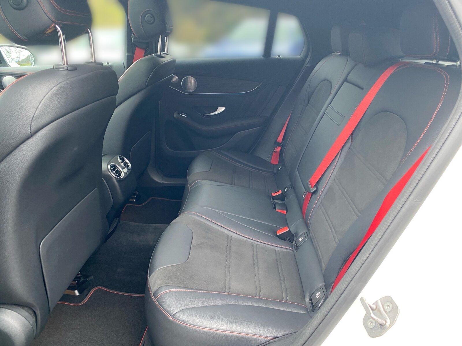 Ausstattungslinien und -Pakete:  Ablagepaket,   AMG Styling:  Chrom-Paket Exterieur,   Innenraum-Lichtpaket,   Mercedes-AMG Exterieur,   Mercedes-AMG Interieur,   Night-Paket:  Park-Paket mit Rückfahrkamera:  Sitzkomfort-Paket:  Spiegel-Paket:  Spur-Paket:Exterieur:  53,3 cm (21") AMG Leichtmetallräder im 5-Doppelspeichen-Design,   Ablagefach unter Ladeboden abschließbar,   AMG Abrisskante,   AMG DYNAMIC SELECT,   AMG Einstiegsleisten vorne weiß beleuchtet in LED-Technik,   AMG Performance-Abgasanlage schaltbar,   Außenspiegel elektrisch anklappbar:  Diamantgrill:  Fahrzeug mit Linkslenkung,   Kraftstoffbehälter mit größerem Volumen 66 l,   LED Intelligent Light System Rechtsverkehr:  Radlaufverbreiterung,   Scheibenwaschanlage beheizt,   Scheibenwischer mit Regensensor,   SPEED+ - LOADINDEX 102 Y XL_105 Y XL,   Steuercode Umstellung WLTP mit RDE,   Wegfall Typkennzeichen auf Kofferraumdeckel,   Winter-Kompletträder M+S 4-fach (20"),   Wärmedämmend dunkel getöntes GlasInterieur:  4-Wege-Lordosenstütze,   12V-Steckdose im Gepäckraum,   Ambientebeleuchtung:  Bedienungsanleitung und Serviceinformation - deutsch,   Doppelcupholder:  EASY-PACK Laderaumabdeckung:  Innenhimmel Stoff schwarz,   Instrumententafel und Bordkanten der Türen in Ledernachbildung ARTICO:  Klimatisierungsautomatik THERMATIC:  Serviceintervall 25.000 km:  Sitzheizung für Fahrer und Beifahrer,   Zierelemente Holz Esche schwarz offenporig:Multimedia:  Burmester® Surround-Soundsystem:  COMAND Online:  Digitales Extra: Vorrüstung für Live Traffic Information,   DVD-Player,   Kommunikationsmodul (LTE) für die Nutzung von Mercedes me connect Diensten,   Mercedes-Benz Notrufsystem:  Sprache Kombiinstrument - deutsch,   Telefon-Antenne,   Touchpad mit Controller:  Vorrüstung für In-Car Office:  Vorrüstung für Remote OnlineKomfort und Umwelt:  360°-Kamera:  Adaptiver Fernlicht-Assistent Plus:  Aktiver Park-Assistent mit PARKTRONIC:  aktive Verstelldämpfung "Normally open",   AMG SPEEDSHIFT TCT 9G,   AMG Sportfahrwerk auf Basis AIR BODY CONTROL:  Easy-Pack Heckklappe:  ECO Start-Stop Funktion:  i-Size Kindersitzbefestigung,   Innen- und Außenspiegel automatisch abblendend,   KEYLESS-GO Start-Funktion:  Ottopartikelfilter:  Schiebedach:  Softwaresteuerung für Kraftfrei in Stellung D,   Spurhalteassistent:  Tempomat:  Totwinkel-Assistent:  Verkehrszeichen-Assistent:Sicherheit:  Aktiver Brems-Assistent:  Automatische Beifahrerairbag-Abschaltung,   Fond-Sicherheitsgurt mit Gurtkraftbegrenzer,   Fondgurt-Statusanzeige im Kombiinstrument,   Kneebag:  MANUFAKTUR Sicherheitsgurte rot,   PRE-SAFE ® -System:  Reifendruckkontrolle (RDK):Weiteres:  Änderungsjahr,   Kältemittel 1234yf,   Modelljahrcode,   Online-Store,   Steuercode für abweichende Verkaufsfreigabe,   Steuercode Vertrieb  f. Code 475.
