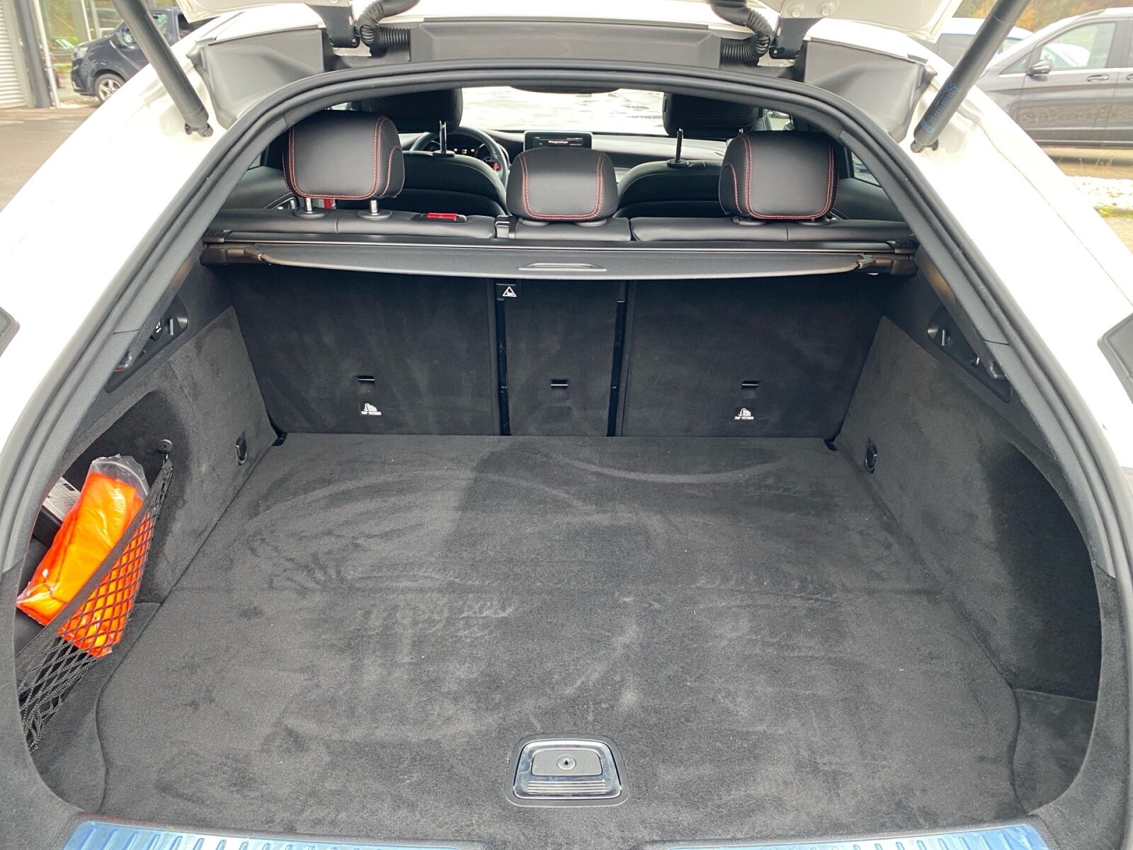 Ausstattungslinien und -Pakete:  Ablagepaket,   AMG Styling:  Chrom-Paket Exterieur,   Innenraum-Lichtpaket,   Mercedes-AMG Exterieur,   Mercedes-AMG Interieur,   Night-Paket:  Park-Paket mit Rückfahrkamera:  Sitzkomfort-Paket:  Spiegel-Paket:  Spur-Paket:Exterieur:  53,3 cm (21") AMG Leichtmetallräder im 5-Doppelspeichen-Design,   Ablagefach unter Ladeboden abschließbar,   AMG Abrisskante,   AMG DYNAMIC SELECT,   AMG Einstiegsleisten vorne weiß beleuchtet in LED-Technik,   AMG Performance-Abgasanlage schaltbar,   Außenspiegel elektrisch anklappbar:  Diamantgrill:  Fahrzeug mit Linkslenkung,   Kraftstoffbehälter mit größerem Volumen 66 l,   LED Intelligent Light System Rechtsverkehr:  Radlaufverbreiterung,   Scheibenwaschanlage beheizt,   Scheibenwischer mit Regensensor,   SPEED+ - LOADINDEX 102 Y XL_105 Y XL,   Steuercode Umstellung WLTP mit RDE,   Wegfall Typkennzeichen auf Kofferraumdeckel,   Winter-Kompletträder M+S 4-fach (20"),   Wärmedämmend dunkel getöntes GlasInterieur:  4-Wege-Lordosenstütze,   12V-Steckdose im Gepäckraum,   Ambientebeleuchtung:  Bedienungsanleitung und Serviceinformation - deutsch,   Doppelcupholder:  EASY-PACK Laderaumabdeckung:  Innenhimmel Stoff schwarz,   Instrumententafel und Bordkanten der Türen in Ledernachbildung ARTICO:  Klimatisierungsautomatik THERMATIC:  Serviceintervall 25.000 km:  Sitzheizung für Fahrer und Beifahrer,   Zierelemente Holz Esche schwarz offenporig:Multimedia:  Burmester® Surround-Soundsystem:  COMAND Online:  Digitales Extra: Vorrüstung für Live Traffic Information,   DVD-Player,   Kommunikationsmodul (LTE) für die Nutzung von Mercedes me connect Diensten,   Mercedes-Benz Notrufsystem:  Sprache Kombiinstrument - deutsch,   Telefon-Antenne,   Touchpad mit Controller:  Vorrüstung für In-Car Office:  Vorrüstung für Remote OnlineKomfort und Umwelt:  360°-Kamera:  Adaptiver Fernlicht-Assistent Plus:  Aktiver Park-Assistent mit PARKTRONIC:  aktive Verstelldämpfung "Normally open",   AMG SPEEDSHIFT TCT 9G,   AMG Sportfahrwerk auf Basis AIR BODY CONTROL:  Easy-Pack Heckklappe:  ECO Start-Stop Funktion:  i-Size Kindersitzbefestigung,   Innen- und Außenspiegel automatisch abblendend,   KEYLESS-GO Start-Funktion:  Ottopartikelfilter:  Schiebedach:  Softwaresteuerung für Kraftfrei in Stellung D,   Spurhalteassistent:  Tempomat:  Totwinkel-Assistent:  Verkehrszeichen-Assistent:Sicherheit:  Aktiver Brems-Assistent:  Automatische Beifahrerairbag-Abschaltung,   Fond-Sicherheitsgurt mit Gurtkraftbegrenzer,   Fondgurt-Statusanzeige im Kombiinstrument,   Kneebag:  MANUFAKTUR Sicherheitsgurte rot,   PRE-SAFE ® -System:  Reifendruckkontrolle (RDK):Weiteres:  Änderungsjahr,   Kältemittel 1234yf,   Modelljahrcode,   Online-Store,   Steuercode für abweichende Verkaufsfreigabe,   Steuercode Vertrieb  f. Code 475.