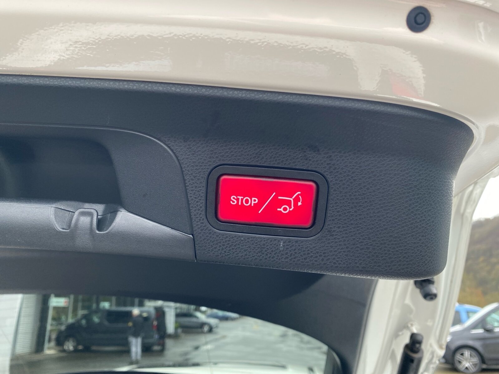 Ausstattungslinien und -Pakete:  Ablagepaket,   AMG Styling:  Chrom-Paket Exterieur,   Innenraum-Lichtpaket,   Mercedes-AMG Exterieur,   Mercedes-AMG Interieur,   Night-Paket:  Park-Paket mit Rückfahrkamera:  Sitzkomfort-Paket:  Spiegel-Paket:  Spur-Paket:Exterieur:  53,3 cm (21") AMG Leichtmetallräder im 5-Doppelspeichen-Design,   Ablagefach unter Ladeboden abschließbar,   AMG Abrisskante,   AMG DYNAMIC SELECT,   AMG Einstiegsleisten vorne weiß beleuchtet in LED-Technik,   AMG Performance-Abgasanlage schaltbar,   Außenspiegel elektrisch anklappbar:  Diamantgrill:  Fahrzeug mit Linkslenkung,   Kraftstoffbehälter mit größerem Volumen 66 l,   LED Intelligent Light System Rechtsverkehr:  Radlaufverbreiterung,   Scheibenwaschanlage beheizt,   Scheibenwischer mit Regensensor,   SPEED+ - LOADINDEX 102 Y XL_105 Y XL,   Steuercode Umstellung WLTP mit RDE,   Wegfall Typkennzeichen auf Kofferraumdeckel,   Winter-Kompletträder M+S 4-fach (20"),   Wärmedämmend dunkel getöntes GlasInterieur:  4-Wege-Lordosenstütze,   12V-Steckdose im Gepäckraum,   Ambientebeleuchtung:  Bedienungsanleitung und Serviceinformation - deutsch,   Doppelcupholder:  EASY-PACK Laderaumabdeckung:  Innenhimmel Stoff schwarz,   Instrumententafel und Bordkanten der Türen in Ledernachbildung ARTICO:  Klimatisierungsautomatik THERMATIC:  Serviceintervall 25.000 km:  Sitzheizung für Fahrer und Beifahrer,   Zierelemente Holz Esche schwarz offenporig:Multimedia:  Burmester® Surround-Soundsystem:  COMAND Online:  Digitales Extra: Vorrüstung für Live Traffic Information,   DVD-Player,   Kommunikationsmodul (LTE) für die Nutzung von Mercedes me connect Diensten,   Mercedes-Benz Notrufsystem:  Sprache Kombiinstrument - deutsch,   Telefon-Antenne,   Touchpad mit Controller:  Vorrüstung für In-Car Office:  Vorrüstung für Remote OnlineKomfort und Umwelt:  360°-Kamera:  Adaptiver Fernlicht-Assistent Plus:  Aktiver Park-Assistent mit PARKTRONIC:  aktive Verstelldämpfung "Normally open",   AMG SPEEDSHIFT TCT 9G,   AMG Sportfahrwerk auf Basis AIR BODY CONTROL:  Easy-Pack Heckklappe:  ECO Start-Stop Funktion:  i-Size Kindersitzbefestigung,   Innen- und Außenspiegel automatisch abblendend,   KEYLESS-GO Start-Funktion:  Ottopartikelfilter:  Schiebedach:  Softwaresteuerung für Kraftfrei in Stellung D,   Spurhalteassistent:  Tempomat:  Totwinkel-Assistent:  Verkehrszeichen-Assistent:Sicherheit:  Aktiver Brems-Assistent:  Automatische Beifahrerairbag-Abschaltung,   Fond-Sicherheitsgurt mit Gurtkraftbegrenzer,   Fondgurt-Statusanzeige im Kombiinstrument,   Kneebag:  MANUFAKTUR Sicherheitsgurte rot,   PRE-SAFE ® -System:  Reifendruckkontrolle (RDK):Weiteres:  Änderungsjahr,   Kältemittel 1234yf,   Modelljahrcode,   Online-Store,   Steuercode für abweichende Verkaufsfreigabe,   Steuercode Vertrieb  f. Code 475.