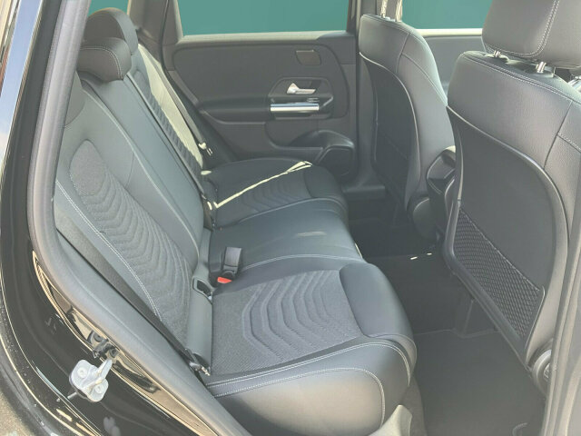 Interne Fahrzeugnr.:: 0923764Kilometerstand kann aufgrund aktueller Nutzung abweichen.Ausstattungslinien und -Pakete:  Advanced-Plus-Paket mit  Digitalen Extras,   Digitales Extra: Individualisierungs-Paket,   Laderaum-Paket,   Licht- und Sicht-Paket,   Night-Paket,   Park-Paket mit Rückfahrkamera,   Progressive,   Progressive Line Advanced Plus,   Sitzkomfort-Paket,   Spiegel-Paket,   USB-Paket Plus,   Winter-PaketExterieur:  45,7 cm (18") Leichtmetallräder im 5-Doppelspeichen-Design,   AIRPANEL,   Anhängevorrichtung mit ESP® Anhängerstabilisierung,   Außenspiegel elektrisch anklappbar,   Digitales Extra: Sportlicher Motorsound,   Einstiegsleisten mit "Mercedes-Benz"  Schriftzug,   Fahrzeug mit Linkslenkung,   Hybrid Antrieb mit 48-Volt-Technologie,   Identifikationsschild mit VIN-Nummer,   LED High Performance-Scheinwerfer,   Produktschutz Teilschutz,   Radgröße 18 Rundum Variante 1,   Scheibenwaschanlage beheizt,   Scheibenwischer mit Regensensor,   Speed+ Loadingindex 91 W,   Steuer-Code - Funktion GSR-ISA,   STEUERCODE-TECHNISCHE WEITERENTWICKLUNG AGGREGAT,   Steuercode Umstellung WLTP mit RDE,   Steuercode Vertrieb,   Teilkühlerjalousie oben,   Verbundlenkerachse,   Wärmedämmend dunkel getöntes GlasInterieur:  4-Wege-Lordosenstütze,   12V-Steckdose im Gepäckraum,   Ablagefach in Mittelkonsole mit Rollo,   Ambientebeleuchtung,   Bedienungsanleitung und Serviceinformation - deutsch,   Doppelcupholder,   Gepäcknetz an Fahrer- und Beifahrerlehne,   Innenhimmel Stoff schwarz,   Innenspiegel automatisch abblendend,   Klimatisierungsautomatik THERMATIC,   Komfortsitze,   Serviceintervall 25.000 km,   Sitzheizung für Fahrer und Beifahrer,   Sitzlehnen im Fond klappbar,   Sonnenblende mit beleuchtetem Make-up-Spiegel,   Zierelemente Star PatternMultimedia:  3 Jahre kostenfreie Navigations-Updates für Kartendaten,   Advanced Soundsystem,   Central Media Display,   Digitales Extra: Erweiterte Funktionen MBUX,   Digitales Extra: Festplatten-Navigation,   Digitales Extra: MBUX Navigation Premium,   Digitales Extra: Remote Services,   Digitales Extra: Vorrüstung für Live Traffic Information,   Digitales Extra: Vorrüstung für MBUX Entertainment,   Digitales Extra: Vorrüstung für Navigationsdienste,   Digitales Radio,   GPS-Antenne,   Headunit Länderset für ECE (NTG 7),   Kabelloses Ladesystem für mobile Endgeräte vorn,   Kommunikationsmodul (LTE) für die Nutzung von Digitalen Extras,   MBUX Multimediasystem,   Mercedes-Benz Notrufsystem,   Sprache Kombiinstrument - deutsch,   Techn. Kommunikationsmodulvariante für ECE,   Volldigitales Instrumenten-Display,   Vorrüstung für digitales RadioKomfort und Umwelt:  7G-DCT,   Abgasreinigung EURO 6 Technik,   Aktiver Park-Assistent mit PARKTRONIC,   Aktiver Spurhalte-Assistent,   Digitales Extra: Adaptiver Fernlicht-Assistent,   Direktlenkung,   Dynamic Select,   Easy-Pack Heckklappe,   Geschwindigkeitslimit-Assistent,   Hands-Free Access,   i-Size Kindersitzbefestigung,   Keyless-Go,   Keyless-Go Komfort Paket,   Komfortfahrwerk mit Tieferlegung,   Kraftstofftanksystem für EU6d-Norm,   Lenkradheizung,   Lenkradschaltpaddles,   Multifunktions-Sportlenkrad in Leder,   Passive Personenanwesenheitserinnerung,   Rückfahrkamera,   Totwinkel-Assistent,   Vorrüstung für DISTRONICSicherheit:  Aktiver Brems-Assistent,   Ausstiegswarnfunktion,   Automatische Beifahrerairbag-Abschaltung,   Deaktivierung Schließrückmeldung über Fanfare,   Fondgurt-Statusanzeige im Kombiinstrument,   Geräuschvorschrift nach ECE R51-3,   Kneebag,   Lenkradbedienung für Aktiven Abstands-Assistent DISTRONIC,   Rating Länderset EURO-NCAP,   Reifendruckkontrolle (RDK),   TIREFIT,   Warnweste für FahrerZustand/Papiere:  COC-Papier EU6 mit Zulassungsbescheinigung Teil IIWeiteres: Fahrzeug mit Haltedauer! Abgabe frühestens 90 Tage nach Erstzulassung! COLDEND TECHNIK TYP 0,   HOTEND TECHNIK TYP II-A,   Kältemittel 1234yf,   LAND-SAMMLER FUER RED-ZERTIFIZIERUNG F. HU ECE,   Modelljahrcode,   PRODUKTIONSSTANDORT FAHRZEUG RASTATT,   STEERING CODE - OUTPUT ACTIV AES-FLAG,   Steuercode für Werkszuordnung,   STEUERCODE SPURKORREKTUR UEB. LENKEINGRIFF,   Steuercode Vertrieb  f. Code 475,   WIPPS-Laender WEU+COC,   Änderungsjahr 25/2.