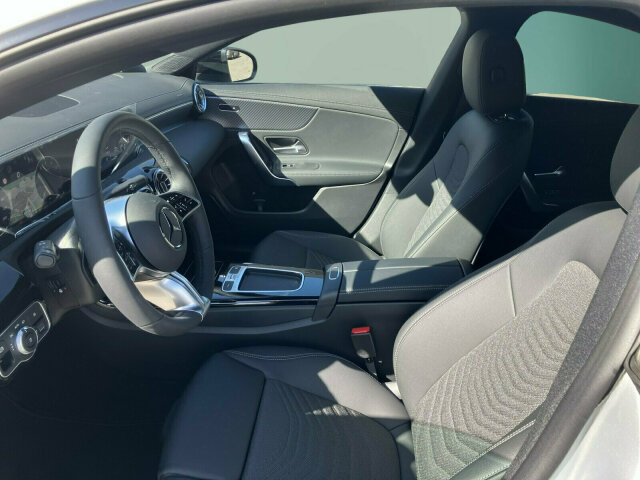 Interne Fahrzeugnr.:: 0923765Kilometerstand kann aufgrund aktueller Nutzung abweichen.Ausstattungslinien und -Pakete:  Advanced-Plus-Paket mit  Digitalen Extras,   Digitales Extra: Individualisierungs-Paket,   Licht- und Sicht-Paket,   Night-Paket,   Park-Paket mit 360 Grad-Kamera,   Progressive,   Progressive Line,   Progressive Line Advanced Plus,   Sitzkomfort-Paket,   Spiegel-Paket,   USB-Paket Plus,   Winter-PaketExterieur:  45,7 cm (18") Leichtmetallräder im 5-Doppelspeichen-Design,   AIRPANEL,   Außenspiegel elektrisch anklappbar,   Digitales Extra: Sportlicher Motorsound,   Fahrzeug mit Linkslenkung,   Hybrid Antrieb mit 48-Volt-Technologie,   Identifikationsschild mit VIN-Nummer,   LED High Performance-Scheinwerfer,   Produktschutz Teilschutz,   Radgröße 18 Rundum Variante 1,   Scheibenwaschanlage beheizt,   Scheibenwischer mit Regensensor,   Speed+ Loadingindex 91 W,   Steuer-Code - Funktion GSR-ISA,   STEUERCODE-TECHNISCHE WEITERENTWICKLUNG AGGREGAT,   Steuercode Umstellung WLTP mit RDE,   Steuercode Vertrieb,   Teilkühlerjalousie oben,   Umfeldbeleuchtung mit Projektion des Markenlogos,   Wärmedämmend dunkel getöntes GlasInterieur:  4-Wege-Lordosenstütze,   Ablagefach in Mittelkonsole mit Rollo,   Ambientebeleuchtung,   Armlehne im Fond,   Bedienungsanleitung und Serviceinformation - deutsch,   Doppelcupholder,   Gepäcknetz an Fahrer- und Beifahrerlehne,   Innenhimmel Stoff schwarz,   Innenspiegel automatisch abblendend,   Klimatisierungsautomatik THERMATIC,   Komfortsitze,   Serviceintervall 25.000 km,   Sitzheizung für Fahrer und Beifahrer,   Sitzlehnen im Fond klappbar,   Sonnenblende mit beleuchtetem Make-up-Spiegel,   Zierelemente Carbonoptik dunkelMultimedia:  3 Jahre kostenfreie Navigations-Updates für Kartendaten,   Advanced Soundsystem,   Android Auto,   Apple CarPlay,   Central Media Display,   Digitales Extra: Erweiterte Funktionen MBUX,   Digitales Extra: Festplatten-Navigation,   Digitales Extra: MBUX Navigation Premium,   Digitales Extra: Remote Services,   Digitales Extra: Smartphone Integration,   Digitales Extra: Vorrüstung für Live Traffic Information,   Digitales Extra: Vorrüstung für MBUX Entertainment,   Digitales Extra: Vorrüstung für Navigationsdienste,   Digitales Radio,   GPS-Antenne,   Headunit Länderset für ECE (NTG 7),   Kabelloses Ladesystem für mobile Endgeräte vorn,   Kommunikationsmodul (LTE) für die Nutzung von Digitalen Extras,   MBUX Multimediasystem,   Mercedes-Benz Notrufsystem,   Sprache Kombiinstrument - deutsch,   Techn. Kommunikationsmodulvariante für ECE,   Volldigitales Instrumenten-Display,   Vorrüstung für digitales RadioKomfort und Umwelt:  7G-DCT,   360°-Kamera,   Abgasnorm EU6,   Aktiver Park-Assistent mit PARKTRONIC,   Aktiver Spurhalte-Assistent,   Digitales Extra: Adaptiver Fernlicht-Assistent,   Digitales Extra: Verkehrszeichen-Assistent,   Direktlenkung,   Dynamic Select,   Hands-Free Access,   i-Size Kindersitzbefestigung,   Keyless-Go,   Keyless-Go Komfort Paket,   Komfortfahrwerk mit Tieferlegung,   Kraftstofftanksystem für EU6d-Norm,   Lenkradheizung,   Lenkradschaltpaddles,   Mehrlenkerachse,   Multifunktions-Sportlenkrad in Leder,   Panorama-Schiebedach,   Passive Personenanwesenheitserinnerung,   Totwinkel-Assistent,   Vorrüstung für DISTRONICSicherheit:  Aktiver Brems-Assistent,   Ausstiegswarnfunktion,   Automatische Beifahrerairbag-Abschaltung,   Deaktivierung Schließrückmeldung über Fanfare,   Digitales Extra: Aktiver Abstands-Assistent DISTRONIC,   Fondgurt-Statusanzeige im Kombiinstrument,   Fußgängerschutz,   Geräuschvorschrift nach ECE R51-3,   Kneebag,   Lenkradbedienung für Aktiven Abstands-Assistent DISTRONIC,   Rating Länderset EURO-NCAP,   Reifendruckkontrolle (RDK),   TIREFIT,   Warnweste für FahrerZustand/Papiere:  COC-Papier EU6 mit Zulassungsbescheinigung Teil IIWeiteres: Fahrzeug mit Haltedauer! Abgabe frühestens 90 Tage nach Erstzulassung! COLDEND TECHNIK TYP 0,   HOTEND TECHNIK TYP II-A,   Kältemittel 1234yf,   LAND-SAMMLER FUER RED-ZERTIFIZIERUNG F. HU ECE,   Modelljahrcode,   Produktionsstandort Fahrzeug Kecskemét,   STEERING CODE - OUTPUT ACTIV AES-FLAG,   STEUERCODE SPURKORREKTUR UEB. LENKEINGRIFF,   Steuercode Vertrieb  f. Code 475,   WIPPS-Laender WEU+COC,   Änderungsjahr 25/2.