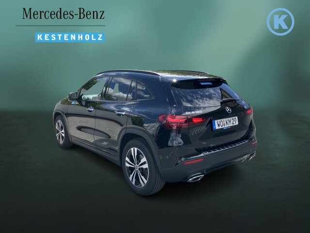 Interne Fahrzeugnr.:: 0923770Kilometerstand kann aufgrund aktueller Nutzung abweichen.Ausstattungslinien und -Pakete:  Advanced-Plus-Paket mit  Digitalen Extras,   Digitales Extra: Individualisierungs-Paket,   Fahrassistenz-Paket,   Laderaum-Paket,   Licht- und Sicht-Paket,   Night-Paket,   Park-Paket mit 360 Grad-Kamera,   Progressive,   Progressive Line,   Progressive Line Advanced Plus,   Sitzkomfort-Paket,   Spiegel-Paket,   USB-Paket Plus,   Winter-PaketExterieur:  45,7 cm (18") Leichtmetallräder im 5-Doppelspeichen-Design,   AIRPANEL,   Anhängevorrichtung mit ESP® Anhängerstabilisierung,   Außenspiegel elektrisch anklappbar,   Dachreling schwarz,   Fahrzeug mit Linkslenkung,   Hybrid Antrieb mit 48-Volt-Technologie,   Identifikationsschild mit VIN-Nummer,   Ladekantenschutz in Chrom,   LED High Performance-Scheinwerfer,   Produktschutz Teilschutz,   Radgröße 18 Rundum Variante 1,   Scheibenwaschanlage beheizt,   Scheibenwischer mit Regensensor,   Speed- und Loadindex 100W,   Steuer-Code - Funktion GSR-ISA,   STEUERCODE-TECHNISCHE WEITERENTWICKLUNG AGGREGAT,   Steuercode Umstellung WLTP mit RDE,   Steuercode Vertrieb,   Teilkühlerjalousie oben,   Wärmedämmend dunkel getöntes GlasInterieur:  4-Wege-Lordosenstütze,   12V-Steckdose im Gepäckraum,   Ablagefach in Mittelkonsole mit Rollo,   Ambientebeleuchtung,   Bedienungsanleitung und Serviceinformation - deutsch,   Doppelcupholder,   Gepäcknetz an Fahrer- und Beifahrerlehne,   Innenhimmel Stoff schwarz,   Innenspiegel automatisch abblendend,   Klimatisierungsautomatik THERMATIC,   Komfortsitze,   Serviceintervall 25.000 km,   Sitzheizung für Fahrer und Beifahrer,   Sitzlehnen im Fond klappbar,   Sonnenblende mit beleuchtetem Make-up-Spiegel,   Zierelemente Star PatternMultimedia:  3 Jahre kostenfreie Navigations-Updates für Kartendaten,   Advanced Soundsystem,   Android Auto,   Apple CarPlay,   Central Media Display,   Digitales Extra: Erweiterte Funktionen MBUX,   Digitales Extra: Festplatten-Navigation,   Digitales Extra: MBUX Navigation Premium,   Digitales Extra: Remote Services,   Digitales Extra: Smartphone Integration,   Digitales Extra: Vorrüstung für Live Traffic Information,   Digitales Extra: Vorrüstung für MBUX Entertainment,   Digitales Extra: Vorrüstung für Navigationsdienste,   Digitales Radio,   GPS-Antenne,   Headunit Länderset für ECE (NTG 7),   Kabelloses Ladesystem für mobile Endgeräte vorn,   Kommunikationsmodul (LTE) für die Nutzung von Digitalen Extras,   MBUX Multimediasystem,   Mercedes-Benz Notrufsystem,   Sprache Kombiinstrument - deutsch,   Techn. Kommunikationsmodulvariante für ECE,   Volldigitales Instrumenten-Display,   Vorrüstung für digitales RadioKomfort und Umwelt:  7G-DCT,   360°-Kamera,   Abgasreinigung EURO 6 Technik,   Aktiver Geschwindigkeitslimit-Assistent,   Aktiver Lenk-Assistent,   Aktiver Park-Assistent mit PARKTRONIC,   Aktiver Spurhalte-Assistent,   Digitales Extra: Adaptiver Fernlicht-Assistent,   Digitales Extra: Verkehrszeichen-Assistent,   Direktlenkung,   Dynamic Select,   Easy-Pack Heckklappe,   Erweitertes automatisches Wiederanfahren im Stau,   Hands-Free Access,   i-Size Kindersitzbefestigung,   Keyless-Go,   Keyless-Go Komfort Paket,   Komfortfahrwerk mit Tieferlegung,   Kraftstofftanksystem für EU6d-Norm,   Lenkradheizung,   Lenkradschaltpaddles,   Mehrlenkerachse,   Multifunktions-Sportlenkrad in Leder,   Passive Personenanwesenheitserinnerung,   Streckenbasierte Geschwindigkeitsanpassung,   Totwinkel-AssistentSicherheit:  Aktiver Abstands-Assistent DISTRONIC,   Ausstiegswarnfunktion,   Automatische Beifahrerairbag-Abschaltung,   Deaktivierung Schließrückmeldung über Fanfare,   Fondgurt-Statusanzeige im Kombiinstrument,   Fußgängerschutz,   Geräuschvorschrift nach ECE R51-3,   Kneebag,   Lenkradbedienung für Aktiven Abstands-Assistent DISTRONIC,   PRE-SAFE ® -System,   Rating Länderset EURO-NCAP,   Reifendruckkontrolle (RDK),   TIREFIT,   Warnweste für FahrerZustand/Papiere:  COC-Papier EU6 mit Zulassungsbescheinigung Teil IIWeiteres: Fahrzeug mit Haltedauer! Abgabe frühestens 90 Tage nach Erstzulassung! COLDEND TECHNIK TYP 0,   HOTEND TECHNIK TYP II-A,   Kältemittel 1234yf,   LAND-SAMMLER FUER RED-ZERTIFIZIERUNG F. HU ECE,   Modelljahrcode,   PRODUKTIONSSTANDORT FAHRZEUG RASTATT,   STEERING CODE - OUTPUT ACTIV AES-FLAG,   Steuercode für Werkszuordnung,   STEUERCODE SPURKORREKTUR UEB. LENKEINGRIFF,   Steuercode Vertrieb  f. Code 475,   WIPPS-Laender WEU+COC,   Änderungsjahr 25/2.