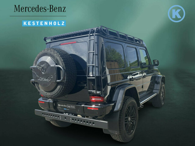 Interne Fahrzeugnr.:: 0923778Ausstattungslinien und -Pakete:  Aktiv-Multikontursitz-Paket Plus,   AMG Motorabdeckung Carbon,   AMG Night-Paket,   AMG Night-Paket II,   Diebstahlschutz-PaketExterieur:  55,9 cm (22") AMG Schmiederäder im Vielspeichen-Design,   AMG Bremssättel vorn und hinten rot lackiert,   AMG DYNAMIC SELECT,   AMG Performance-Abgasanlage schaltbar,   AMG Ride Control Fahrwerk,   AMG spezifische Kühlerverkleidung in Dark Chrome,   Außenschutzleiste mit Ziereinlage in Carbonoptik,   Außenspiegelgehäuse in Schwarz,   Dachspoiler vorn,   Einstiegsleisten vorne in Edelstahl,   Frontscheibe, beheizt,   Geländeuntersetzung,   Kraftstoffbehälter mit größerem Volumen (100l),   Ladekantenschutz hinten in Edelstahl,   Mercedes-AMG G 63 4x4²,   Mercedes Stern vorne und hinten in Hochglanzschwarz,   Metallic-Lackierung,   Multibeam LED,   Optischer Unterschutz in Obsidianschwarz,   PROFESSIONAL Dachgepäckträger,   PROFESSIONAL Ersatzradhalter,   PROFESSIONAL Schmutzfänger vorn und hinten,   Radlaufverbreiterung,   Rauten Design,   SCHEINWERFER ABGEDUNKELT,   Trittbretter seitlich,   Typographie in Hochglanzschwarz,   Umfeldbeleuchtung mit Projektion des Markenlogos,   Vorrüstung für Dachträgersystem,   Wärmedämmend dunkel getöntes Glas,   Zierblende mit "4x4²" Schriftzug,   Zulässiges Gesamtgewicht: 3400 kgInterieur:  Ambientebeleuchtung (64 Farben un,   AMG Fußmatten schwarz,   AMG Performance Lenkrad in Leder Nappa,   AMG Zierelemente Carbon,   Aschenbechereinsatz für Cupholder,   Bedienungsanleitung und Serviceheft - deutsch,   Digitaler Innenspiegel,   EASY-PACK Laderaumabdeckung,   Haltegriff für Beifahrer auf Instrumententafel,   Innenhimmel Mikrofaser DINAMICA schwarz,   Instrumententafel in Leder Nappa,   Ionisierung der Innenraumluft,   Klimatisierungsautomatik Thermotronic,   Leder Nappa,   Memory Funktion für Sitze und Kopfstützen vorn,   Sitzkomfortfunktionen,   SUPERIOR Line Interieur,   TrennnetzMultimedia:  AMG Kombiinstrument,   Burmester® Surround-Soundsystem,   COMAND Online,   Digitales Radio,   Mercedes-Benz Notrufsystem,   Offroad-Bildschirm,   Smartphone-Integration Carplay,   Smartphone Integration,   Sprache Kombiinstrument - deutsch,   Vorrüstung für Bürofunktion im Fahrzeug,   Vorrüstung für Fahrzeug Monitoring,   Vorrüstung für Fahrzeug Setup,   Vorrüstung für Fond-Entertainment,   Vorrüstung für Navigationsdienste,   Vorrüstung Live Traffic Information,   Widescreen CockpitKomfort und Umwelt:  360°-Kamera,   Abgasreinigung EURO 6 Technik,   AMG SPEEDSHIFT TCT 9G,   Attention Assist,   ECO Start-Stop Funktion,   ENERGIZING Komfortsteuerung,   Getriebe automatisch,   i-Size Kindersitzbefestigung,   Kraftstofftanksystem für EU6d-Norm,   Multifunktionslenkrad beheizt,   Park-Assistent PARKTRONIC,   Schiebedach,   Spurhalteassistent,   Totwinkel-Assistent,   Verkehrszeichen-AssistentSicherheit:  Elektronisches Stabilitäts-Programm (ESP®),   GUARD 360° Fahrzeugschutz Plus,   PRE-SAFE ® -System,   Reifendruckkontrolle (RDK),   Sidebags im FondWeiteres:  HUBRAUM 4,0 LITER,   Kratzbeständiger Klarlack,   MOBILO,   Park-Assistent PARKTRONIC mit 360°-Kamera,   Smartphone-Integration Google Automotive,   STEUERCODE - MBCONNECT DIEBSTAHLSCHUTZ,   TV-Tuner,   V8-OTTOMOTOR M177,   Differentialsperren 100%.