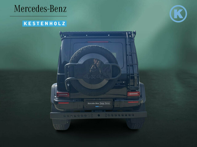 Interne Fahrzeugnr.:: 0923778Ausstattungslinien und -Pakete:  Aktiv-Multikontursitz-Paket Plus,   AMG Motorabdeckung Carbon,   AMG Night-Paket,   AMG Night-Paket II,   Diebstahlschutz-PaketExterieur:  55,9 cm (22") AMG Schmiederäder im Vielspeichen-Design,   AMG Bremssättel vorn und hinten rot lackiert,   AMG DYNAMIC SELECT,   AMG Performance-Abgasanlage schaltbar,   AMG Ride Control Fahrwerk,   AMG spezifische Kühlerverkleidung in Dark Chrome,   Außenschutzleiste mit Ziereinlage in Carbonoptik,   Außenspiegelgehäuse in Schwarz,   Dachspoiler vorn,   Einstiegsleisten vorne in Edelstahl,   Frontscheibe, beheizt,   Geländeuntersetzung,   Kraftstoffbehälter mit größerem Volumen (100l),   Ladekantenschutz hinten in Edelstahl,   Mercedes-AMG G 63 4x4²,   Mercedes Stern vorne und hinten in Hochglanzschwarz,   Metallic-Lackierung,   Multibeam LED,   Optischer Unterschutz in Obsidianschwarz,   PROFESSIONAL Dachgepäckträger,   PROFESSIONAL Ersatzradhalter,   PROFESSIONAL Schmutzfänger vorn und hinten,   Radlaufverbreiterung,   Rauten Design,   SCHEINWERFER ABGEDUNKELT,   Trittbretter seitlich,   Typographie in Hochglanzschwarz,   Umfeldbeleuchtung mit Projektion des Markenlogos,   Vorrüstung für Dachträgersystem,   Wärmedämmend dunkel getöntes Glas,   Zierblende mit "4x4²" Schriftzug,   Zulässiges Gesamtgewicht: 3400 kgInterieur:  Ambientebeleuchtung (64 Farben un,   AMG Fußmatten schwarz,   AMG Performance Lenkrad in Leder Nappa,   AMG Zierelemente Carbon,   Aschenbechereinsatz für Cupholder,   Bedienungsanleitung und Serviceheft - deutsch,   Digitaler Innenspiegel,   EASY-PACK Laderaumabdeckung,   Haltegriff für Beifahrer auf Instrumententafel,   Innenhimmel Mikrofaser DINAMICA schwarz,   Instrumententafel in Leder Nappa,   Ionisierung der Innenraumluft,   Klimatisierungsautomatik Thermotronic,   Leder Nappa,   Memory Funktion für Sitze und Kopfstützen vorn,   Sitzkomfortfunktionen,   SUPERIOR Line Interieur,   TrennnetzMultimedia:  AMG Kombiinstrument,   Burmester® Surround-Soundsystem,   COMAND Online,   Digitales Radio,   Mercedes-Benz Notrufsystem,   Offroad-Bildschirm,   Smartphone-Integration Carplay,   Smartphone Integration,   Sprache Kombiinstrument - deutsch,   Vorrüstung für Bürofunktion im Fahrzeug,   Vorrüstung für Fahrzeug Monitoring,   Vorrüstung für Fahrzeug Setup,   Vorrüstung für Fond-Entertainment,   Vorrüstung für Navigationsdienste,   Vorrüstung Live Traffic Information,   Widescreen CockpitKomfort und Umwelt:  360°-Kamera,   Abgasreinigung EURO 6 Technik,   AMG SPEEDSHIFT TCT 9G,   Attention Assist,   ECO Start-Stop Funktion,   ENERGIZING Komfortsteuerung,   Getriebe automatisch,   i-Size Kindersitzbefestigung,   Kraftstofftanksystem für EU6d-Norm,   Multifunktionslenkrad beheizt,   Park-Assistent PARKTRONIC,   Schiebedach,   Spurhalteassistent,   Totwinkel-Assistent,   Verkehrszeichen-AssistentSicherheit:  Elektronisches Stabilitäts-Programm (ESP®),   GUARD 360° Fahrzeugschutz Plus,   PRE-SAFE ® -System,   Reifendruckkontrolle (RDK),   Sidebags im FondWeiteres:  HUBRAUM 4,0 LITER,   Kratzbeständiger Klarlack,   MOBILO,   Park-Assistent PARKTRONIC mit 360°-Kamera,   Smartphone-Integration Google Automotive,   STEUERCODE - MBCONNECT DIEBSTAHLSCHUTZ,   TV-Tuner,   V8-OTTOMOTOR M177,   Differentialsperren 100%.