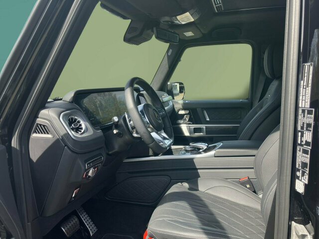 Interne Fahrzeugnr.:: 0923778Ausstattungslinien und -Pakete:  Aktiv-Multikontursitz-Paket Plus,   AMG Motorabdeckung Carbon,   AMG Night-Paket,   AMG Night-Paket II,   Diebstahlschutz-PaketExterieur:  55,9 cm (22") AMG Schmiederäder im Vielspeichen-Design,   AMG Bremssättel vorn und hinten rot lackiert,   AMG DYNAMIC SELECT,   AMG Performance-Abgasanlage schaltbar,   AMG Ride Control Fahrwerk,   AMG spezifische Kühlerverkleidung in Dark Chrome,   Außenschutzleiste mit Ziereinlage in Carbonoptik,   Außenspiegelgehäuse in Schwarz,   Dachspoiler vorn,   Einstiegsleisten vorne in Edelstahl,   Frontscheibe, beheizt,   Geländeuntersetzung,   Kraftstoffbehälter mit größerem Volumen (100l),   Ladekantenschutz hinten in Edelstahl,   Mercedes-AMG G 63 4x4²,   Mercedes Stern vorne und hinten in Hochglanzschwarz,   Metallic-Lackierung,   Multibeam LED,   Optischer Unterschutz in Obsidianschwarz,   PROFESSIONAL Dachgepäckträger,   PROFESSIONAL Ersatzradhalter,   PROFESSIONAL Schmutzfänger vorn und hinten,   Radlaufverbreiterung,   Rauten Design,   SCHEINWERFER ABGEDUNKELT,   Trittbretter seitlich,   Typographie in Hochglanzschwarz,   Umfeldbeleuchtung mit Projektion des Markenlogos,   Vorrüstung für Dachträgersystem,   Wärmedämmend dunkel getöntes Glas,   Zierblende mit "4x4²" Schriftzug,   Zulässiges Gesamtgewicht: 3400 kgInterieur:  Ambientebeleuchtung (64 Farben un,   AMG Fußmatten schwarz,   AMG Performance Lenkrad in Leder Nappa,   AMG Zierelemente Carbon,   Aschenbechereinsatz für Cupholder,   Bedienungsanleitung und Serviceheft - deutsch,   Digitaler Innenspiegel,   EASY-PACK Laderaumabdeckung,   Haltegriff für Beifahrer auf Instrumententafel,   Innenhimmel Mikrofaser DINAMICA schwarz,   Instrumententafel in Leder Nappa,   Ionisierung der Innenraumluft,   Klimatisierungsautomatik Thermotronic,   Leder Nappa,   Memory Funktion für Sitze und Kopfstützen vorn,   Sitzkomfortfunktionen,   SUPERIOR Line Interieur,   TrennnetzMultimedia:  AMG Kombiinstrument,   Burmester® Surround-Soundsystem,   COMAND Online,   Digitales Radio,   Mercedes-Benz Notrufsystem,   Offroad-Bildschirm,   Smartphone-Integration Carplay,   Smartphone Integration,   Sprache Kombiinstrument - deutsch,   Vorrüstung für Bürofunktion im Fahrzeug,   Vorrüstung für Fahrzeug Monitoring,   Vorrüstung für Fahrzeug Setup,   Vorrüstung für Fond-Entertainment,   Vorrüstung für Navigationsdienste,   Vorrüstung Live Traffic Information,   Widescreen CockpitKomfort und Umwelt:  360°-Kamera,   Abgasreinigung EURO 6 Technik,   AMG SPEEDSHIFT TCT 9G,   Attention Assist,   ECO Start-Stop Funktion,   ENERGIZING Komfortsteuerung,   Getriebe automatisch,   i-Size Kindersitzbefestigung,   Kraftstofftanksystem für EU6d-Norm,   Multifunktionslenkrad beheizt,   Park-Assistent PARKTRONIC,   Schiebedach,   Spurhalteassistent,   Totwinkel-Assistent,   Verkehrszeichen-AssistentSicherheit:  Elektronisches Stabilitäts-Programm (ESP®),   GUARD 360° Fahrzeugschutz Plus,   PRE-SAFE ® -System,   Reifendruckkontrolle (RDK),   Sidebags im FondWeiteres:  HUBRAUM 4,0 LITER,   Kratzbeständiger Klarlack,   MOBILO,   Park-Assistent PARKTRONIC mit 360°-Kamera,   Smartphone-Integration Google Automotive,   STEUERCODE - MBCONNECT DIEBSTAHLSCHUTZ,   TV-Tuner,   V8-OTTOMOTOR M177,   Differentialsperren 100%.