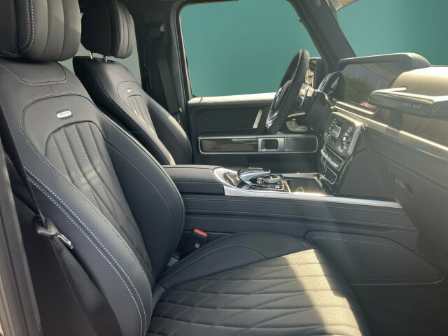 Interne Fahrzeugnr.:: 0923778Ausstattungslinien und -Pakete:  Aktiv-Multikontursitz-Paket Plus,   AMG Motorabdeckung Carbon,   AMG Night-Paket,   AMG Night-Paket II,   Diebstahlschutz-PaketExterieur:  55,9 cm (22") AMG Schmiederäder im Vielspeichen-Design,   AMG Bremssättel vorn und hinten rot lackiert,   AMG DYNAMIC SELECT,   AMG Performance-Abgasanlage schaltbar,   AMG Ride Control Fahrwerk,   AMG spezifische Kühlerverkleidung in Dark Chrome,   Außenschutzleiste mit Ziereinlage in Carbonoptik,   Außenspiegelgehäuse in Schwarz,   Dachspoiler vorn,   Einstiegsleisten vorne in Edelstahl,   Frontscheibe, beheizt,   Geländeuntersetzung,   Kraftstoffbehälter mit größerem Volumen (100l),   Ladekantenschutz hinten in Edelstahl,   Mercedes-AMG G 63 4x4²,   Mercedes Stern vorne und hinten in Hochglanzschwarz,   Metallic-Lackierung,   Multibeam LED,   Optischer Unterschutz in Obsidianschwarz,   PROFESSIONAL Dachgepäckträger,   PROFESSIONAL Ersatzradhalter,   PROFESSIONAL Schmutzfänger vorn und hinten,   Radlaufverbreiterung,   Rauten Design,   SCHEINWERFER ABGEDUNKELT,   Trittbretter seitlich,   Typographie in Hochglanzschwarz,   Umfeldbeleuchtung mit Projektion des Markenlogos,   Vorrüstung für Dachträgersystem,   Wärmedämmend dunkel getöntes Glas,   Zierblende mit "4x4²" Schriftzug,   Zulässiges Gesamtgewicht: 3400 kgInterieur:  Ambientebeleuchtung (64 Farben un,   AMG Fußmatten schwarz,   AMG Performance Lenkrad in Leder Nappa,   AMG Zierelemente Carbon,   Aschenbechereinsatz für Cupholder,   Bedienungsanleitung und Serviceheft - deutsch,   Digitaler Innenspiegel,   EASY-PACK Laderaumabdeckung,   Haltegriff für Beifahrer auf Instrumententafel,   Innenhimmel Mikrofaser DINAMICA schwarz,   Instrumententafel in Leder Nappa,   Ionisierung der Innenraumluft,   Klimatisierungsautomatik Thermotronic,   Leder Nappa,   Memory Funktion für Sitze und Kopfstützen vorn,   Sitzkomfortfunktionen,   SUPERIOR Line Interieur,   TrennnetzMultimedia:  AMG Kombiinstrument,   Burmester® Surround-Soundsystem,   COMAND Online,   Digitales Radio,   Mercedes-Benz Notrufsystem,   Offroad-Bildschirm,   Smartphone-Integration Carplay,   Smartphone Integration,   Sprache Kombiinstrument - deutsch,   Vorrüstung für Bürofunktion im Fahrzeug,   Vorrüstung für Fahrzeug Monitoring,   Vorrüstung für Fahrzeug Setup,   Vorrüstung für Fond-Entertainment,   Vorrüstung für Navigationsdienste,   Vorrüstung Live Traffic Information,   Widescreen CockpitKomfort und Umwelt:  360°-Kamera,   Abgasreinigung EURO 6 Technik,   AMG SPEEDSHIFT TCT 9G,   Attention Assist,   ECO Start-Stop Funktion,   ENERGIZING Komfortsteuerung,   Getriebe automatisch,   i-Size Kindersitzbefestigung,   Kraftstofftanksystem für EU6d-Norm,   Multifunktionslenkrad beheizt,   Park-Assistent PARKTRONIC,   Schiebedach,   Spurhalteassistent,   Totwinkel-Assistent,   Verkehrszeichen-AssistentSicherheit:  Elektronisches Stabilitäts-Programm (ESP®),   GUARD 360° Fahrzeugschutz Plus,   PRE-SAFE ® -System,   Reifendruckkontrolle (RDK),   Sidebags im FondWeiteres:  HUBRAUM 4,0 LITER,   Kratzbeständiger Klarlack,   MOBILO,   Park-Assistent PARKTRONIC mit 360°-Kamera,   Smartphone-Integration Google Automotive,   STEUERCODE - MBCONNECT DIEBSTAHLSCHUTZ,   TV-Tuner,   V8-OTTOMOTOR M177,   Differentialsperren 100%.
