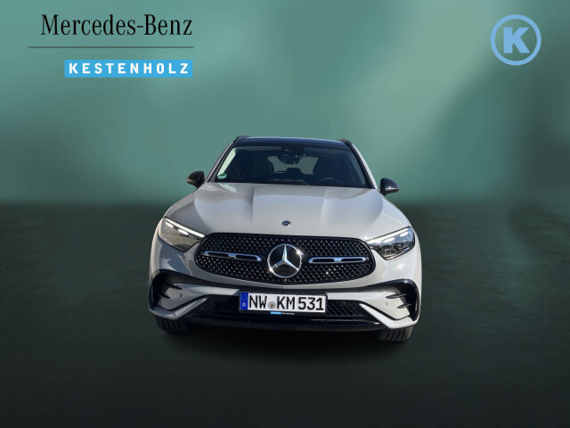 Interne Fahrzeugnr.:: 0923782Ausstattungslinien und -Pakete:  Ablage-Paket,   Advanced-Plus-Paket mit  Digitalen Extras,   AMG Line Advanced Plus,   AMG Line Exterieur,   AMG Line Interieur,   AMG Line Sportsitz-Paket,   AMG Styling,   Chrom-Paket Exterieur,   Chrom-Paket Interieur,   Edition AMG-Line,   Innenraum-Lichtpaket,   Kofferraumkomfort-Paket,   Memory-Paket,   Night-Paket,   Park-Paket mit 360 Grad-Kamera,   Spiegel-Paket,   USB-PaketExterieur:  20" AMG Leichtmetallräder im Vielspeichen-Design,   ABGASANLAGE MIT 3-SENSOREN PAKET,   Abgasanlage mit DPF Generation 2.0,   AIRPANEL,   AMG DYNAMIC SELECT,   Anhängevorrichtung mit ESP® Anhängerstabilisierung,   Außenspiegel elektrisch anklappbar,   Bremsanlage mit größeren Bremsscheiben an der Vorderachse,   Dachreling schwarz,   Diesel-Abgasreinigung mit SDPF,   Diesel-Abgasreinigungsanlage BlueTEC SCR Generation 4,   DIGITAL LIGHT,   Einstiegsleisten mit "Mercedes-Benz" Schriftzug, beleuchtet und mit Wechselcover,   Fahrzeug mit Linkslenkung,   Hybrid Antrieb mit 48-Volt-Technologie,   Identifikationsschild mit VIN-Nummer,   Integrierter Starter Generator Generation 2,   LEISTUNGSKLASSE MOTOR UNTER 151KW,   Produktschutz Teilschutz,   PTC-Zuheizer 48V,   Radgröße 20" Mischbereifung Variante 1,   Radlaufverbreiterung,   Radlaufverkleidungen in Wagenfarbe,   Scheibenwischer mit Regensensor,   Speed+ - Loadindex 105W XL + 108W XL,   Sportlicher Motorsound,   Steuer-Code - Funktion GSR-ISA,   Steuercode Umstellung WLTP mit RDE,   Steuercode Vertrieb,   Teleskopierbare Gelenkwelle,   Transparente Motorhaube,   Umfeldbeleuchtung mit Projektion des Markenlogos,   Vorrüstung für Projektionsfunktion Animationen,   Vorrüstung für Projektionsfunktion Symbole,   Wegfall Typkennzeichen auf Kofferraumdeckel,   Wärmedämmend dunkel getöntes GlasInterieur:  4-Wege-Lordosenstütze,   Ambientebeleuchtung,   AMG Fußmatten,   Bedienungsanleitung und Serviceinformation - deutsch,   Doppelcupholder,   Durchlademöglichkeit,   EASY-PACK Laderaumabdeckung,   Innenhimmel Stoff kristallgrau,   Innenspiegel automatisch abblendend,   Instrumententafel und Bordkanten in Ledernachbildung ARTICO in Nappaoptik,   Klimaanlage ohne Diffus,   Klimatisierungsautomatik THERMATIC,   Mittelkonsole Metallstruktur,   Serviceintervall 25.000 km,   Sitzheizung für Fahrer und Beifahrer,   Sportsitze,   Steckdose im Kofferraum,   Wendematte Kofferraum in Schwarz,   Zierelemente MetallstrukturMultimedia:  3 Jahre kostenfreie Karten-Updates,   Ambientebeleuchtung Plus,   Android Auto,   Apple CarPlay,   Burmester® 3D-Surround-Soundsystem,   Digitales Extra: Erweiterte Funktionen MBUX,   Digitales Extra: MBUX Navigation Premium,   Digitales Extra: Remote Services,   Digitales Extra: Smartphone Integration,   Digitales Extra: Vorrüstung für Live Traffic Information,   Digitales Extra: Vorrüstung für Navigationsdienste,   Digitales Radio,   Fahrerdisplay,   Festplatten-Navigation,   Headunit Länderset für ECE (NTG 7),   Kabelloses Ladesystem für mobile Endgeräte vorn,   Kommunikationsmodul (5G) für die Nutzung von Digitalen Extras,   MBUX Multimediasystem,   Mercedes-Benz Notrufsystem,   Soundpersonalisierung,   Sprache Kombiinstrument - deutsch,   Techn. Kommunikationsmodulvariante für ECE,   Vorrüstung für digitales Radio,   ZentraldisplayKomfort und Umwelt:  9G-TRONIC,   360°-Kamera,   Abgasreinigung EURO 6 Technik,   Adaptiver Fernlicht-Assistent Plus,   AGILITY CONTROL Fahrwerk mit selektivem Dämpfungssystem,   Aktiver Park-Assistent mit PARKTRONIC,   Aktiver Spurhalte-Assistent,   Digitales Extra: Verkehrszeichen-Assistent,   Easy-Pack Heckklappe,   i-Size Kindersitzbefestigung,   KEYLESS-GO Start-Funktion,   Multifunktions-Sportlenkrad in Leder Nappa,   Panorama-Schiebedach,   Passive Personenanwesenheitserinnerung,   Totwinkel-Assistent,   Vordersitz links elektrisch verstellbar mit Memory-Funktion,   Vordersitz rechts elektrisch verstellbar mit Memory-Funktion,   Vorrüstung für DISTRONICSicherheit:  Aktiver Brems-Assistent,   Automatische Beifahrerairbag-Abschaltung,   Deaktivierung Schließrückmeldung über Fanfare,   Digitales Extra: Aktiver Abstands-Assistent DISTRONIC,   Fahrerbeobachtungskamera,   Fingerabdrucksensor,   Fondgurt-Statusanzeige im Instrumenten-Display,   Mittenairbag,   Rating Länderset EURO-NCAP,   Reifendruckkontrolle (RDK),   TIREFIT,   Warnweste für FahrerZustand/Papiere:  COC-Papier EU6 mit Zulassungsbescheinigung Teil IIWeiteres: Fahrzeug mit Haltedauer! Abgabe frühestens 90 Tage nach Erstzulassung! Kältemittel 1234yf,   LAND-SAMMLER FUER RED-ZERTIFIZIERUNG F. HU ECE,   Modelljahrcode,   Rohbaulaststufe 1.