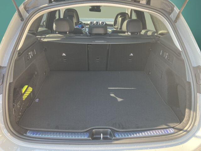 Interne Fahrzeugnr.:: 0923782Ausstattungslinien und -Pakete:  Ablage-Paket,   Advanced-Plus-Paket mit  Digitalen Extras,   AMG Line Advanced Plus,   AMG Line Exterieur,   AMG Line Interieur,   AMG Line Sportsitz-Paket,   AMG Styling,   Chrom-Paket Exterieur,   Chrom-Paket Interieur,   Edition AMG-Line,   Innenraum-Lichtpaket,   Kofferraumkomfort-Paket,   Memory-Paket,   Night-Paket,   Park-Paket mit 360 Grad-Kamera,   Spiegel-Paket,   USB-PaketExterieur:  20" AMG Leichtmetallräder im Vielspeichen-Design,   ABGASANLAGE MIT 3-SENSOREN PAKET,   Abgasanlage mit DPF Generation 2.0,   AIRPANEL,   AMG DYNAMIC SELECT,   Anhängevorrichtung mit ESP® Anhängerstabilisierung,   Außenspiegel elektrisch anklappbar,   Bremsanlage mit größeren Bremsscheiben an der Vorderachse,   Dachreling schwarz,   Diesel-Abgasreinigung mit SDPF,   Diesel-Abgasreinigungsanlage BlueTEC SCR Generation 4,   DIGITAL LIGHT,   Einstiegsleisten mit "Mercedes-Benz" Schriftzug, beleuchtet und mit Wechselcover,   Fahrzeug mit Linkslenkung,   Hybrid Antrieb mit 48-Volt-Technologie,   Identifikationsschild mit VIN-Nummer,   Integrierter Starter Generator Generation 2,   LEISTUNGSKLASSE MOTOR UNTER 151KW,   Produktschutz Teilschutz,   PTC-Zuheizer 48V,   Radgröße 20" Mischbereifung Variante 1,   Radlaufverbreiterung,   Radlaufverkleidungen in Wagenfarbe,   Scheibenwischer mit Regensensor,   Speed+ - Loadindex 105W XL + 108W XL,   Sportlicher Motorsound,   Steuer-Code - Funktion GSR-ISA,   Steuercode Umstellung WLTP mit RDE,   Steuercode Vertrieb,   Teleskopierbare Gelenkwelle,   Transparente Motorhaube,   Umfeldbeleuchtung mit Projektion des Markenlogos,   Vorrüstung für Projektionsfunktion Animationen,   Vorrüstung für Projektionsfunktion Symbole,   Wegfall Typkennzeichen auf Kofferraumdeckel,   Wärmedämmend dunkel getöntes GlasInterieur:  4-Wege-Lordosenstütze,   Ambientebeleuchtung,   AMG Fußmatten,   Bedienungsanleitung und Serviceinformation - deutsch,   Doppelcupholder,   Durchlademöglichkeit,   EASY-PACK Laderaumabdeckung,   Innenhimmel Stoff kristallgrau,   Innenspiegel automatisch abblendend,   Instrumententafel und Bordkanten in Ledernachbildung ARTICO in Nappaoptik,   Klimaanlage ohne Diffus,   Klimatisierungsautomatik THERMATIC,   Mittelkonsole Metallstruktur,   Serviceintervall 25.000 km,   Sitzheizung für Fahrer und Beifahrer,   Sportsitze,   Steckdose im Kofferraum,   Wendematte Kofferraum in Schwarz,   Zierelemente MetallstrukturMultimedia:  3 Jahre kostenfreie Karten-Updates,   Ambientebeleuchtung Plus,   Android Auto,   Apple CarPlay,   Burmester® 3D-Surround-Soundsystem,   Digitales Extra: Erweiterte Funktionen MBUX,   Digitales Extra: MBUX Navigation Premium,   Digitales Extra: Remote Services,   Digitales Extra: Smartphone Integration,   Digitales Extra: Vorrüstung für Live Traffic Information,   Digitales Extra: Vorrüstung für Navigationsdienste,   Digitales Radio,   Fahrerdisplay,   Festplatten-Navigation,   Headunit Länderset für ECE (NTG 7),   Kabelloses Ladesystem für mobile Endgeräte vorn,   Kommunikationsmodul (5G) für die Nutzung von Digitalen Extras,   MBUX Multimediasystem,   Mercedes-Benz Notrufsystem,   Soundpersonalisierung,   Sprache Kombiinstrument - deutsch,   Techn. Kommunikationsmodulvariante für ECE,   Vorrüstung für digitales Radio,   ZentraldisplayKomfort und Umwelt:  9G-TRONIC,   360°-Kamera,   Abgasreinigung EURO 6 Technik,   Adaptiver Fernlicht-Assistent Plus,   AGILITY CONTROL Fahrwerk mit selektivem Dämpfungssystem,   Aktiver Park-Assistent mit PARKTRONIC,   Aktiver Spurhalte-Assistent,   Digitales Extra: Verkehrszeichen-Assistent,   Easy-Pack Heckklappe,   i-Size Kindersitzbefestigung,   KEYLESS-GO Start-Funktion,   Multifunktions-Sportlenkrad in Leder Nappa,   Panorama-Schiebedach,   Passive Personenanwesenheitserinnerung,   Totwinkel-Assistent,   Vordersitz links elektrisch verstellbar mit Memory-Funktion,   Vordersitz rechts elektrisch verstellbar mit Memory-Funktion,   Vorrüstung für DISTRONICSicherheit:  Aktiver Brems-Assistent,   Automatische Beifahrerairbag-Abschaltung,   Deaktivierung Schließrückmeldung über Fanfare,   Digitales Extra: Aktiver Abstands-Assistent DISTRONIC,   Fahrerbeobachtungskamera,   Fingerabdrucksensor,   Fondgurt-Statusanzeige im Instrumenten-Display,   Mittenairbag,   Rating Länderset EURO-NCAP,   Reifendruckkontrolle (RDK),   TIREFIT,   Warnweste für FahrerZustand/Papiere:  COC-Papier EU6 mit Zulassungsbescheinigung Teil IIWeiteres: Fahrzeug mit Haltedauer! Abgabe frühestens 90 Tage nach Erstzulassung! Kältemittel 1234yf,   LAND-SAMMLER FUER RED-ZERTIFIZIERUNG F. HU ECE,   Modelljahrcode,   Rohbaulaststufe 1.