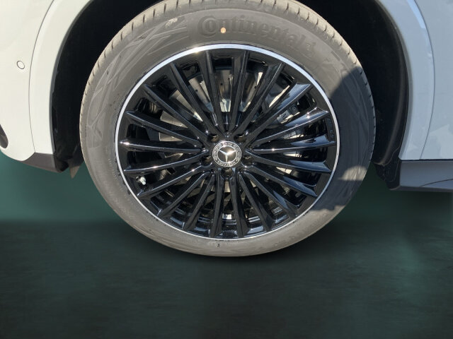 Interne Fahrzeugnr.:: 0923782Ausstattungslinien und -Pakete:  Ablage-Paket,   Advanced-Plus-Paket mit  Digitalen Extras,   AMG Line Advanced Plus,   AMG Line Exterieur,   AMG Line Interieur,   AMG Line Sportsitz-Paket,   AMG Styling,   Chrom-Paket Exterieur,   Chrom-Paket Interieur,   Edition AMG-Line,   Innenraum-Lichtpaket,   Kofferraumkomfort-Paket,   Memory-Paket,   Night-Paket,   Park-Paket mit 360 Grad-Kamera,   Spiegel-Paket,   USB-PaketExterieur:  20" AMG Leichtmetallräder im Vielspeichen-Design,   ABGASANLAGE MIT 3-SENSOREN PAKET,   Abgasanlage mit DPF Generation 2.0,   AIRPANEL,   AMG DYNAMIC SELECT,   Anhängevorrichtung mit ESP® Anhängerstabilisierung,   Außenspiegel elektrisch anklappbar,   Bremsanlage mit größeren Bremsscheiben an der Vorderachse,   Dachreling schwarz,   Diesel-Abgasreinigung mit SDPF,   Diesel-Abgasreinigungsanlage BlueTEC SCR Generation 4,   DIGITAL LIGHT,   Einstiegsleisten mit "Mercedes-Benz" Schriftzug, beleuchtet und mit Wechselcover,   Fahrzeug mit Linkslenkung,   Hybrid Antrieb mit 48-Volt-Technologie,   Identifikationsschild mit VIN-Nummer,   Integrierter Starter Generator Generation 2,   LEISTUNGSKLASSE MOTOR UNTER 151KW,   Produktschutz Teilschutz,   PTC-Zuheizer 48V,   Radgröße 20" Mischbereifung Variante 1,   Radlaufverbreiterung,   Radlaufverkleidungen in Wagenfarbe,   Scheibenwischer mit Regensensor,   Speed+ - Loadindex 105W XL + 108W XL,   Sportlicher Motorsound,   Steuer-Code - Funktion GSR-ISA,   Steuercode Umstellung WLTP mit RDE,   Steuercode Vertrieb,   Teleskopierbare Gelenkwelle,   Transparente Motorhaube,   Umfeldbeleuchtung mit Projektion des Markenlogos,   Vorrüstung für Projektionsfunktion Animationen,   Vorrüstung für Projektionsfunktion Symbole,   Wegfall Typkennzeichen auf Kofferraumdeckel,   Wärmedämmend dunkel getöntes GlasInterieur:  4-Wege-Lordosenstütze,   Ambientebeleuchtung,   AMG Fußmatten,   Bedienungsanleitung und Serviceinformation - deutsch,   Doppelcupholder,   Durchlademöglichkeit,   EASY-PACK Laderaumabdeckung,   Innenhimmel Stoff kristallgrau,   Innenspiegel automatisch abblendend,   Instrumententafel und Bordkanten in Ledernachbildung ARTICO in Nappaoptik,   Klimaanlage ohne Diffus,   Klimatisierungsautomatik THERMATIC,   Mittelkonsole Metallstruktur,   Serviceintervall 25.000 km,   Sitzheizung für Fahrer und Beifahrer,   Sportsitze,   Steckdose im Kofferraum,   Wendematte Kofferraum in Schwarz,   Zierelemente MetallstrukturMultimedia:  3 Jahre kostenfreie Karten-Updates,   Ambientebeleuchtung Plus,   Android Auto,   Apple CarPlay,   Burmester® 3D-Surround-Soundsystem,   Digitales Extra: Erweiterte Funktionen MBUX,   Digitales Extra: MBUX Navigation Premium,   Digitales Extra: Remote Services,   Digitales Extra: Smartphone Integration,   Digitales Extra: Vorrüstung für Live Traffic Information,   Digitales Extra: Vorrüstung für Navigationsdienste,   Digitales Radio,   Fahrerdisplay,   Festplatten-Navigation,   Headunit Länderset für ECE (NTG 7),   Kabelloses Ladesystem für mobile Endgeräte vorn,   Kommunikationsmodul (5G) für die Nutzung von Digitalen Extras,   MBUX Multimediasystem,   Mercedes-Benz Notrufsystem,   Soundpersonalisierung,   Sprache Kombiinstrument - deutsch,   Techn. Kommunikationsmodulvariante für ECE,   Vorrüstung für digitales Radio,   ZentraldisplayKomfort und Umwelt:  9G-TRONIC,   360°-Kamera,   Abgasreinigung EURO 6 Technik,   Adaptiver Fernlicht-Assistent Plus,   AGILITY CONTROL Fahrwerk mit selektivem Dämpfungssystem,   Aktiver Park-Assistent mit PARKTRONIC,   Aktiver Spurhalte-Assistent,   Digitales Extra: Verkehrszeichen-Assistent,   Easy-Pack Heckklappe,   i-Size Kindersitzbefestigung,   KEYLESS-GO Start-Funktion,   Multifunktions-Sportlenkrad in Leder Nappa,   Panorama-Schiebedach,   Passive Personenanwesenheitserinnerung,   Totwinkel-Assistent,   Vordersitz links elektrisch verstellbar mit Memory-Funktion,   Vordersitz rechts elektrisch verstellbar mit Memory-Funktion,   Vorrüstung für DISTRONICSicherheit:  Aktiver Brems-Assistent,   Automatische Beifahrerairbag-Abschaltung,   Deaktivierung Schließrückmeldung über Fanfare,   Digitales Extra: Aktiver Abstands-Assistent DISTRONIC,   Fahrerbeobachtungskamera,   Fingerabdrucksensor,   Fondgurt-Statusanzeige im Instrumenten-Display,   Mittenairbag,   Rating Länderset EURO-NCAP,   Reifendruckkontrolle (RDK),   TIREFIT,   Warnweste für FahrerZustand/Papiere:  COC-Papier EU6 mit Zulassungsbescheinigung Teil IIWeiteres: Fahrzeug mit Haltedauer! Abgabe frühestens 90 Tage nach Erstzulassung! Kältemittel 1234yf,   LAND-SAMMLER FUER RED-ZERTIFIZIERUNG F. HU ECE,   Modelljahrcode,   Rohbaulaststufe 1.