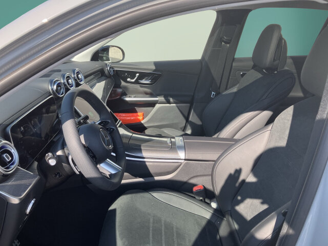 Interne Fahrzeugnr.:: 0923782Ausstattungslinien und -Pakete:  Ablage-Paket,   Advanced-Plus-Paket mit  Digitalen Extras,   AMG Line Advanced Plus,   AMG Line Exterieur,   AMG Line Interieur,   AMG Line Sportsitz-Paket,   AMG Styling,   Chrom-Paket Exterieur,   Chrom-Paket Interieur,   Edition AMG-Line,   Innenraum-Lichtpaket,   Kofferraumkomfort-Paket,   Memory-Paket,   Night-Paket,   Park-Paket mit 360 Grad-Kamera,   Spiegel-Paket,   USB-PaketExterieur:  20" AMG Leichtmetallräder im Vielspeichen-Design,   ABGASANLAGE MIT 3-SENSOREN PAKET,   Abgasanlage mit DPF Generation 2.0,   AIRPANEL,   AMG DYNAMIC SELECT,   Anhängevorrichtung mit ESP® Anhängerstabilisierung,   Außenspiegel elektrisch anklappbar,   Bremsanlage mit größeren Bremsscheiben an der Vorderachse,   Dachreling schwarz,   Diesel-Abgasreinigung mit SDPF,   Diesel-Abgasreinigungsanlage BlueTEC SCR Generation 4,   DIGITAL LIGHT,   Einstiegsleisten mit "Mercedes-Benz" Schriftzug, beleuchtet und mit Wechselcover,   Fahrzeug mit Linkslenkung,   Hybrid Antrieb mit 48-Volt-Technologie,   Identifikationsschild mit VIN-Nummer,   Integrierter Starter Generator Generation 2,   LEISTUNGSKLASSE MOTOR UNTER 151KW,   Produktschutz Teilschutz,   PTC-Zuheizer 48V,   Radgröße 20" Mischbereifung Variante 1,   Radlaufverbreiterung,   Radlaufverkleidungen in Wagenfarbe,   Scheibenwischer mit Regensensor,   Speed+ - Loadindex 105W XL + 108W XL,   Sportlicher Motorsound,   Steuer-Code - Funktion GSR-ISA,   Steuercode Umstellung WLTP mit RDE,   Steuercode Vertrieb,   Teleskopierbare Gelenkwelle,   Transparente Motorhaube,   Umfeldbeleuchtung mit Projektion des Markenlogos,   Vorrüstung für Projektionsfunktion Animationen,   Vorrüstung für Projektionsfunktion Symbole,   Wegfall Typkennzeichen auf Kofferraumdeckel,   Wärmedämmend dunkel getöntes GlasInterieur:  4-Wege-Lordosenstütze,   Ambientebeleuchtung,   AMG Fußmatten,   Bedienungsanleitung und Serviceinformation - deutsch,   Doppelcupholder,   Durchlademöglichkeit,   EASY-PACK Laderaumabdeckung,   Innenhimmel Stoff kristallgrau,   Innenspiegel automatisch abblendend,   Instrumententafel und Bordkanten in Ledernachbildung ARTICO in Nappaoptik,   Klimaanlage ohne Diffus,   Klimatisierungsautomatik THERMATIC,   Mittelkonsole Metallstruktur,   Serviceintervall 25.000 km,   Sitzheizung für Fahrer und Beifahrer,   Sportsitze,   Steckdose im Kofferraum,   Wendematte Kofferraum in Schwarz,   Zierelemente MetallstrukturMultimedia:  3 Jahre kostenfreie Karten-Updates,   Ambientebeleuchtung Plus,   Android Auto,   Apple CarPlay,   Burmester® 3D-Surround-Soundsystem,   Digitales Extra: Erweiterte Funktionen MBUX,   Digitales Extra: MBUX Navigation Premium,   Digitales Extra: Remote Services,   Digitales Extra: Smartphone Integration,   Digitales Extra: Vorrüstung für Live Traffic Information,   Digitales Extra: Vorrüstung für Navigationsdienste,   Digitales Radio,   Fahrerdisplay,   Festplatten-Navigation,   Headunit Länderset für ECE (NTG 7),   Kabelloses Ladesystem für mobile Endgeräte vorn,   Kommunikationsmodul (5G) für die Nutzung von Digitalen Extras,   MBUX Multimediasystem,   Mercedes-Benz Notrufsystem,   Soundpersonalisierung,   Sprache Kombiinstrument - deutsch,   Techn. Kommunikationsmodulvariante für ECE,   Vorrüstung für digitales Radio,   ZentraldisplayKomfort und Umwelt:  9G-TRONIC,   360°-Kamera,   Abgasreinigung EURO 6 Technik,   Adaptiver Fernlicht-Assistent Plus,   AGILITY CONTROL Fahrwerk mit selektivem Dämpfungssystem,   Aktiver Park-Assistent mit PARKTRONIC,   Aktiver Spurhalte-Assistent,   Digitales Extra: Verkehrszeichen-Assistent,   Easy-Pack Heckklappe,   i-Size Kindersitzbefestigung,   KEYLESS-GO Start-Funktion,   Multifunktions-Sportlenkrad in Leder Nappa,   Panorama-Schiebedach,   Passive Personenanwesenheitserinnerung,   Totwinkel-Assistent,   Vordersitz links elektrisch verstellbar mit Memory-Funktion,   Vordersitz rechts elektrisch verstellbar mit Memory-Funktion,   Vorrüstung für DISTRONICSicherheit:  Aktiver Brems-Assistent,   Automatische Beifahrerairbag-Abschaltung,   Deaktivierung Schließrückmeldung über Fanfare,   Digitales Extra: Aktiver Abstands-Assistent DISTRONIC,   Fahrerbeobachtungskamera,   Fingerabdrucksensor,   Fondgurt-Statusanzeige im Instrumenten-Display,   Mittenairbag,   Rating Länderset EURO-NCAP,   Reifendruckkontrolle (RDK),   TIREFIT,   Warnweste für FahrerZustand/Papiere:  COC-Papier EU6 mit Zulassungsbescheinigung Teil IIWeiteres: Fahrzeug mit Haltedauer! Abgabe frühestens 90 Tage nach Erstzulassung! Kältemittel 1234yf,   LAND-SAMMLER FUER RED-ZERTIFIZIERUNG F. HU ECE,   Modelljahrcode,   Rohbaulaststufe 1.