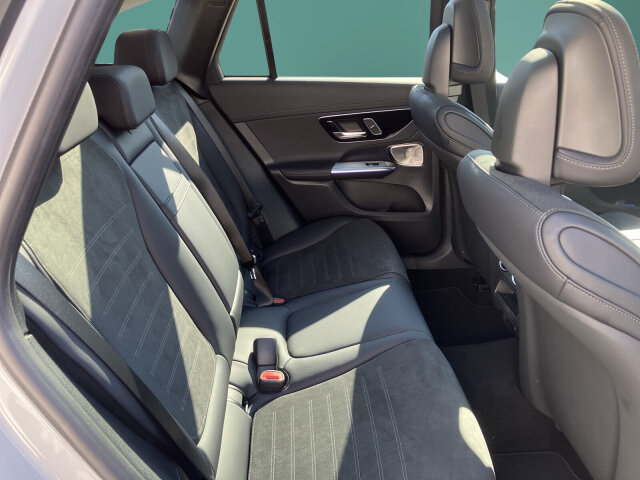 Interne Fahrzeugnr.:: 0923782Ausstattungslinien und -Pakete:  Ablage-Paket,   Advanced-Plus-Paket mit  Digitalen Extras,   AMG Line Advanced Plus,   AMG Line Exterieur,   AMG Line Interieur,   AMG Line Sportsitz-Paket,   AMG Styling,   Chrom-Paket Exterieur,   Chrom-Paket Interieur,   Edition AMG-Line,   Innenraum-Lichtpaket,   Kofferraumkomfort-Paket,   Memory-Paket,   Night-Paket,   Park-Paket mit 360 Grad-Kamera,   Spiegel-Paket,   USB-PaketExterieur:  20" AMG Leichtmetallräder im Vielspeichen-Design,   ABGASANLAGE MIT 3-SENSOREN PAKET,   Abgasanlage mit DPF Generation 2.0,   AIRPANEL,   AMG DYNAMIC SELECT,   Anhängevorrichtung mit ESP® Anhängerstabilisierung,   Außenspiegel elektrisch anklappbar,   Bremsanlage mit größeren Bremsscheiben an der Vorderachse,   Dachreling schwarz,   Diesel-Abgasreinigung mit SDPF,   Diesel-Abgasreinigungsanlage BlueTEC SCR Generation 4,   DIGITAL LIGHT,   Einstiegsleisten mit "Mercedes-Benz" Schriftzug, beleuchtet und mit Wechselcover,   Fahrzeug mit Linkslenkung,   Hybrid Antrieb mit 48-Volt-Technologie,   Identifikationsschild mit VIN-Nummer,   Integrierter Starter Generator Generation 2,   LEISTUNGSKLASSE MOTOR UNTER 151KW,   Produktschutz Teilschutz,   PTC-Zuheizer 48V,   Radgröße 20" Mischbereifung Variante 1,   Radlaufverbreiterung,   Radlaufverkleidungen in Wagenfarbe,   Scheibenwischer mit Regensensor,   Speed+ - Loadindex 105W XL + 108W XL,   Sportlicher Motorsound,   Steuer-Code - Funktion GSR-ISA,   Steuercode Umstellung WLTP mit RDE,   Steuercode Vertrieb,   Teleskopierbare Gelenkwelle,   Transparente Motorhaube,   Umfeldbeleuchtung mit Projektion des Markenlogos,   Vorrüstung für Projektionsfunktion Animationen,   Vorrüstung für Projektionsfunktion Symbole,   Wegfall Typkennzeichen auf Kofferraumdeckel,   Wärmedämmend dunkel getöntes GlasInterieur:  4-Wege-Lordosenstütze,   Ambientebeleuchtung,   AMG Fußmatten,   Bedienungsanleitung und Serviceinformation - deutsch,   Doppelcupholder,   Durchlademöglichkeit,   EASY-PACK Laderaumabdeckung,   Innenhimmel Stoff kristallgrau,   Innenspiegel automatisch abblendend,   Instrumententafel und Bordkanten in Ledernachbildung ARTICO in Nappaoptik,   Klimaanlage ohne Diffus,   Klimatisierungsautomatik THERMATIC,   Mittelkonsole Metallstruktur,   Serviceintervall 25.000 km,   Sitzheizung für Fahrer und Beifahrer,   Sportsitze,   Steckdose im Kofferraum,   Wendematte Kofferraum in Schwarz,   Zierelemente MetallstrukturMultimedia:  3 Jahre kostenfreie Karten-Updates,   Ambientebeleuchtung Plus,   Android Auto,   Apple CarPlay,   Burmester® 3D-Surround-Soundsystem,   Digitales Extra: Erweiterte Funktionen MBUX,   Digitales Extra: MBUX Navigation Premium,   Digitales Extra: Remote Services,   Digitales Extra: Smartphone Integration,   Digitales Extra: Vorrüstung für Live Traffic Information,   Digitales Extra: Vorrüstung für Navigationsdienste,   Digitales Radio,   Fahrerdisplay,   Festplatten-Navigation,   Headunit Länderset für ECE (NTG 7),   Kabelloses Ladesystem für mobile Endgeräte vorn,   Kommunikationsmodul (5G) für die Nutzung von Digitalen Extras,   MBUX Multimediasystem,   Mercedes-Benz Notrufsystem,   Soundpersonalisierung,   Sprache Kombiinstrument - deutsch,   Techn. Kommunikationsmodulvariante für ECE,   Vorrüstung für digitales Radio,   ZentraldisplayKomfort und Umwelt:  9G-TRONIC,   360°-Kamera,   Abgasreinigung EURO 6 Technik,   Adaptiver Fernlicht-Assistent Plus,   AGILITY CONTROL Fahrwerk mit selektivem Dämpfungssystem,   Aktiver Park-Assistent mit PARKTRONIC,   Aktiver Spurhalte-Assistent,   Digitales Extra: Verkehrszeichen-Assistent,   Easy-Pack Heckklappe,   i-Size Kindersitzbefestigung,   KEYLESS-GO Start-Funktion,   Multifunktions-Sportlenkrad in Leder Nappa,   Panorama-Schiebedach,   Passive Personenanwesenheitserinnerung,   Totwinkel-Assistent,   Vordersitz links elektrisch verstellbar mit Memory-Funktion,   Vordersitz rechts elektrisch verstellbar mit Memory-Funktion,   Vorrüstung für DISTRONICSicherheit:  Aktiver Brems-Assistent,   Automatische Beifahrerairbag-Abschaltung,   Deaktivierung Schließrückmeldung über Fanfare,   Digitales Extra: Aktiver Abstands-Assistent DISTRONIC,   Fahrerbeobachtungskamera,   Fingerabdrucksensor,   Fondgurt-Statusanzeige im Instrumenten-Display,   Mittenairbag,   Rating Länderset EURO-NCAP,   Reifendruckkontrolle (RDK),   TIREFIT,   Warnweste für FahrerZustand/Papiere:  COC-Papier EU6 mit Zulassungsbescheinigung Teil IIWeiteres: Fahrzeug mit Haltedauer! Abgabe frühestens 90 Tage nach Erstzulassung! Kältemittel 1234yf,   LAND-SAMMLER FUER RED-ZERTIFIZIERUNG F. HU ECE,   Modelljahrcode,   Rohbaulaststufe 1.