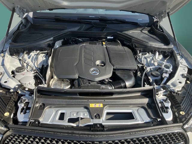 Interne Fahrzeugnr.:: 0923782Ausstattungslinien und -Pakete:  Ablage-Paket,   Advanced-Plus-Paket mit  Digitalen Extras,   AMG Line Advanced Plus,   AMG Line Exterieur,   AMG Line Interieur,   AMG Line Sportsitz-Paket,   AMG Styling,   Chrom-Paket Exterieur,   Chrom-Paket Interieur,   Edition AMG-Line,   Innenraum-Lichtpaket,   Kofferraumkomfort-Paket,   Memory-Paket,   Night-Paket,   Park-Paket mit 360 Grad-Kamera,   Spiegel-Paket,   USB-PaketExterieur:  20" AMG Leichtmetallräder im Vielspeichen-Design,   ABGASANLAGE MIT 3-SENSOREN PAKET,   Abgasanlage mit DPF Generation 2.0,   AIRPANEL,   AMG DYNAMIC SELECT,   Anhängevorrichtung mit ESP® Anhängerstabilisierung,   Außenspiegel elektrisch anklappbar,   Bremsanlage mit größeren Bremsscheiben an der Vorderachse,   Dachreling schwarz,   Diesel-Abgasreinigung mit SDPF,   Diesel-Abgasreinigungsanlage BlueTEC SCR Generation 4,   DIGITAL LIGHT,   Einstiegsleisten mit "Mercedes-Benz" Schriftzug, beleuchtet und mit Wechselcover,   Fahrzeug mit Linkslenkung,   Hybrid Antrieb mit 48-Volt-Technologie,   Identifikationsschild mit VIN-Nummer,   Integrierter Starter Generator Generation 2,   LEISTUNGSKLASSE MOTOR UNTER 151KW,   Produktschutz Teilschutz,   PTC-Zuheizer 48V,   Radgröße 20" Mischbereifung Variante 1,   Radlaufverbreiterung,   Radlaufverkleidungen in Wagenfarbe,   Scheibenwischer mit Regensensor,   Speed+ - Loadindex 105W XL + 108W XL,   Sportlicher Motorsound,   Steuer-Code - Funktion GSR-ISA,   Steuercode Umstellung WLTP mit RDE,   Steuercode Vertrieb,   Teleskopierbare Gelenkwelle,   Transparente Motorhaube,   Umfeldbeleuchtung mit Projektion des Markenlogos,   Vorrüstung für Projektionsfunktion Animationen,   Vorrüstung für Projektionsfunktion Symbole,   Wegfall Typkennzeichen auf Kofferraumdeckel,   Wärmedämmend dunkel getöntes GlasInterieur:  4-Wege-Lordosenstütze,   Ambientebeleuchtung,   AMG Fußmatten,   Bedienungsanleitung und Serviceinformation - deutsch,   Doppelcupholder,   Durchlademöglichkeit,   EASY-PACK Laderaumabdeckung,   Innenhimmel Stoff kristallgrau,   Innenspiegel automatisch abblendend,   Instrumententafel und Bordkanten in Ledernachbildung ARTICO in Nappaoptik,   Klimaanlage ohne Diffus,   Klimatisierungsautomatik THERMATIC,   Mittelkonsole Metallstruktur,   Serviceintervall 25.000 km,   Sitzheizung für Fahrer und Beifahrer,   Sportsitze,   Steckdose im Kofferraum,   Wendematte Kofferraum in Schwarz,   Zierelemente MetallstrukturMultimedia:  3 Jahre kostenfreie Karten-Updates,   Ambientebeleuchtung Plus,   Android Auto,   Apple CarPlay,   Burmester® 3D-Surround-Soundsystem,   Digitales Extra: Erweiterte Funktionen MBUX,   Digitales Extra: MBUX Navigation Premium,   Digitales Extra: Remote Services,   Digitales Extra: Smartphone Integration,   Digitales Extra: Vorrüstung für Live Traffic Information,   Digitales Extra: Vorrüstung für Navigationsdienste,   Digitales Radio,   Fahrerdisplay,   Festplatten-Navigation,   Headunit Länderset für ECE (NTG 7),   Kabelloses Ladesystem für mobile Endgeräte vorn,   Kommunikationsmodul (5G) für die Nutzung von Digitalen Extras,   MBUX Multimediasystem,   Mercedes-Benz Notrufsystem,   Soundpersonalisierung,   Sprache Kombiinstrument - deutsch,   Techn. Kommunikationsmodulvariante für ECE,   Vorrüstung für digitales Radio,   ZentraldisplayKomfort und Umwelt:  9G-TRONIC,   360°-Kamera,   Abgasreinigung EURO 6 Technik,   Adaptiver Fernlicht-Assistent Plus,   AGILITY CONTROL Fahrwerk mit selektivem Dämpfungssystem,   Aktiver Park-Assistent mit PARKTRONIC,   Aktiver Spurhalte-Assistent,   Digitales Extra: Verkehrszeichen-Assistent,   Easy-Pack Heckklappe,   i-Size Kindersitzbefestigung,   KEYLESS-GO Start-Funktion,   Multifunktions-Sportlenkrad in Leder Nappa,   Panorama-Schiebedach,   Passive Personenanwesenheitserinnerung,   Totwinkel-Assistent,   Vordersitz links elektrisch verstellbar mit Memory-Funktion,   Vordersitz rechts elektrisch verstellbar mit Memory-Funktion,   Vorrüstung für DISTRONICSicherheit:  Aktiver Brems-Assistent,   Automatische Beifahrerairbag-Abschaltung,   Deaktivierung Schließrückmeldung über Fanfare,   Digitales Extra: Aktiver Abstands-Assistent DISTRONIC,   Fahrerbeobachtungskamera,   Fingerabdrucksensor,   Fondgurt-Statusanzeige im Instrumenten-Display,   Mittenairbag,   Rating Länderset EURO-NCAP,   Reifendruckkontrolle (RDK),   TIREFIT,   Warnweste für FahrerZustand/Papiere:  COC-Papier EU6 mit Zulassungsbescheinigung Teil IIWeiteres: Fahrzeug mit Haltedauer! Abgabe frühestens 90 Tage nach Erstzulassung! Kältemittel 1234yf,   LAND-SAMMLER FUER RED-ZERTIFIZIERUNG F. HU ECE,   Modelljahrcode,   Rohbaulaststufe 1.
