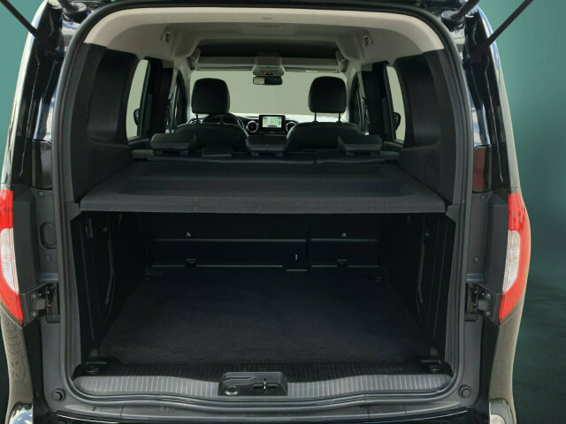 Interne Fahrzeugnr.:: 0923801Ausstattungslinien und -Pakete:  Advantage-Paket,   Aktives Sicherheits-Paket,   Chrom Interieur-Paket,   Navigation Paket,   Ohne Aufbauhersteller Sondermodul,   Ohne Paket BAUSTELLE,   Park-Paket,   Progressive,   Spiegel-Paket,   Technik-PaketExterieur:  16" Leichtmetallräder,   40,6 cm (16'') LM-Räder im 10-Speichen-Design,   Abdeckung Schiebetürschiene in Wagenfarbe,   Außenspiegel elektr. heranklappbar u. verstellbar,   Außenspiegel lackiert in Wagenfarbe,   Dachreling mit integriertem Grundträger,   Einstiegsleisten mit "Mercedes-Benz" Schriftzug,   Fenster in Heckklappe mit Wisch- und Waschanlage,   Frontscheibe wärmedämmend,   Gewichtsvariante 2.199 kg,   Griffleiste über Kennzeichen in Wagenfarbe,   Heckklappe,   Heckscheibe heizbar,   Kühlergrill verchromt,   Laderaum-Schiebetür links mit Fenster,   LED High Performance-Scheinwerfer,   Ohne Anhängerkupplung,   Ohne Ladekabel Traktionsbatterie E-Cell,   Ohne Staub-Kit,   Ohne Steinschlagschutz,   Schiebetür rechts mit Fenster,   Türgriffe lackiert in Wagenfarbe,   Wischwasserbehälter mit größerem Volumen,   Zierstab Heckklappe ChromInterieur:  Ambientebeleuchtung,   Armlehne mit Staufach,   Elektrische Fensterheber in Schiebetüren,   Fahrersitz höhenverstellbar mit Lordosestütze,   Fenster fest hinten,   Fensterheber vorn elektr. m. Komfortbedienfunktion,   Fondsitzbank FOLD &amp; LOAD 1/3 : 2/3 teilbar,   Gepäckraumabdeckung,   Handschuhfach, Beifahrerseite, geschlossen,   Innenraumbeleuchtung in LED-Technik,   Innenraumspiegel,   Innenspiegel  automatisch abblendend,   Innenverkleidung gehobene Ausführung,   Klimatisierungsautomatik Thermotronic,   Kopfstützen für Fahrgastraumsitze,   Kraftstofffilter mit Wasserabscheider,   Lederlenkrad,   Ledernachbildung ARTICO Schwarz mit Ziernaht,   Mit Gurt Mittelsitz Fond,   Mittelarmlehne ARTICO &amp; Türfelder NEOTEX,   Ohne beheiztes Lenkrad,   Ohne Lastschutznetz,   Ohne Sitze in Reihe 3,   Schaltknauf Leder,   Sitzheizung für Fahrer und Beifahrer,   Spiegel in Beifahrer-Sonnenblende,   Spiegel in Fahrer-Sonnenblende,   Steckdose 12 V im Fahrgastraum,   Steckdose 12 V Kofferraum / Laderaum,   Tachometer km/h,   Tasche an Fahrer- und Beifahrerrückenlehne,   Teilbelederte I-Tafel in Ledernachbildung ARTICO,   Teppichboden Fahrgastraum,   Teppichboden Kofferraum,   Tisch und beleuchtete Zierelemente an Rückenlehne,   Warmluftkanal zum Fahrgastraum,   Zierelemente Mattlack Seidenoptik silber,   Zierelement I-Tafel Hochglanzlack schwarzMultimedia:  2 USB Schnittstellen in Mittelkonsole hinten,   Digitales Extra: 3 Jahre Karten-Updates kostenfrei,   Digitales Extra: Erweiterte MBUX Funktionen,   Digitales Extra: Festplatten-Navigation,   Digitales Extra: Remote Services Plus,   Digitales Extra: Smartphone Integration,   Digitales Radio (DAB),   Kabelloses Ladesystem für mobile Endgeräte,   Kombiinstrument mit Farbdisplay,   Kommunikationsmodul (LTE) für digitale Dienste,   Live Traffic Information,   MBUX Multimediasystem inkl. Navigation &amp; DAB,   Mercedes-Benz Notrufsystem,   Navigation PLUS,   Sprache Kombiinstrument - deutsch,   Vorrüstung für Digitale ExtrasKomfort und Umwelt:  7-Gang-Automatikgetriebe,   Aktiver Park-Assistent,   Aktiver Spurhalte-Assistent,   Attention Assist,   Berganfahrhilfe,   Colorverglasung im Fond, Schwarzglas,   Diesel,   ECO Start-Stop Funktion,   Fernlichtassistent,   i-Size Kindersitzbefestigung,   Keyless-Go,   Lenkrad in Neigung und Höhe verstellbar,   Licht- und Regensensor,   Multifunktionslenkrad,   Partikelfilter,   Rückfahrkamera,   Tempomat,   Totwinkel-Assistent,   Verkehrszeichen-Assistent,   Zuheizer  elektrischSicherheit:  Airbag Fahrer und Beifahrer,   Aktiver Brems-Assistent,   Automatische Beifahrerairbag-Abschaltung,   Bremsanlage mit ABS und ASR,   elek. Feststellbremse,   Elektronisches Stabilitätsprogramm (ESP),   Gurtwarneinrichtung für Fahrer, Beifahrer und Fond,   Kindersicherung Türen und Fenster im Fahrgastraum,   Mittenairbag, Thorax-Sidebags, Windowbags v. + h.,   Ohne Einbruch-/Diebstahlwarnanlage,   Reifendrucküberwachung an VA u. HA, drahtlos,   Unterbodenschutz KunststoffZustand/Papiere:  LuxuskombiWeiteres:  Beifahrersitz, höhenverstellbar,   Hersteller Mercedes-Benz AG,   Markenumfang Mercedes-Benz,   Nutzlast Serie,   Ohne Ablagefach auf Instrumententafel,   Ohne aktiver Lenkassistent,   Ohne Aufbauhersteller Schnittstelle,   Ohne Double Lock,   Ohne Drehzahlanhebung mit Konstanthaltung,   Ohne Generator verstärkt,   Ohne Geschwindigkeitsbegrenzung,   Ohne Ladekabel für Haushaltssteckdose,   Ohne Nebellampen,   ohne Schmutzfänger,   Ohne Trennwand/Gitter,   Pannenmanagement.