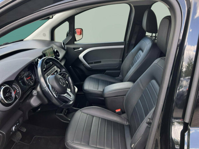 Interne Fahrzeugnr.:: 0923801Ausstattungslinien und -Pakete:  Advantage-Paket,   Aktives Sicherheits-Paket,   Chrom Interieur-Paket,   Navigation Paket,   Ohne Aufbauhersteller Sondermodul,   Ohne Paket BAUSTELLE,   Park-Paket,   Progressive,   Spiegel-Paket,   Technik-PaketExterieur:  16" Leichtmetallräder,   40,6 cm (16'') LM-Räder im 10-Speichen-Design,   Abdeckung Schiebetürschiene in Wagenfarbe,   Außenspiegel elektr. heranklappbar u. verstellbar,   Außenspiegel lackiert in Wagenfarbe,   Dachreling mit integriertem Grundträger,   Einstiegsleisten mit "Mercedes-Benz" Schriftzug,   Fenster in Heckklappe mit Wisch- und Waschanlage,   Frontscheibe wärmedämmend,   Gewichtsvariante 2.199 kg,   Griffleiste über Kennzeichen in Wagenfarbe,   Heckklappe,   Heckscheibe heizbar,   Kühlergrill verchromt,   Laderaum-Schiebetür links mit Fenster,   LED High Performance-Scheinwerfer,   Ohne Anhängerkupplung,   Ohne Ladekabel Traktionsbatterie E-Cell,   Ohne Staub-Kit,   Ohne Steinschlagschutz,   Schiebetür rechts mit Fenster,   Türgriffe lackiert in Wagenfarbe,   Wischwasserbehälter mit größerem Volumen,   Zierstab Heckklappe ChromInterieur:  Ambientebeleuchtung,   Armlehne mit Staufach,   Elektrische Fensterheber in Schiebetüren,   Fahrersitz höhenverstellbar mit Lordosestütze,   Fenster fest hinten,   Fensterheber vorn elektr. m. Komfortbedienfunktion,   Fondsitzbank FOLD &amp; LOAD 1/3 : 2/3 teilbar,   Gepäckraumabdeckung,   Handschuhfach, Beifahrerseite, geschlossen,   Innenraumbeleuchtung in LED-Technik,   Innenraumspiegel,   Innenspiegel  automatisch abblendend,   Innenverkleidung gehobene Ausführung,   Klimatisierungsautomatik Thermotronic,   Kopfstützen für Fahrgastraumsitze,   Kraftstofffilter mit Wasserabscheider,   Lederlenkrad,   Ledernachbildung ARTICO Schwarz mit Ziernaht,   Mit Gurt Mittelsitz Fond,   Mittelarmlehne ARTICO &amp; Türfelder NEOTEX,   Ohne beheiztes Lenkrad,   Ohne Lastschutznetz,   Ohne Sitze in Reihe 3,   Schaltknauf Leder,   Sitzheizung für Fahrer und Beifahrer,   Spiegel in Beifahrer-Sonnenblende,   Spiegel in Fahrer-Sonnenblende,   Steckdose 12 V im Fahrgastraum,   Steckdose 12 V Kofferraum / Laderaum,   Tachometer km/h,   Tasche an Fahrer- und Beifahrerrückenlehne,   Teilbelederte I-Tafel in Ledernachbildung ARTICO,   Teppichboden Fahrgastraum,   Teppichboden Kofferraum,   Tisch und beleuchtete Zierelemente an Rückenlehne,   Warmluftkanal zum Fahrgastraum,   Zierelemente Mattlack Seidenoptik silber,   Zierelement I-Tafel Hochglanzlack schwarzMultimedia:  2 USB Schnittstellen in Mittelkonsole hinten,   Digitales Extra: 3 Jahre Karten-Updates kostenfrei,   Digitales Extra: Erweiterte MBUX Funktionen,   Digitales Extra: Festplatten-Navigation,   Digitales Extra: Remote Services Plus,   Digitales Extra: Smartphone Integration,   Digitales Radio (DAB),   Kabelloses Ladesystem für mobile Endgeräte,   Kombiinstrument mit Farbdisplay,   Kommunikationsmodul (LTE) für digitale Dienste,   Live Traffic Information,   MBUX Multimediasystem inkl. Navigation &amp; DAB,   Mercedes-Benz Notrufsystem,   Navigation PLUS,   Sprache Kombiinstrument - deutsch,   Vorrüstung für Digitale ExtrasKomfort und Umwelt:  7-Gang-Automatikgetriebe,   Aktiver Park-Assistent,   Aktiver Spurhalte-Assistent,   Attention Assist,   Berganfahrhilfe,   Colorverglasung im Fond, Schwarzglas,   Diesel,   ECO Start-Stop Funktion,   Fernlichtassistent,   i-Size Kindersitzbefestigung,   Keyless-Go,   Lenkrad in Neigung und Höhe verstellbar,   Licht- und Regensensor,   Multifunktionslenkrad,   Partikelfilter,   Rückfahrkamera,   Tempomat,   Totwinkel-Assistent,   Verkehrszeichen-Assistent,   Zuheizer  elektrischSicherheit:  Airbag Fahrer und Beifahrer,   Aktiver Brems-Assistent,   Automatische Beifahrerairbag-Abschaltung,   Bremsanlage mit ABS und ASR,   elek. Feststellbremse,   Elektronisches Stabilitätsprogramm (ESP),   Gurtwarneinrichtung für Fahrer, Beifahrer und Fond,   Kindersicherung Türen und Fenster im Fahrgastraum,   Mittenairbag, Thorax-Sidebags, Windowbags v. + h.,   Ohne Einbruch-/Diebstahlwarnanlage,   Reifendrucküberwachung an VA u. HA, drahtlos,   Unterbodenschutz KunststoffZustand/Papiere:  LuxuskombiWeiteres:  Beifahrersitz, höhenverstellbar,   Hersteller Mercedes-Benz AG,   Markenumfang Mercedes-Benz,   Nutzlast Serie,   Ohne Ablagefach auf Instrumententafel,   Ohne aktiver Lenkassistent,   Ohne Aufbauhersteller Schnittstelle,   Ohne Double Lock,   Ohne Drehzahlanhebung mit Konstanthaltung,   Ohne Generator verstärkt,   Ohne Geschwindigkeitsbegrenzung,   Ohne Ladekabel für Haushaltssteckdose,   Ohne Nebellampen,   ohne Schmutzfänger,   Ohne Trennwand/Gitter,   Pannenmanagement.