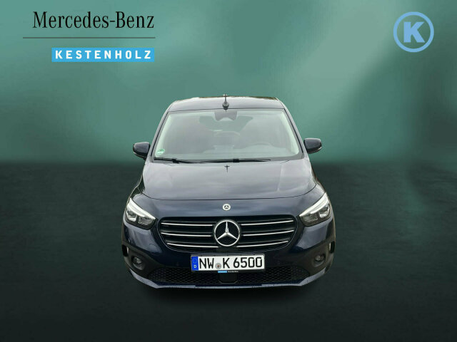 Interne Fahrzeugnr.:: 0923804Ausstattungslinien und -Pakete:  Advantage-Paket,   Aktives Sicherheits-Paket,   Chrom Interieur-Paket,   Edition,   Modellgeneration 0,   Navigation Paket,   Ohne Aufbauhersteller Sondermodul,   Ohne Paket BAUSTELLE,   Progressive,   Sondermodell,   Spiegel-Paket,   Technik-Paket,   Winter-PaketExterieur:  17" Leichtmetallräder,   43,2 cm (17'') LM-Räder im 5-Doppelspeichen-Design,   Abdeckung Schiebetürschiene in Wagenfarbe,   Anhängerkupplung Kugelkopf fest,   Ausführung Standard,   Außenspiegel elektr. heranklappbar u. verstellbar,   Außenspiegel lackiert in Wagenfarbe,   Einstiegsleisten mit "Mercedes-Benz" Schriftzug,   EMISSIONSKLASSE EURO 6E M/N1 GR. II,   Fenster in Heckklappe mit Wisch- und Waschanlage,   Frontscheibe heizbar,   Gewichtsvariante 2.368 kg,   Griffleiste über Kennzeichen in Wagenfarbe,   Heckklappe,   Heckscheibe heizbar,   Inland - Code,   Kältemittel R-1234yf,   Kühlergrill verchromt,   Laderaum-Schiebetür links mit Fenster,   LED High Performance-Scheinwerfer,   Modellgeneration GSR2B,   Nebelscheinwerfer in LED-Technik,   Ohne Ladekabel Traktionsbatterie E-Cell,   Ohne Staub-Kit,   Ohne Steinschlagschutz,   Premium Komplettradschutz (3 Jahre),   Schiebetür rechts mit Fenster,   Standardwegausführung,   STEUERCODE - B2C Identifier,   Steuercode Umstellung WLTP,   Steuercode Vertrieb,   Türgriffe lackiert in Wagenfarbe,   Verbrenner,   VIN von außen sichtbar,   Vorrüstung für Dachreling,   Wischwasserbehälter mit größerem Volumen,   without ECO Catalysator 90g,   Zierstab Heckklappe ChromInterieur:  Ambientebeleuchtung,   Armlehne mit Staufach,   Einzelsitze in 3. Sitzreihe,   Einzelsitze in der 2. Sitzreihe,   Elektrische Fensterheber in Schiebetüren,   Fahrersitz höhenverstellbar mit Lordosestütze,   Fenster fest hinten,   Fensterheber vorn elektr. m. Komfortbedienfunktion,   Gepäckraumabdeckung,   Gepäcksicherungsnetz,   Handschuhfach, Beifahrerseite, geschlossen,   Innenraumbeleuchtung in LED-Technik,   Innenraumspiegel,   Innenspiegel  automatisch abblendend,   Innenverkleidung gehobene Ausführung,   Klimatisierungsautomatik Thermotronic,   Klimazone 2 (gemäßigt),   Kopfstützen für Fahrgastraumsitze,   Lederlenkrad,   Ledernachbildung ARTICO Schwarz mit Ziernaht,   Mit Gurt Mittelsitz Fond,   Mittelarmlehne ARTICO &amp; Türfelder NEOTEX,   Schaltknauf Leder,   Sitzheizung für Fahrer und Beifahrer,   Spiegel in Beifahrer-Sonnenblende,   Spiegel in Fahrer-Sonnenblende,   Steckdose 12 V im Fahrgastraum,   Steckdose 12 V Kofferraum / Laderaum,   Tachometer km/h,   Tasche an Fahrer- und Beifahrerrückenlehne,   Teilbelederte I-Tafel in Ledernachbildung ARTICO,   Teppichboden Fahrgastraum,   Teppichboden Kofferraum,   Tisch und beleuchtete Zierelemente an Rückenlehne,   Warmluftkanal zum Fahrgastraum,   Zierelemente Mattlack Seidenoptik silber,   Zierelement I-Tafel Hochglanzlack schwarzMultimedia:  2 USB Schnittstellen in Mittelkonsole hinten,   Digitales Extra: Erweiterte MBUX Funktionen,   Digitales Extra: Festplatten-Navigation,   Digitales Extra: Remote Services Plus,   Digitales Extra: Smartphone Integration,   Digitales Radio (DAB),   Kabelloses Ladesystem für mobile Endgeräte,   Kombiinstrument mit Farbdisplay,   Kommunikationsmodul (LTE) für digitale Dienste,   Live Traffic Information,   MBUX Multimediasystem und Navi mit 9,5 Zoll Display,   Mercedes-Benz Notrufsystem,   Navigation PLUS,   Sprache Kombiinstrument - deutsch,   Vorrüstung für Digitale ExtrasKomfort und Umwelt:  7-Gang-Automatikgetriebe,   Aktiver Park-Assistent,   Aktiver Spurhalte-Assistent,   ATTENTION ASSIST B,   Benziner,   Berganfahrhilfe,   Colorverglasung im Fond, Schwarzglas,   ECO Start-Stop Funktion,   Fernlichtassistent,   i-Size Kindersitzbefestigung,   Intelligenter Geschwindigkeitsassistent (ISA),   Keyless-Go,   Lenkradheizung,   Lenkrad in Neigung und Höhe verstellbar,   Licht- und Regensensor,   Mercedes-Benz Mobilo mit DSB und GgD,   Multifunktionslenkrad,   Partikelfilter,   Rückfahrkamera,   Tempomat,   Totwinkel-Assistent,   Zuheizer  elektrischSicherheit:  Airbag Fahrer und Beifahrer,   Aktiver Brems-Assistent,   Automatische Beifahrerairbag-Abschaltung,   Bremsanlage mit ABS und ASR,   elek. Feststellbremse,   Elektronisches Stabilitätsprogramm (ESP),   Gurtwarneinrichtung für Fahrer, Beifahrer und Fond,   Kindersicherung Türen und Fenster im Fahrgastraum,   Mittenairbag, Thorax-Sidebags, Windowbags v. + h.,   Ohne Einbruch-/Diebstahlwarnanlage,   Reifendrucküberwachung an VA u. HA, drahtlos,   Unterbodenschutz Kunststoff,   Verbandtasche,   WarndreieckZustand/Papiere:  COC-Papiere,   Luxuskombi.