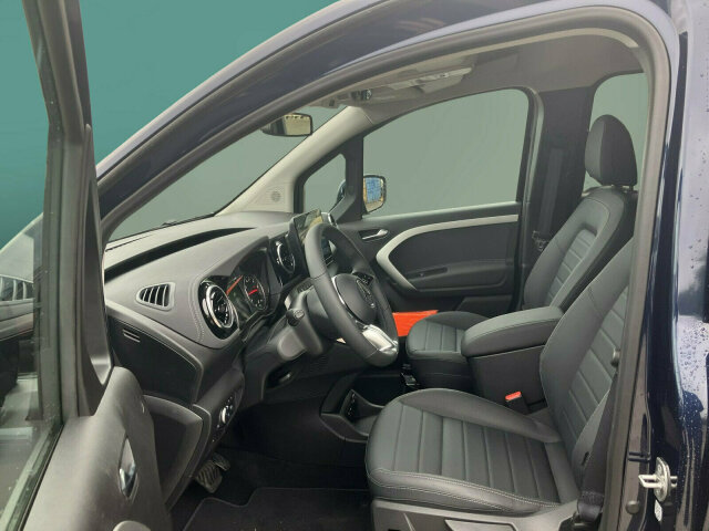 Interne Fahrzeugnr.:: 0923804Ausstattungslinien und -Pakete:  Advantage-Paket,   Aktives Sicherheits-Paket,   Chrom Interieur-Paket,   Edition,   Modellgeneration 0,   Navigation Paket,   Ohne Aufbauhersteller Sondermodul,   Ohne Paket BAUSTELLE,   Progressive,   Sondermodell,   Spiegel-Paket,   Technik-Paket,   Winter-PaketExterieur:  17" Leichtmetallräder,   43,2 cm (17'') LM-Räder im 5-Doppelspeichen-Design,   Abdeckung Schiebetürschiene in Wagenfarbe,   Anhängerkupplung Kugelkopf fest,   Ausführung Standard,   Außenspiegel elektr. heranklappbar u. verstellbar,   Außenspiegel lackiert in Wagenfarbe,   Einstiegsleisten mit "Mercedes-Benz" Schriftzug,   EMISSIONSKLASSE EURO 6E M/N1 GR. II,   Fenster in Heckklappe mit Wisch- und Waschanlage,   Frontscheibe heizbar,   Gewichtsvariante 2.368 kg,   Griffleiste über Kennzeichen in Wagenfarbe,   Heckklappe,   Heckscheibe heizbar,   Inland - Code,   Kältemittel R-1234yf,   Kühlergrill verchromt,   Laderaum-Schiebetür links mit Fenster,   LED High Performance-Scheinwerfer,   Modellgeneration GSR2B,   Nebelscheinwerfer in LED-Technik,   Ohne Ladekabel Traktionsbatterie E-Cell,   Ohne Staub-Kit,   Ohne Steinschlagschutz,   Premium Komplettradschutz (3 Jahre),   Schiebetür rechts mit Fenster,   Standardwegausführung,   STEUERCODE - B2C Identifier,   Steuercode Umstellung WLTP,   Steuercode Vertrieb,   Türgriffe lackiert in Wagenfarbe,   Verbrenner,   VIN von außen sichtbar,   Vorrüstung für Dachreling,   Wischwasserbehälter mit größerem Volumen,   without ECO Catalysator 90g,   Zierstab Heckklappe ChromInterieur:  Ambientebeleuchtung,   Armlehne mit Staufach,   Einzelsitze in 3. Sitzreihe,   Einzelsitze in der 2. Sitzreihe,   Elektrische Fensterheber in Schiebetüren,   Fahrersitz höhenverstellbar mit Lordosestütze,   Fenster fest hinten,   Fensterheber vorn elektr. m. Komfortbedienfunktion,   Gepäckraumabdeckung,   Gepäcksicherungsnetz,   Handschuhfach, Beifahrerseite, geschlossen,   Innenraumbeleuchtung in LED-Technik,   Innenraumspiegel,   Innenspiegel  automatisch abblendend,   Innenverkleidung gehobene Ausführung,   Klimatisierungsautomatik Thermotronic,   Klimazone 2 (gemäßigt),   Kopfstützen für Fahrgastraumsitze,   Lederlenkrad,   Ledernachbildung ARTICO Schwarz mit Ziernaht,   Mit Gurt Mittelsitz Fond,   Mittelarmlehne ARTICO &amp; Türfelder NEOTEX,   Schaltknauf Leder,   Sitzheizung für Fahrer und Beifahrer,   Spiegel in Beifahrer-Sonnenblende,   Spiegel in Fahrer-Sonnenblende,   Steckdose 12 V im Fahrgastraum,   Steckdose 12 V Kofferraum / Laderaum,   Tachometer km/h,   Tasche an Fahrer- und Beifahrerrückenlehne,   Teilbelederte I-Tafel in Ledernachbildung ARTICO,   Teppichboden Fahrgastraum,   Teppichboden Kofferraum,   Tisch und beleuchtete Zierelemente an Rückenlehne,   Warmluftkanal zum Fahrgastraum,   Zierelemente Mattlack Seidenoptik silber,   Zierelement I-Tafel Hochglanzlack schwarzMultimedia:  2 USB Schnittstellen in Mittelkonsole hinten,   Digitales Extra: Erweiterte MBUX Funktionen,   Digitales Extra: Festplatten-Navigation,   Digitales Extra: Remote Services Plus,   Digitales Extra: Smartphone Integration,   Digitales Radio (DAB),   Kabelloses Ladesystem für mobile Endgeräte,   Kombiinstrument mit Farbdisplay,   Kommunikationsmodul (LTE) für digitale Dienste,   Live Traffic Information,   MBUX Multimediasystem und Navi mit 9,5 Zoll Display,   Mercedes-Benz Notrufsystem,   Navigation PLUS,   Sprache Kombiinstrument - deutsch,   Vorrüstung für Digitale ExtrasKomfort und Umwelt:  7-Gang-Automatikgetriebe,   Aktiver Park-Assistent,   Aktiver Spurhalte-Assistent,   ATTENTION ASSIST B,   Benziner,   Berganfahrhilfe,   Colorverglasung im Fond, Schwarzglas,   ECO Start-Stop Funktion,   Fernlichtassistent,   i-Size Kindersitzbefestigung,   Intelligenter Geschwindigkeitsassistent (ISA),   Keyless-Go,   Lenkradheizung,   Lenkrad in Neigung und Höhe verstellbar,   Licht- und Regensensor,   Mercedes-Benz Mobilo mit DSB und GgD,   Multifunktionslenkrad,   Partikelfilter,   Rückfahrkamera,   Tempomat,   Totwinkel-Assistent,   Zuheizer  elektrischSicherheit:  Airbag Fahrer und Beifahrer,   Aktiver Brems-Assistent,   Automatische Beifahrerairbag-Abschaltung,   Bremsanlage mit ABS und ASR,   elek. Feststellbremse,   Elektronisches Stabilitätsprogramm (ESP),   Gurtwarneinrichtung für Fahrer, Beifahrer und Fond,   Kindersicherung Türen und Fenster im Fahrgastraum,   Mittenairbag, Thorax-Sidebags, Windowbags v. + h.,   Ohne Einbruch-/Diebstahlwarnanlage,   Reifendrucküberwachung an VA u. HA, drahtlos,   Unterbodenschutz Kunststoff,   Verbandtasche,   WarndreieckZustand/Papiere:  COC-Papiere,   Luxuskombi.