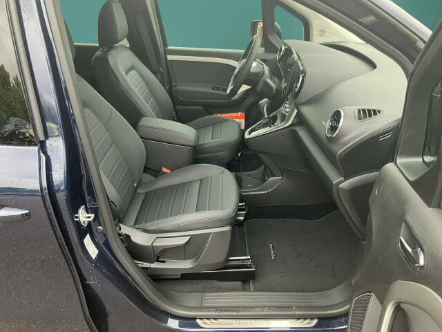 Interne Fahrzeugnr.:: 0923804Ausstattungslinien und -Pakete:  Advantage-Paket,   Aktives Sicherheits-Paket,   Chrom Interieur-Paket,   Edition,   Modellgeneration 0,   Navigation Paket,   Ohne Aufbauhersteller Sondermodul,   Ohne Paket BAUSTELLE,   Progressive,   Sondermodell,   Spiegel-Paket,   Technik-Paket,   Winter-PaketExterieur:  17" Leichtmetallräder,   43,2 cm (17'') LM-Räder im 5-Doppelspeichen-Design,   Abdeckung Schiebetürschiene in Wagenfarbe,   Anhängerkupplung Kugelkopf fest,   Ausführung Standard,   Außenspiegel elektr. heranklappbar u. verstellbar,   Außenspiegel lackiert in Wagenfarbe,   Einstiegsleisten mit "Mercedes-Benz" Schriftzug,   EMISSIONSKLASSE EURO 6E M/N1 GR. II,   Fenster in Heckklappe mit Wisch- und Waschanlage,   Frontscheibe heizbar,   Gewichtsvariante 2.368 kg,   Griffleiste über Kennzeichen in Wagenfarbe,   Heckklappe,   Heckscheibe heizbar,   Inland - Code,   Kältemittel R-1234yf,   Kühlergrill verchromt,   Laderaum-Schiebetür links mit Fenster,   LED High Performance-Scheinwerfer,   Modellgeneration GSR2B,   Nebelscheinwerfer in LED-Technik,   Ohne Ladekabel Traktionsbatterie E-Cell,   Ohne Staub-Kit,   Ohne Steinschlagschutz,   Premium Komplettradschutz (3 Jahre),   Schiebetür rechts mit Fenster,   Standardwegausführung,   STEUERCODE - B2C Identifier,   Steuercode Umstellung WLTP,   Steuercode Vertrieb,   Türgriffe lackiert in Wagenfarbe,   Verbrenner,   VIN von außen sichtbar,   Vorrüstung für Dachreling,   Wischwasserbehälter mit größerem Volumen,   without ECO Catalysator 90g,   Zierstab Heckklappe ChromInterieur:  Ambientebeleuchtung,   Armlehne mit Staufach,   Einzelsitze in 3. Sitzreihe,   Einzelsitze in der 2. Sitzreihe,   Elektrische Fensterheber in Schiebetüren,   Fahrersitz höhenverstellbar mit Lordosestütze,   Fenster fest hinten,   Fensterheber vorn elektr. m. Komfortbedienfunktion,   Gepäckraumabdeckung,   Gepäcksicherungsnetz,   Handschuhfach, Beifahrerseite, geschlossen,   Innenraumbeleuchtung in LED-Technik,   Innenraumspiegel,   Innenspiegel  automatisch abblendend,   Innenverkleidung gehobene Ausführung,   Klimatisierungsautomatik Thermotronic,   Klimazone 2 (gemäßigt),   Kopfstützen für Fahrgastraumsitze,   Lederlenkrad,   Ledernachbildung ARTICO Schwarz mit Ziernaht,   Mit Gurt Mittelsitz Fond,   Mittelarmlehne ARTICO &amp; Türfelder NEOTEX,   Schaltknauf Leder,   Sitzheizung für Fahrer und Beifahrer,   Spiegel in Beifahrer-Sonnenblende,   Spiegel in Fahrer-Sonnenblende,   Steckdose 12 V im Fahrgastraum,   Steckdose 12 V Kofferraum / Laderaum,   Tachometer km/h,   Tasche an Fahrer- und Beifahrerrückenlehne,   Teilbelederte I-Tafel in Ledernachbildung ARTICO,   Teppichboden Fahrgastraum,   Teppichboden Kofferraum,   Tisch und beleuchtete Zierelemente an Rückenlehne,   Warmluftkanal zum Fahrgastraum,   Zierelemente Mattlack Seidenoptik silber,   Zierelement I-Tafel Hochglanzlack schwarzMultimedia:  2 USB Schnittstellen in Mittelkonsole hinten,   Digitales Extra: Erweiterte MBUX Funktionen,   Digitales Extra: Festplatten-Navigation,   Digitales Extra: Remote Services Plus,   Digitales Extra: Smartphone Integration,   Digitales Radio (DAB),   Kabelloses Ladesystem für mobile Endgeräte,   Kombiinstrument mit Farbdisplay,   Kommunikationsmodul (LTE) für digitale Dienste,   Live Traffic Information,   MBUX Multimediasystem und Navi mit 9,5 Zoll Display,   Mercedes-Benz Notrufsystem,   Navigation PLUS,   Sprache Kombiinstrument - deutsch,   Vorrüstung für Digitale ExtrasKomfort und Umwelt:  7-Gang-Automatikgetriebe,   Aktiver Park-Assistent,   Aktiver Spurhalte-Assistent,   ATTENTION ASSIST B,   Benziner,   Berganfahrhilfe,   Colorverglasung im Fond, Schwarzglas,   ECO Start-Stop Funktion,   Fernlichtassistent,   i-Size Kindersitzbefestigung,   Intelligenter Geschwindigkeitsassistent (ISA),   Keyless-Go,   Lenkradheizung,   Lenkrad in Neigung und Höhe verstellbar,   Licht- und Regensensor,   Mercedes-Benz Mobilo mit DSB und GgD,   Multifunktionslenkrad,   Partikelfilter,   Rückfahrkamera,   Tempomat,   Totwinkel-Assistent,   Zuheizer  elektrischSicherheit:  Airbag Fahrer und Beifahrer,   Aktiver Brems-Assistent,   Automatische Beifahrerairbag-Abschaltung,   Bremsanlage mit ABS und ASR,   elek. Feststellbremse,   Elektronisches Stabilitätsprogramm (ESP),   Gurtwarneinrichtung für Fahrer, Beifahrer und Fond,   Kindersicherung Türen und Fenster im Fahrgastraum,   Mittenairbag, Thorax-Sidebags, Windowbags v. + h.,   Ohne Einbruch-/Diebstahlwarnanlage,   Reifendrucküberwachung an VA u. HA, drahtlos,   Unterbodenschutz Kunststoff,   Verbandtasche,   WarndreieckZustand/Papiere:  COC-Papiere,   Luxuskombi.