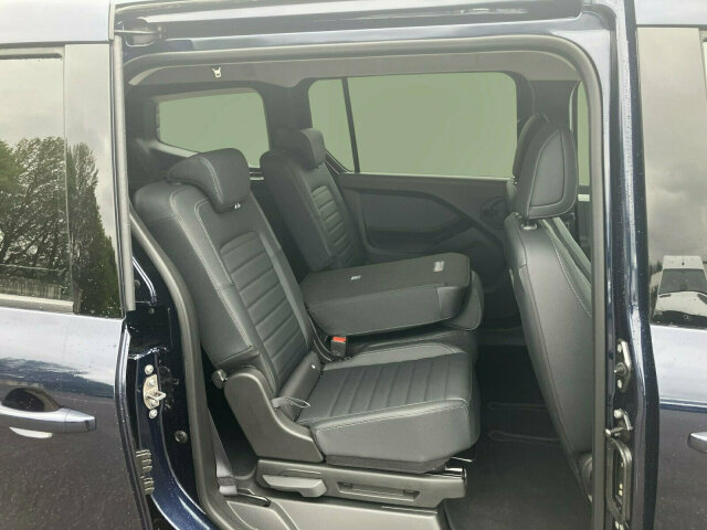 Interne Fahrzeugnr.:: 0923804Ausstattungslinien und -Pakete:  Advantage-Paket,   Aktives Sicherheits-Paket,   Chrom Interieur-Paket,   Edition,   Modellgeneration 0,   Navigation Paket,   Ohne Aufbauhersteller Sondermodul,   Ohne Paket BAUSTELLE,   Progressive,   Sondermodell,   Spiegel-Paket,   Technik-Paket,   Winter-PaketExterieur:  17" Leichtmetallräder,   43,2 cm (17'') LM-Räder im 5-Doppelspeichen-Design,   Abdeckung Schiebetürschiene in Wagenfarbe,   Anhängerkupplung Kugelkopf fest,   Ausführung Standard,   Außenspiegel elektr. heranklappbar u. verstellbar,   Außenspiegel lackiert in Wagenfarbe,   Einstiegsleisten mit "Mercedes-Benz" Schriftzug,   EMISSIONSKLASSE EURO 6E M/N1 GR. II,   Fenster in Heckklappe mit Wisch- und Waschanlage,   Frontscheibe heizbar,   Gewichtsvariante 2.368 kg,   Griffleiste über Kennzeichen in Wagenfarbe,   Heckklappe,   Heckscheibe heizbar,   Inland - Code,   Kältemittel R-1234yf,   Kühlergrill verchromt,   Laderaum-Schiebetür links mit Fenster,   LED High Performance-Scheinwerfer,   Modellgeneration GSR2B,   Nebelscheinwerfer in LED-Technik,   Ohne Ladekabel Traktionsbatterie E-Cell,   Ohne Staub-Kit,   Ohne Steinschlagschutz,   Premium Komplettradschutz (3 Jahre),   Schiebetür rechts mit Fenster,   Standardwegausführung,   STEUERCODE - B2C Identifier,   Steuercode Umstellung WLTP,   Steuercode Vertrieb,   Türgriffe lackiert in Wagenfarbe,   Verbrenner,   VIN von außen sichtbar,   Vorrüstung für Dachreling,   Wischwasserbehälter mit größerem Volumen,   without ECO Catalysator 90g,   Zierstab Heckklappe ChromInterieur:  Ambientebeleuchtung,   Armlehne mit Staufach,   Einzelsitze in 3. Sitzreihe,   Einzelsitze in der 2. Sitzreihe,   Elektrische Fensterheber in Schiebetüren,   Fahrersitz höhenverstellbar mit Lordosestütze,   Fenster fest hinten,   Fensterheber vorn elektr. m. Komfortbedienfunktion,   Gepäckraumabdeckung,   Gepäcksicherungsnetz,   Handschuhfach, Beifahrerseite, geschlossen,   Innenraumbeleuchtung in LED-Technik,   Innenraumspiegel,   Innenspiegel  automatisch abblendend,   Innenverkleidung gehobene Ausführung,   Klimatisierungsautomatik Thermotronic,   Klimazone 2 (gemäßigt),   Kopfstützen für Fahrgastraumsitze,   Lederlenkrad,   Ledernachbildung ARTICO Schwarz mit Ziernaht,   Mit Gurt Mittelsitz Fond,   Mittelarmlehne ARTICO &amp; Türfelder NEOTEX,   Schaltknauf Leder,   Sitzheizung für Fahrer und Beifahrer,   Spiegel in Beifahrer-Sonnenblende,   Spiegel in Fahrer-Sonnenblende,   Steckdose 12 V im Fahrgastraum,   Steckdose 12 V Kofferraum / Laderaum,   Tachometer km/h,   Tasche an Fahrer- und Beifahrerrückenlehne,   Teilbelederte I-Tafel in Ledernachbildung ARTICO,   Teppichboden Fahrgastraum,   Teppichboden Kofferraum,   Tisch und beleuchtete Zierelemente an Rückenlehne,   Warmluftkanal zum Fahrgastraum,   Zierelemente Mattlack Seidenoptik silber,   Zierelement I-Tafel Hochglanzlack schwarzMultimedia:  2 USB Schnittstellen in Mittelkonsole hinten,   Digitales Extra: Erweiterte MBUX Funktionen,   Digitales Extra: Festplatten-Navigation,   Digitales Extra: Remote Services Plus,   Digitales Extra: Smartphone Integration,   Digitales Radio (DAB),   Kabelloses Ladesystem für mobile Endgeräte,   Kombiinstrument mit Farbdisplay,   Kommunikationsmodul (LTE) für digitale Dienste,   Live Traffic Information,   MBUX Multimediasystem und Navi mit 9,5 Zoll Display,   Mercedes-Benz Notrufsystem,   Navigation PLUS,   Sprache Kombiinstrument - deutsch,   Vorrüstung für Digitale ExtrasKomfort und Umwelt:  7-Gang-Automatikgetriebe,   Aktiver Park-Assistent,   Aktiver Spurhalte-Assistent,   ATTENTION ASSIST B,   Benziner,   Berganfahrhilfe,   Colorverglasung im Fond, Schwarzglas,   ECO Start-Stop Funktion,   Fernlichtassistent,   i-Size Kindersitzbefestigung,   Intelligenter Geschwindigkeitsassistent (ISA),   Keyless-Go,   Lenkradheizung,   Lenkrad in Neigung und Höhe verstellbar,   Licht- und Regensensor,   Mercedes-Benz Mobilo mit DSB und GgD,   Multifunktionslenkrad,   Partikelfilter,   Rückfahrkamera,   Tempomat,   Totwinkel-Assistent,   Zuheizer  elektrischSicherheit:  Airbag Fahrer und Beifahrer,   Aktiver Brems-Assistent,   Automatische Beifahrerairbag-Abschaltung,   Bremsanlage mit ABS und ASR,   elek. Feststellbremse,   Elektronisches Stabilitätsprogramm (ESP),   Gurtwarneinrichtung für Fahrer, Beifahrer und Fond,   Kindersicherung Türen und Fenster im Fahrgastraum,   Mittenairbag, Thorax-Sidebags, Windowbags v. + h.,   Ohne Einbruch-/Diebstahlwarnanlage,   Reifendrucküberwachung an VA u. HA, drahtlos,   Unterbodenschutz Kunststoff,   Verbandtasche,   WarndreieckZustand/Papiere:  COC-Papiere,   Luxuskombi.