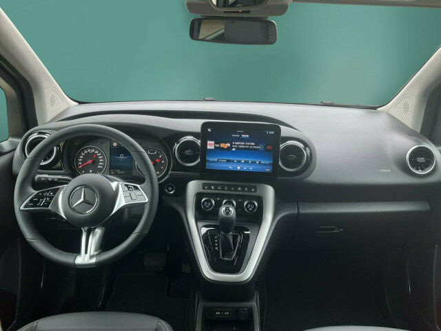 Interne Fahrzeugnr.:: 0923804Ausstattungslinien und -Pakete:  Advantage-Paket,   Aktives Sicherheits-Paket,   Chrom Interieur-Paket,   Edition,   Modellgeneration 0,   Navigation Paket,   Ohne Aufbauhersteller Sondermodul,   Ohne Paket BAUSTELLE,   Progressive,   Sondermodell,   Spiegel-Paket,   Technik-Paket,   Winter-PaketExterieur:  17" Leichtmetallräder,   43,2 cm (17'') LM-Räder im 5-Doppelspeichen-Design,   Abdeckung Schiebetürschiene in Wagenfarbe,   Anhängerkupplung Kugelkopf fest,   Ausführung Standard,   Außenspiegel elektr. heranklappbar u. verstellbar,   Außenspiegel lackiert in Wagenfarbe,   Einstiegsleisten mit "Mercedes-Benz" Schriftzug,   EMISSIONSKLASSE EURO 6E M/N1 GR. II,   Fenster in Heckklappe mit Wisch- und Waschanlage,   Frontscheibe heizbar,   Gewichtsvariante 2.368 kg,   Griffleiste über Kennzeichen in Wagenfarbe,   Heckklappe,   Heckscheibe heizbar,   Inland - Code,   Kältemittel R-1234yf,   Kühlergrill verchromt,   Laderaum-Schiebetür links mit Fenster,   LED High Performance-Scheinwerfer,   Modellgeneration GSR2B,   Nebelscheinwerfer in LED-Technik,   Ohne Ladekabel Traktionsbatterie E-Cell,   Ohne Staub-Kit,   Ohne Steinschlagschutz,   Premium Komplettradschutz (3 Jahre),   Schiebetür rechts mit Fenster,   Standardwegausführung,   STEUERCODE - B2C Identifier,   Steuercode Umstellung WLTP,   Steuercode Vertrieb,   Türgriffe lackiert in Wagenfarbe,   Verbrenner,   VIN von außen sichtbar,   Vorrüstung für Dachreling,   Wischwasserbehälter mit größerem Volumen,   without ECO Catalysator 90g,   Zierstab Heckklappe ChromInterieur:  Ambientebeleuchtung,   Armlehne mit Staufach,   Einzelsitze in 3. Sitzreihe,   Einzelsitze in der 2. Sitzreihe,   Elektrische Fensterheber in Schiebetüren,   Fahrersitz höhenverstellbar mit Lordosestütze,   Fenster fest hinten,   Fensterheber vorn elektr. m. Komfortbedienfunktion,   Gepäckraumabdeckung,   Gepäcksicherungsnetz,   Handschuhfach, Beifahrerseite, geschlossen,   Innenraumbeleuchtung in LED-Technik,   Innenraumspiegel,   Innenspiegel  automatisch abblendend,   Innenverkleidung gehobene Ausführung,   Klimatisierungsautomatik Thermotronic,   Klimazone 2 (gemäßigt),   Kopfstützen für Fahrgastraumsitze,   Lederlenkrad,   Ledernachbildung ARTICO Schwarz mit Ziernaht,   Mit Gurt Mittelsitz Fond,   Mittelarmlehne ARTICO &amp; Türfelder NEOTEX,   Schaltknauf Leder,   Sitzheizung für Fahrer und Beifahrer,   Spiegel in Beifahrer-Sonnenblende,   Spiegel in Fahrer-Sonnenblende,   Steckdose 12 V im Fahrgastraum,   Steckdose 12 V Kofferraum / Laderaum,   Tachometer km/h,   Tasche an Fahrer- und Beifahrerrückenlehne,   Teilbelederte I-Tafel in Ledernachbildung ARTICO,   Teppichboden Fahrgastraum,   Teppichboden Kofferraum,   Tisch und beleuchtete Zierelemente an Rückenlehne,   Warmluftkanal zum Fahrgastraum,   Zierelemente Mattlack Seidenoptik silber,   Zierelement I-Tafel Hochglanzlack schwarzMultimedia:  2 USB Schnittstellen in Mittelkonsole hinten,   Digitales Extra: Erweiterte MBUX Funktionen,   Digitales Extra: Festplatten-Navigation,   Digitales Extra: Remote Services Plus,   Digitales Extra: Smartphone Integration,   Digitales Radio (DAB),   Kabelloses Ladesystem für mobile Endgeräte,   Kombiinstrument mit Farbdisplay,   Kommunikationsmodul (LTE) für digitale Dienste,   Live Traffic Information,   MBUX Multimediasystem und Navi mit 9,5 Zoll Display,   Mercedes-Benz Notrufsystem,   Navigation PLUS,   Sprache Kombiinstrument - deutsch,   Vorrüstung für Digitale ExtrasKomfort und Umwelt:  7-Gang-Automatikgetriebe,   Aktiver Park-Assistent,   Aktiver Spurhalte-Assistent,   ATTENTION ASSIST B,   Benziner,   Berganfahrhilfe,   Colorverglasung im Fond, Schwarzglas,   ECO Start-Stop Funktion,   Fernlichtassistent,   i-Size Kindersitzbefestigung,   Intelligenter Geschwindigkeitsassistent (ISA),   Keyless-Go,   Lenkradheizung,   Lenkrad in Neigung und Höhe verstellbar,   Licht- und Regensensor,   Mercedes-Benz Mobilo mit DSB und GgD,   Multifunktionslenkrad,   Partikelfilter,   Rückfahrkamera,   Tempomat,   Totwinkel-Assistent,   Zuheizer  elektrischSicherheit:  Airbag Fahrer und Beifahrer,   Aktiver Brems-Assistent,   Automatische Beifahrerairbag-Abschaltung,   Bremsanlage mit ABS und ASR,   elek. Feststellbremse,   Elektronisches Stabilitätsprogramm (ESP),   Gurtwarneinrichtung für Fahrer, Beifahrer und Fond,   Kindersicherung Türen und Fenster im Fahrgastraum,   Mittenairbag, Thorax-Sidebags, Windowbags v. + h.,   Ohne Einbruch-/Diebstahlwarnanlage,   Reifendrucküberwachung an VA u. HA, drahtlos,   Unterbodenschutz Kunststoff,   Verbandtasche,   WarndreieckZustand/Papiere:  COC-Papiere,   Luxuskombi.