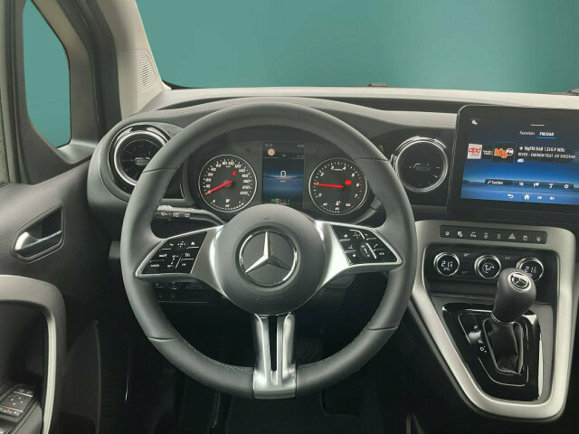 Interne Fahrzeugnr.:: 0923804Ausstattungslinien und -Pakete:  Advantage-Paket,   Aktives Sicherheits-Paket,   Chrom Interieur-Paket,   Edition,   Modellgeneration 0,   Navigation Paket,   Ohne Aufbauhersteller Sondermodul,   Ohne Paket BAUSTELLE,   Progressive,   Sondermodell,   Spiegel-Paket,   Technik-Paket,   Winter-PaketExterieur:  17" Leichtmetallräder,   43,2 cm (17'') LM-Räder im 5-Doppelspeichen-Design,   Abdeckung Schiebetürschiene in Wagenfarbe,   Anhängerkupplung Kugelkopf fest,   Ausführung Standard,   Außenspiegel elektr. heranklappbar u. verstellbar,   Außenspiegel lackiert in Wagenfarbe,   Einstiegsleisten mit "Mercedes-Benz" Schriftzug,   EMISSIONSKLASSE EURO 6E M/N1 GR. II,   Fenster in Heckklappe mit Wisch- und Waschanlage,   Frontscheibe heizbar,   Gewichtsvariante 2.368 kg,   Griffleiste über Kennzeichen in Wagenfarbe,   Heckklappe,   Heckscheibe heizbar,   Inland - Code,   Kältemittel R-1234yf,   Kühlergrill verchromt,   Laderaum-Schiebetür links mit Fenster,   LED High Performance-Scheinwerfer,   Modellgeneration GSR2B,   Nebelscheinwerfer in LED-Technik,   Ohne Ladekabel Traktionsbatterie E-Cell,   Ohne Staub-Kit,   Ohne Steinschlagschutz,   Premium Komplettradschutz (3 Jahre),   Schiebetür rechts mit Fenster,   Standardwegausführung,   STEUERCODE - B2C Identifier,   Steuercode Umstellung WLTP,   Steuercode Vertrieb,   Türgriffe lackiert in Wagenfarbe,   Verbrenner,   VIN von außen sichtbar,   Vorrüstung für Dachreling,   Wischwasserbehälter mit größerem Volumen,   without ECO Catalysator 90g,   Zierstab Heckklappe ChromInterieur:  Ambientebeleuchtung,   Armlehne mit Staufach,   Einzelsitze in 3. Sitzreihe,   Einzelsitze in der 2. Sitzreihe,   Elektrische Fensterheber in Schiebetüren,   Fahrersitz höhenverstellbar mit Lordosestütze,   Fenster fest hinten,   Fensterheber vorn elektr. m. Komfortbedienfunktion,   Gepäckraumabdeckung,   Gepäcksicherungsnetz,   Handschuhfach, Beifahrerseite, geschlossen,   Innenraumbeleuchtung in LED-Technik,   Innenraumspiegel,   Innenspiegel  automatisch abblendend,   Innenverkleidung gehobene Ausführung,   Klimatisierungsautomatik Thermotronic,   Klimazone 2 (gemäßigt),   Kopfstützen für Fahrgastraumsitze,   Lederlenkrad,   Ledernachbildung ARTICO Schwarz mit Ziernaht,   Mit Gurt Mittelsitz Fond,   Mittelarmlehne ARTICO &amp; Türfelder NEOTEX,   Schaltknauf Leder,   Sitzheizung für Fahrer und Beifahrer,   Spiegel in Beifahrer-Sonnenblende,   Spiegel in Fahrer-Sonnenblende,   Steckdose 12 V im Fahrgastraum,   Steckdose 12 V Kofferraum / Laderaum,   Tachometer km/h,   Tasche an Fahrer- und Beifahrerrückenlehne,   Teilbelederte I-Tafel in Ledernachbildung ARTICO,   Teppichboden Fahrgastraum,   Teppichboden Kofferraum,   Tisch und beleuchtete Zierelemente an Rückenlehne,   Warmluftkanal zum Fahrgastraum,   Zierelemente Mattlack Seidenoptik silber,   Zierelement I-Tafel Hochglanzlack schwarzMultimedia:  2 USB Schnittstellen in Mittelkonsole hinten,   Digitales Extra: Erweiterte MBUX Funktionen,   Digitales Extra: Festplatten-Navigation,   Digitales Extra: Remote Services Plus,   Digitales Extra: Smartphone Integration,   Digitales Radio (DAB),   Kabelloses Ladesystem für mobile Endgeräte,   Kombiinstrument mit Farbdisplay,   Kommunikationsmodul (LTE) für digitale Dienste,   Live Traffic Information,   MBUX Multimediasystem und Navi mit 9,5 Zoll Display,   Mercedes-Benz Notrufsystem,   Navigation PLUS,   Sprache Kombiinstrument - deutsch,   Vorrüstung für Digitale ExtrasKomfort und Umwelt:  7-Gang-Automatikgetriebe,   Aktiver Park-Assistent,   Aktiver Spurhalte-Assistent,   ATTENTION ASSIST B,   Benziner,   Berganfahrhilfe,   Colorverglasung im Fond, Schwarzglas,   ECO Start-Stop Funktion,   Fernlichtassistent,   i-Size Kindersitzbefestigung,   Intelligenter Geschwindigkeitsassistent (ISA),   Keyless-Go,   Lenkradheizung,   Lenkrad in Neigung und Höhe verstellbar,   Licht- und Regensensor,   Mercedes-Benz Mobilo mit DSB und GgD,   Multifunktionslenkrad,   Partikelfilter,   Rückfahrkamera,   Tempomat,   Totwinkel-Assistent,   Zuheizer  elektrischSicherheit:  Airbag Fahrer und Beifahrer,   Aktiver Brems-Assistent,   Automatische Beifahrerairbag-Abschaltung,   Bremsanlage mit ABS und ASR,   elek. Feststellbremse,   Elektronisches Stabilitätsprogramm (ESP),   Gurtwarneinrichtung für Fahrer, Beifahrer und Fond,   Kindersicherung Türen und Fenster im Fahrgastraum,   Mittenairbag, Thorax-Sidebags, Windowbags v. + h.,   Ohne Einbruch-/Diebstahlwarnanlage,   Reifendrucküberwachung an VA u. HA, drahtlos,   Unterbodenschutz Kunststoff,   Verbandtasche,   WarndreieckZustand/Papiere:  COC-Papiere,   Luxuskombi.