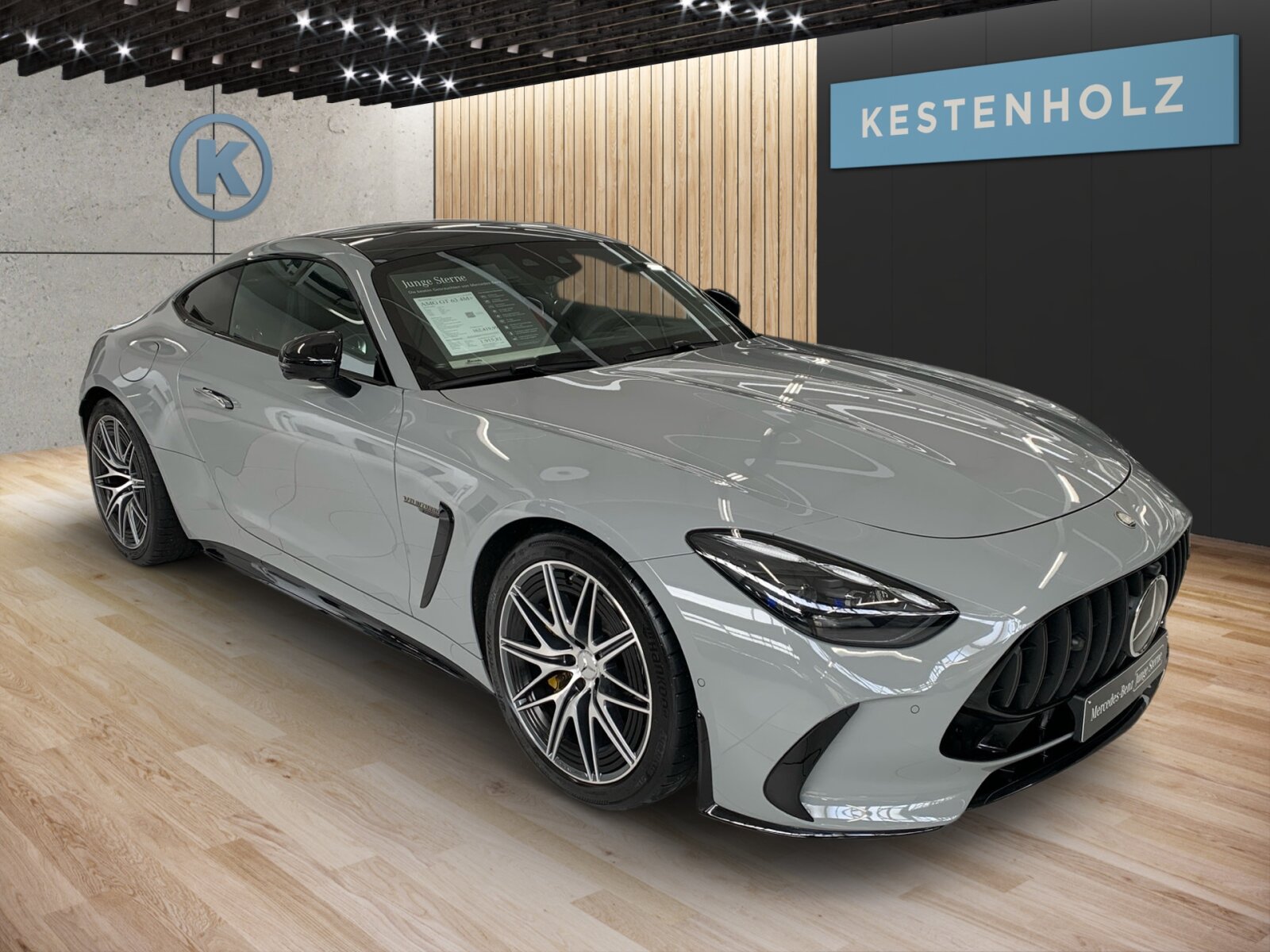 Ausstattungslinien und -Pakete:  AMG Aerodynamik-Paket,   AMG DYNAMIC PLUS Paket,   AMG Night-Paket:  AMG Night-Paket II,   Energizing Paket,   Fahrassistenz-Paket:  Laderaum-Paket,   Memory-Paket:  Memory Park-Assistent,   Multikontursitz-Paket,   Park-Paket mit Remote-Parkfunktionen,   Spiegel-Paket:  USB-Paket PlusExterieur:  50,8 cm (20") AMG Leichtmetallräder im 10-Doppelspeichen-Design,   AIRPANEL,   AMG ACTIVE RIDE CONTROL Fahrwerk,   AMG Bremssättel gelb lackiert,   AMG Einstiegsleisten mit "AMG" Schriftzug, beleuchtet und mit Wechselcover,   AMG Heckflügel feststehend,   AMG Hinterachs-Sperrdifferenzial elektronisch,   AMG Motorlager dynamisch,   Außenspiegel elektrisch anklappbar:  Designschlüssel mit Chromapplikationen,   DIGITAL LIGHT mit Projektionsfunktion,   Fahrzeug mit Linkslenkung,   Fahrzeugschutzabdeckung,   Hintere Sensoren für Spurhalte-Assistent,   Identifikationsschild mit VIN-Nummer,   Lichtinszenierung AMG (Seitenschweller mit Projektionsfunktion),   MAGIC VISION CONTROL,   Motor-Restwärmenutzung,   Motorsound-System (AMG Real Performance Sound),   Projektionsfunktion von Symbolen,   Radgroesse 20" Mischbereifung Variante 2 AMG,   Schwarz lackierte Kühlerlamellen,   SPEED+ - LOADINDEX 105 Y XL + 107 Y XL,   Steuer-Code - Funktion GSR-ISA,   Steuercode Demo Car,   Steuercode Demo Car MIG,   Steuercode Umstellung WLTP mit RDE,   Typkennzeichen auf Heckdeckel und Kotflügeln in Hochglanzschwarz,   Vorrüstung für Projektionsfunktion Animationen,   Vorrüstung für Projektionsfunktion Symbole,   Wärmedämmend dunkel getöntes GlasInterieur:  Ambientebeleuchtung:  AMG Lenkradtasten,   AMG Performance Lenkrad in Leder Nappa:  AMG Performance Sitze:  AMG Zierelemente Carbon,   Bedienungsanleitung und Serviceinformation - deutsch,   Beifahrersitz mit Gewichtserkennung,   Cupholder,   Fondsitze mit umklappbaren Sitzlehnen,   Klimatisierungsautomatik Thermotronic:  LEDER / NAPPA / SEMIANILIN,   MANUFAKTUR Innenhimmel Mikrofaser MICROCUT schwarz,   Sicherheitsgurte in Rot:  Sonnenblende ausziehbar,   Steckdose im KofferraumMultimedia:  AMG Track Pace:  Android Auto:  Apple CarPlay:  Burmester® Surround-Soundsystem:  Digitales Extra: Erweiterte Funktionen MBUX,   Digitales Extra: Festplatten-Navigation,   Digitales Extra: Remote Services Premium,   Digitales Extra: Smartphone Integration,   Digitales Extra: Vorrüstung für Live Traffic Information,   Digitales Extra: Vorrüstung für MBUX Entertainment Plus,   Digitales Extra: Vorrüstung für Navigationsdienste,   Digitales Radio:  Fahrerdisplay,   Head-Up Display:  Headunit Länderset für ECE (NTG 7),   Kabelloses Ladesystem für mobile Endgeräte vorn:  Kommunikationsmodul (LTE) für die Nutzung von Digitalen Extras,   MBUX Multimediasystem:  MBUX Navigation Premium,   Mercedes-Benz Notrufsystem:  Soundpersonalisierung,   Sprache Kombiinstrument - deutsch,   Techn. Kommunikationsmodulvariante für ECE,   Vorrüstung für digitalen Fahrzeugschlüssel für Smartphone,   Vorrüstung für digitales Radio:  Zentraldisplay:Komfort und Umwelt:  360°-Kamera:  Adaptiver Fernlicht-Assistent Plus:  Aktiver Geschwindigkeitslimit-Assistent:  Aktiver Park-Assistent:  Aktiver Spurhalte-Assistent:  Aktiver Spurwechselassistent,   AMG SPEEDSHIFT MCT 9G,   Ausweichunterstützung (Ausweichassistent),   Easy-Pack Heckklappe:  Erweitertes automatisches Wiederanfahren im Stau,   Fahrassistenz-System: Rettungsgassen-Assistent,   Hands-Free Access,   Hinterachslenkung:  i-Size Kindersitzbefestigung Beifahrersitz,   Innen- und Außenspiegel automatisch abblendend,   ISOFIX Kindersitzverankerungen:  KEYLESS-GO mit flächenbündigen Türgriffen,   KEYLESS-GO Start-Funktion:  Kraftstofftanksystem für EU6d-Norm:  Lenkradheizung:  Nothalt-Assistent mit Hands-off Spurwechsel Software,   Panoramadach:  Passive Personenanwesenheitserinnerung,   Sitzklimatisierung für Fahrer und Beifahrer:  Streckenbasierte Geschwindigkeitsanpassung,   Verkehrszeichen-Assistent:Sicherheit:  AMG Hochleistungs- Verbundbremsanlage,   Deaktivierung Schließrückmeldung über Fanfare,   DISTRONIC PLUS inkl. BAS PLUS und PRE-SAFE® Bremse:  Distronic Plus Querunterstützung (DTR+Q),   Einbruch- und Diebstahlwarnanlage mit Vorrüstung für Kollisionserkennung:  Fingerabdrucksensor,   Fond-Sicherheitsgurt mit Gurtkraftbegrenzer,   Fondgurt-Statusanzeige im Instrumenten-Display,   GUARD 360° Fahrzeugschutz Plus,   Innenraumabsicherung,   Kneebag:  PRE-SAFE ® -System:  Sidebags:.
