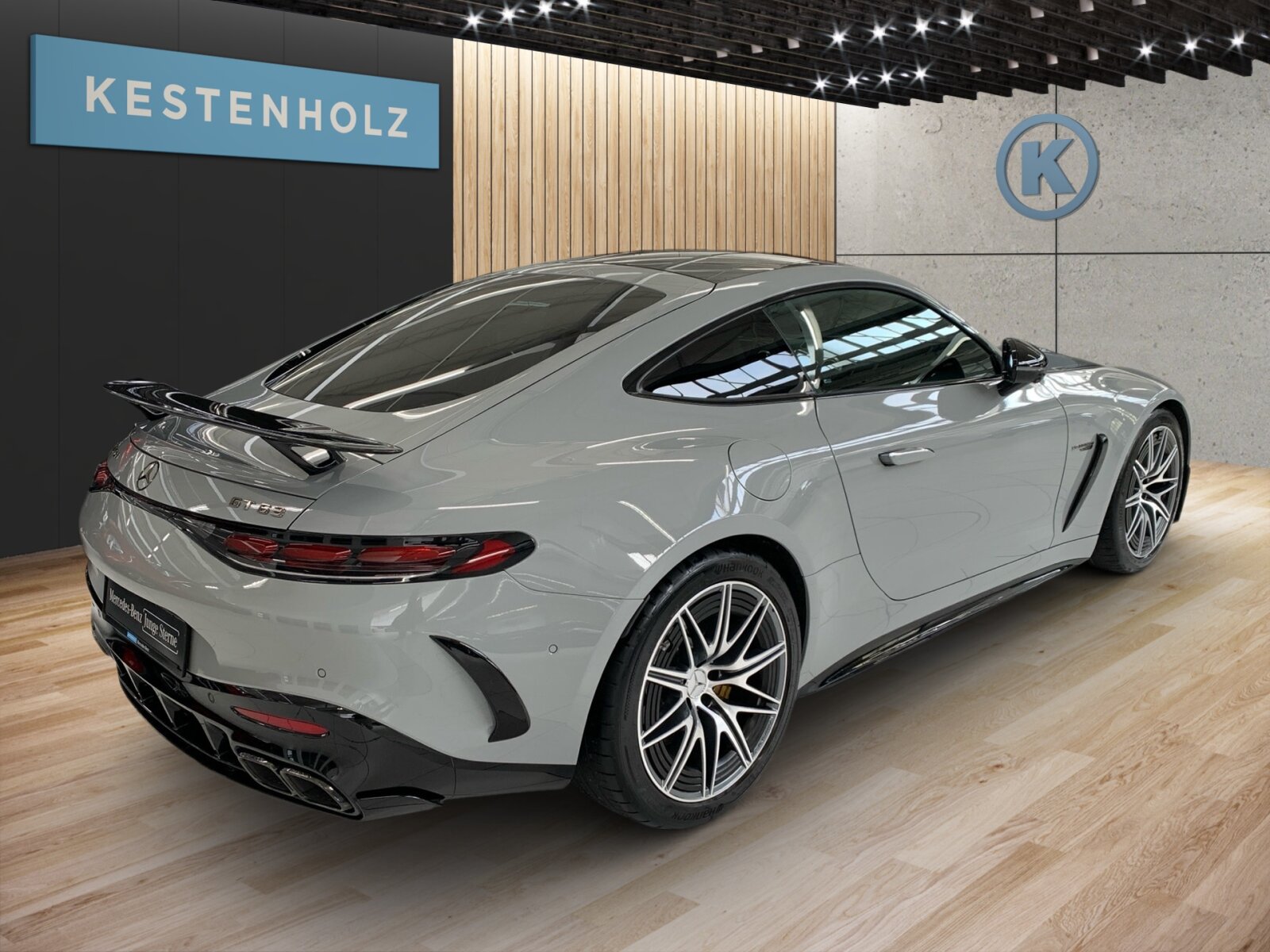 Ausstattungslinien und -Pakete:  AMG Aerodynamik-Paket,   AMG DYNAMIC PLUS Paket,   AMG Night-Paket:  AMG Night-Paket II,   Energizing Paket,   Fahrassistenz-Paket:  Laderaum-Paket,   Memory-Paket:  Memory Park-Assistent,   Multikontursitz-Paket,   Park-Paket mit Remote-Parkfunktionen,   Spiegel-Paket:  USB-Paket PlusExterieur:  50,8 cm (20") AMG Leichtmetallräder im 10-Doppelspeichen-Design,   AIRPANEL,   AMG ACTIVE RIDE CONTROL Fahrwerk,   AMG Bremssättel gelb lackiert,   AMG Einstiegsleisten mit "AMG" Schriftzug, beleuchtet und mit Wechselcover,   AMG Heckflügel feststehend,   AMG Hinterachs-Sperrdifferenzial elektronisch,   AMG Motorlager dynamisch,   Außenspiegel elektrisch anklappbar:  Designschlüssel mit Chromapplikationen,   DIGITAL LIGHT mit Projektionsfunktion,   Fahrzeug mit Linkslenkung,   Fahrzeugschutzabdeckung,   Hintere Sensoren für Spurhalte-Assistent,   Identifikationsschild mit VIN-Nummer,   Lichtinszenierung AMG (Seitenschweller mit Projektionsfunktion),   MAGIC VISION CONTROL,   Motor-Restwärmenutzung,   Motorsound-System (AMG Real Performance Sound),   Projektionsfunktion von Symbolen,   Radgroesse 20" Mischbereifung Variante 2 AMG,   Schwarz lackierte Kühlerlamellen,   SPEED+ - LOADINDEX 105 Y XL + 107 Y XL,   Steuer-Code - Funktion GSR-ISA,   Steuercode Demo Car,   Steuercode Demo Car MIG,   Steuercode Umstellung WLTP mit RDE,   Typkennzeichen auf Heckdeckel und Kotflügeln in Hochglanzschwarz,   Vorrüstung für Projektionsfunktion Animationen,   Vorrüstung für Projektionsfunktion Symbole,   Wärmedämmend dunkel getöntes GlasInterieur:  Ambientebeleuchtung:  AMG Lenkradtasten,   AMG Performance Lenkrad in Leder Nappa:  AMG Performance Sitze:  AMG Zierelemente Carbon,   Bedienungsanleitung und Serviceinformation - deutsch,   Beifahrersitz mit Gewichtserkennung,   Cupholder,   Fondsitze mit umklappbaren Sitzlehnen,   Klimatisierungsautomatik Thermotronic:  LEDER / NAPPA / SEMIANILIN,   MANUFAKTUR Innenhimmel Mikrofaser MICROCUT schwarz,   Sicherheitsgurte in Rot:  Sonnenblende ausziehbar,   Steckdose im KofferraumMultimedia:  AMG Track Pace:  Android Auto:  Apple CarPlay:  Burmester® Surround-Soundsystem:  Digitales Extra: Erweiterte Funktionen MBUX,   Digitales Extra: Festplatten-Navigation,   Digitales Extra: Remote Services Premium,   Digitales Extra: Smartphone Integration,   Digitales Extra: Vorrüstung für Live Traffic Information,   Digitales Extra: Vorrüstung für MBUX Entertainment Plus,   Digitales Extra: Vorrüstung für Navigationsdienste,   Digitales Radio:  Fahrerdisplay,   Head-Up Display:  Headunit Länderset für ECE (NTG 7),   Kabelloses Ladesystem für mobile Endgeräte vorn:  Kommunikationsmodul (LTE) für die Nutzung von Digitalen Extras,   MBUX Multimediasystem:  MBUX Navigation Premium,   Mercedes-Benz Notrufsystem:  Soundpersonalisierung,   Sprache Kombiinstrument - deutsch,   Techn. Kommunikationsmodulvariante für ECE,   Vorrüstung für digitalen Fahrzeugschlüssel für Smartphone,   Vorrüstung für digitales Radio:  Zentraldisplay:Komfort und Umwelt:  360°-Kamera:  Adaptiver Fernlicht-Assistent Plus:  Aktiver Geschwindigkeitslimit-Assistent:  Aktiver Park-Assistent:  Aktiver Spurhalte-Assistent:  Aktiver Spurwechselassistent,   AMG SPEEDSHIFT MCT 9G,   Ausweichunterstützung (Ausweichassistent),   Easy-Pack Heckklappe:  Erweitertes automatisches Wiederanfahren im Stau,   Fahrassistenz-System: Rettungsgassen-Assistent,   Hands-Free Access,   Hinterachslenkung:  i-Size Kindersitzbefestigung Beifahrersitz,   Innen- und Außenspiegel automatisch abblendend,   ISOFIX Kindersitzverankerungen:  KEYLESS-GO mit flächenbündigen Türgriffen,   KEYLESS-GO Start-Funktion:  Kraftstofftanksystem für EU6d-Norm:  Lenkradheizung:  Nothalt-Assistent mit Hands-off Spurwechsel Software,   Panoramadach:  Passive Personenanwesenheitserinnerung,   Sitzklimatisierung für Fahrer und Beifahrer:  Streckenbasierte Geschwindigkeitsanpassung,   Verkehrszeichen-Assistent:Sicherheit:  AMG Hochleistungs- Verbundbremsanlage,   Deaktivierung Schließrückmeldung über Fanfare,   DISTRONIC PLUS inkl. BAS PLUS und PRE-SAFE® Bremse:  Distronic Plus Querunterstützung (DTR+Q),   Einbruch- und Diebstahlwarnanlage mit Vorrüstung für Kollisionserkennung:  Fingerabdrucksensor,   Fond-Sicherheitsgurt mit Gurtkraftbegrenzer,   Fondgurt-Statusanzeige im Instrumenten-Display,   GUARD 360° Fahrzeugschutz Plus,   Innenraumabsicherung,   Kneebag:  PRE-SAFE ® -System:  Sidebags:.
