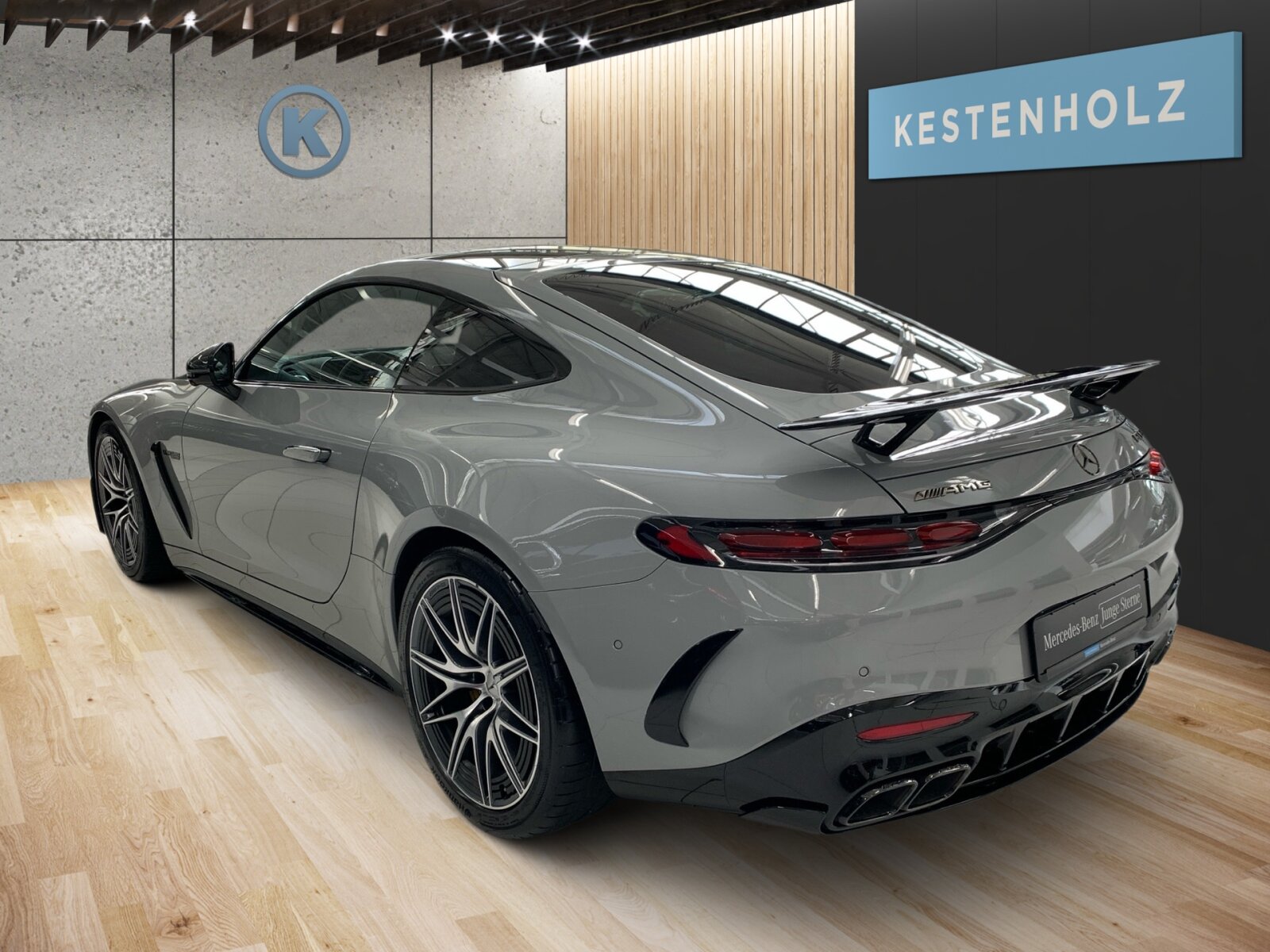 Ausstattungslinien und -Pakete:  AMG Aerodynamik-Paket,   AMG DYNAMIC PLUS Paket,   AMG Night-Paket:  AMG Night-Paket II,   Energizing Paket,   Fahrassistenz-Paket:  Laderaum-Paket,   Memory-Paket:  Memory Park-Assistent,   Multikontursitz-Paket,   Park-Paket mit Remote-Parkfunktionen,   Spiegel-Paket:  USB-Paket PlusExterieur:  50,8 cm (20") AMG Leichtmetallräder im 10-Doppelspeichen-Design,   AIRPANEL,   AMG ACTIVE RIDE CONTROL Fahrwerk,   AMG Bremssättel gelb lackiert,   AMG Einstiegsleisten mit "AMG" Schriftzug, beleuchtet und mit Wechselcover,   AMG Heckflügel feststehend,   AMG Hinterachs-Sperrdifferenzial elektronisch,   AMG Motorlager dynamisch,   Außenspiegel elektrisch anklappbar:  Designschlüssel mit Chromapplikationen,   DIGITAL LIGHT mit Projektionsfunktion,   Fahrzeug mit Linkslenkung,   Fahrzeugschutzabdeckung,   Hintere Sensoren für Spurhalte-Assistent,   Identifikationsschild mit VIN-Nummer,   Lichtinszenierung AMG (Seitenschweller mit Projektionsfunktion),   MAGIC VISION CONTROL,   Motor-Restwärmenutzung,   Motorsound-System (AMG Real Performance Sound),   Projektionsfunktion von Symbolen,   Radgroesse 20" Mischbereifung Variante 2 AMG,   Schwarz lackierte Kühlerlamellen,   SPEED+ - LOADINDEX 105 Y XL + 107 Y XL,   Steuer-Code - Funktion GSR-ISA,   Steuercode Demo Car,   Steuercode Demo Car MIG,   Steuercode Umstellung WLTP mit RDE,   Typkennzeichen auf Heckdeckel und Kotflügeln in Hochglanzschwarz,   Vorrüstung für Projektionsfunktion Animationen,   Vorrüstung für Projektionsfunktion Symbole,   Wärmedämmend dunkel getöntes GlasInterieur:  Ambientebeleuchtung:  AMG Lenkradtasten,   AMG Performance Lenkrad in Leder Nappa:  AMG Performance Sitze:  AMG Zierelemente Carbon,   Bedienungsanleitung und Serviceinformation - deutsch,   Beifahrersitz mit Gewichtserkennung,   Cupholder,   Fondsitze mit umklappbaren Sitzlehnen,   Klimatisierungsautomatik Thermotronic:  LEDER / NAPPA / SEMIANILIN,   MANUFAKTUR Innenhimmel Mikrofaser MICROCUT schwarz,   Sicherheitsgurte in Rot:  Sonnenblende ausziehbar,   Steckdose im KofferraumMultimedia:  AMG Track Pace:  Android Auto:  Apple CarPlay:  Burmester® Surround-Soundsystem:  Digitales Extra: Erweiterte Funktionen MBUX,   Digitales Extra: Festplatten-Navigation,   Digitales Extra: Remote Services Premium,   Digitales Extra: Smartphone Integration,   Digitales Extra: Vorrüstung für Live Traffic Information,   Digitales Extra: Vorrüstung für MBUX Entertainment Plus,   Digitales Extra: Vorrüstung für Navigationsdienste,   Digitales Radio:  Fahrerdisplay,   Head-Up Display:  Headunit Länderset für ECE (NTG 7),   Kabelloses Ladesystem für mobile Endgeräte vorn:  Kommunikationsmodul (LTE) für die Nutzung von Digitalen Extras,   MBUX Multimediasystem:  MBUX Navigation Premium,   Mercedes-Benz Notrufsystem:  Soundpersonalisierung,   Sprache Kombiinstrument - deutsch,   Techn. Kommunikationsmodulvariante für ECE,   Vorrüstung für digitalen Fahrzeugschlüssel für Smartphone,   Vorrüstung für digitales Radio:  Zentraldisplay:Komfort und Umwelt:  360°-Kamera:  Adaptiver Fernlicht-Assistent Plus:  Aktiver Geschwindigkeitslimit-Assistent:  Aktiver Park-Assistent:  Aktiver Spurhalte-Assistent:  Aktiver Spurwechselassistent,   AMG SPEEDSHIFT MCT 9G,   Ausweichunterstützung (Ausweichassistent),   Easy-Pack Heckklappe:  Erweitertes automatisches Wiederanfahren im Stau,   Fahrassistenz-System: Rettungsgassen-Assistent,   Hands-Free Access,   Hinterachslenkung:  i-Size Kindersitzbefestigung Beifahrersitz,   Innen- und Außenspiegel automatisch abblendend,   ISOFIX Kindersitzverankerungen:  KEYLESS-GO mit flächenbündigen Türgriffen,   KEYLESS-GO Start-Funktion:  Kraftstofftanksystem für EU6d-Norm:  Lenkradheizung:  Nothalt-Assistent mit Hands-off Spurwechsel Software,   Panoramadach:  Passive Personenanwesenheitserinnerung,   Sitzklimatisierung für Fahrer und Beifahrer:  Streckenbasierte Geschwindigkeitsanpassung,   Verkehrszeichen-Assistent:Sicherheit:  AMG Hochleistungs- Verbundbremsanlage,   Deaktivierung Schließrückmeldung über Fanfare,   DISTRONIC PLUS inkl. BAS PLUS und PRE-SAFE® Bremse:  Distronic Plus Querunterstützung (DTR+Q),   Einbruch- und Diebstahlwarnanlage mit Vorrüstung für Kollisionserkennung:  Fingerabdrucksensor,   Fond-Sicherheitsgurt mit Gurtkraftbegrenzer,   Fondgurt-Statusanzeige im Instrumenten-Display,   GUARD 360° Fahrzeugschutz Plus,   Innenraumabsicherung,   Kneebag:  PRE-SAFE ® -System:  Sidebags:.