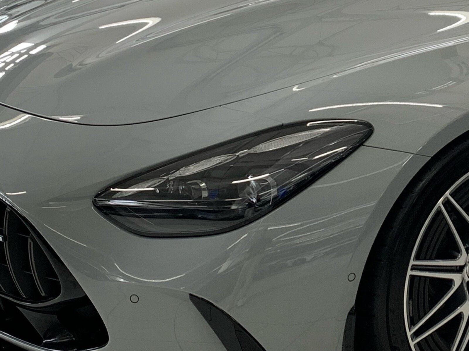 Ausstattungslinien und -Pakete:  AMG Aerodynamik-Paket,   AMG DYNAMIC PLUS Paket,   AMG Night-Paket:  AMG Night-Paket II,   Energizing Paket,   Fahrassistenz-Paket:  Laderaum-Paket,   Memory-Paket:  Memory Park-Assistent,   Multikontursitz-Paket,   Park-Paket mit Remote-Parkfunktionen,   Spiegel-Paket:  USB-Paket PlusExterieur:  50,8 cm (20") AMG Leichtmetallräder im 10-Doppelspeichen-Design,   AIRPANEL,   AMG ACTIVE RIDE CONTROL Fahrwerk,   AMG Bremssättel gelb lackiert,   AMG Einstiegsleisten mit "AMG" Schriftzug, beleuchtet und mit Wechselcover,   AMG Heckflügel feststehend,   AMG Hinterachs-Sperrdifferenzial elektronisch,   AMG Motorlager dynamisch,   Außenspiegel elektrisch anklappbar:  Designschlüssel mit Chromapplikationen,   DIGITAL LIGHT mit Projektionsfunktion,   Fahrzeug mit Linkslenkung,   Fahrzeugschutzabdeckung,   Hintere Sensoren für Spurhalte-Assistent,   Identifikationsschild mit VIN-Nummer,   Lichtinszenierung AMG (Seitenschweller mit Projektionsfunktion),   MAGIC VISION CONTROL,   Motor-Restwärmenutzung,   Motorsound-System (AMG Real Performance Sound),   Projektionsfunktion von Symbolen,   Radgroesse 20" Mischbereifung Variante 2 AMG,   Schwarz lackierte Kühlerlamellen,   SPEED+ - LOADINDEX 105 Y XL + 107 Y XL,   Steuer-Code - Funktion GSR-ISA,   Steuercode Demo Car,   Steuercode Demo Car MIG,   Steuercode Umstellung WLTP mit RDE,   Typkennzeichen auf Heckdeckel und Kotflügeln in Hochglanzschwarz,   Vorrüstung für Projektionsfunktion Animationen,   Vorrüstung für Projektionsfunktion Symbole,   Wärmedämmend dunkel getöntes GlasInterieur:  Ambientebeleuchtung:  AMG Lenkradtasten,   AMG Performance Lenkrad in Leder Nappa:  AMG Performance Sitze:  AMG Zierelemente Carbon,   Bedienungsanleitung und Serviceinformation - deutsch,   Beifahrersitz mit Gewichtserkennung,   Cupholder,   Fondsitze mit umklappbaren Sitzlehnen,   Klimatisierungsautomatik Thermotronic:  LEDER / NAPPA / SEMIANILIN,   MANUFAKTUR Innenhimmel Mikrofaser MICROCUT schwarz,   Sicherheitsgurte in Rot:  Sonnenblende ausziehbar,   Steckdose im KofferraumMultimedia:  AMG Track Pace:  Android Auto:  Apple CarPlay:  Burmester® Surround-Soundsystem:  Digitales Extra: Erweiterte Funktionen MBUX,   Digitales Extra: Festplatten-Navigation,   Digitales Extra: Remote Services Premium,   Digitales Extra: Smartphone Integration,   Digitales Extra: Vorrüstung für Live Traffic Information,   Digitales Extra: Vorrüstung für MBUX Entertainment Plus,   Digitales Extra: Vorrüstung für Navigationsdienste,   Digitales Radio:  Fahrerdisplay,   Head-Up Display:  Headunit Länderset für ECE (NTG 7),   Kabelloses Ladesystem für mobile Endgeräte vorn:  Kommunikationsmodul (LTE) für die Nutzung von Digitalen Extras,   MBUX Multimediasystem:  MBUX Navigation Premium,   Mercedes-Benz Notrufsystem:  Soundpersonalisierung,   Sprache Kombiinstrument - deutsch,   Techn. Kommunikationsmodulvariante für ECE,   Vorrüstung für digitalen Fahrzeugschlüssel für Smartphone,   Vorrüstung für digitales Radio:  Zentraldisplay:Komfort und Umwelt:  360°-Kamera:  Adaptiver Fernlicht-Assistent Plus:  Aktiver Geschwindigkeitslimit-Assistent:  Aktiver Park-Assistent:  Aktiver Spurhalte-Assistent:  Aktiver Spurwechselassistent,   AMG SPEEDSHIFT MCT 9G,   Ausweichunterstützung (Ausweichassistent),   Easy-Pack Heckklappe:  Erweitertes automatisches Wiederanfahren im Stau,   Fahrassistenz-System: Rettungsgassen-Assistent,   Hands-Free Access,   Hinterachslenkung:  i-Size Kindersitzbefestigung Beifahrersitz,   Innen- und Außenspiegel automatisch abblendend,   ISOFIX Kindersitzverankerungen:  KEYLESS-GO mit flächenbündigen Türgriffen,   KEYLESS-GO Start-Funktion:  Kraftstofftanksystem für EU6d-Norm:  Lenkradheizung:  Nothalt-Assistent mit Hands-off Spurwechsel Software,   Panoramadach:  Passive Personenanwesenheitserinnerung,   Sitzklimatisierung für Fahrer und Beifahrer:  Streckenbasierte Geschwindigkeitsanpassung,   Verkehrszeichen-Assistent:Sicherheit:  AMG Hochleistungs- Verbundbremsanlage,   Deaktivierung Schließrückmeldung über Fanfare,   DISTRONIC PLUS inkl. BAS PLUS und PRE-SAFE® Bremse:  Distronic Plus Querunterstützung (DTR+Q),   Einbruch- und Diebstahlwarnanlage mit Vorrüstung für Kollisionserkennung:  Fingerabdrucksensor,   Fond-Sicherheitsgurt mit Gurtkraftbegrenzer,   Fondgurt-Statusanzeige im Instrumenten-Display,   GUARD 360° Fahrzeugschutz Plus,   Innenraumabsicherung,   Kneebag:  PRE-SAFE ® -System:  Sidebags:.