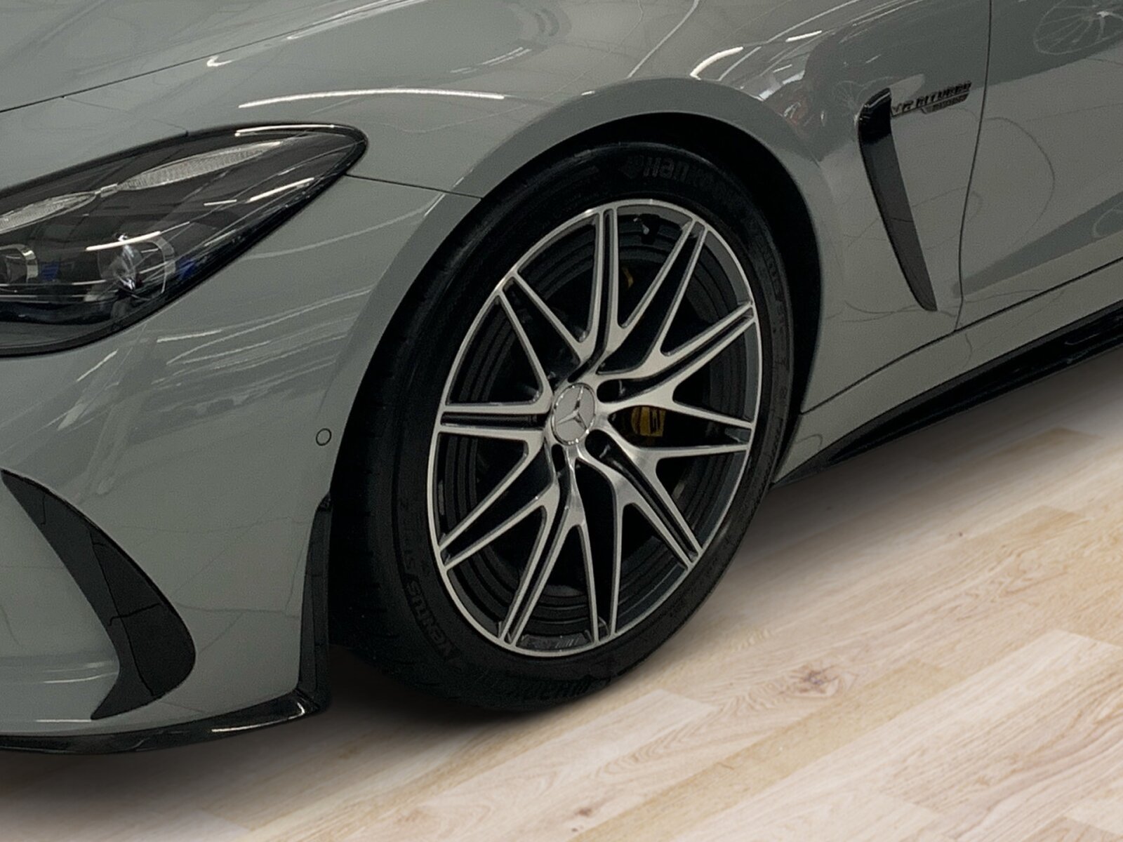 Ausstattungslinien und -Pakete:  AMG Aerodynamik-Paket,   AMG DYNAMIC PLUS Paket,   AMG Night-Paket:  AMG Night-Paket II,   Energizing Paket,   Fahrassistenz-Paket:  Laderaum-Paket,   Memory-Paket:  Memory Park-Assistent,   Multikontursitz-Paket,   Park-Paket mit Remote-Parkfunktionen,   Spiegel-Paket:  USB-Paket PlusExterieur:  50,8 cm (20") AMG Leichtmetallräder im 10-Doppelspeichen-Design,   AIRPANEL,   AMG ACTIVE RIDE CONTROL Fahrwerk,   AMG Bremssättel gelb lackiert,   AMG Einstiegsleisten mit "AMG" Schriftzug, beleuchtet und mit Wechselcover,   AMG Heckflügel feststehend,   AMG Hinterachs-Sperrdifferenzial elektronisch,   AMG Motorlager dynamisch,   Außenspiegel elektrisch anklappbar:  Designschlüssel mit Chromapplikationen,   DIGITAL LIGHT mit Projektionsfunktion,   Fahrzeug mit Linkslenkung,   Fahrzeugschutzabdeckung,   Hintere Sensoren für Spurhalte-Assistent,   Identifikationsschild mit VIN-Nummer,   Lichtinszenierung AMG (Seitenschweller mit Projektionsfunktion),   MAGIC VISION CONTROL,   Motor-Restwärmenutzung,   Motorsound-System (AMG Real Performance Sound),   Projektionsfunktion von Symbolen,   Radgroesse 20" Mischbereifung Variante 2 AMG,   Schwarz lackierte Kühlerlamellen,   SPEED+ - LOADINDEX 105 Y XL + 107 Y XL,   Steuer-Code - Funktion GSR-ISA,   Steuercode Demo Car,   Steuercode Demo Car MIG,   Steuercode Umstellung WLTP mit RDE,   Typkennzeichen auf Heckdeckel und Kotflügeln in Hochglanzschwarz,   Vorrüstung für Projektionsfunktion Animationen,   Vorrüstung für Projektionsfunktion Symbole,   Wärmedämmend dunkel getöntes GlasInterieur:  Ambientebeleuchtung:  AMG Lenkradtasten,   AMG Performance Lenkrad in Leder Nappa:  AMG Performance Sitze:  AMG Zierelemente Carbon,   Bedienungsanleitung und Serviceinformation - deutsch,   Beifahrersitz mit Gewichtserkennung,   Cupholder,   Fondsitze mit umklappbaren Sitzlehnen,   Klimatisierungsautomatik Thermotronic:  LEDER / NAPPA / SEMIANILIN,   MANUFAKTUR Innenhimmel Mikrofaser MICROCUT schwarz,   Sicherheitsgurte in Rot:  Sonnenblende ausziehbar,   Steckdose im KofferraumMultimedia:  AMG Track Pace:  Android Auto:  Apple CarPlay:  Burmester® Surround-Soundsystem:  Digitales Extra: Erweiterte Funktionen MBUX,   Digitales Extra: Festplatten-Navigation,   Digitales Extra: Remote Services Premium,   Digitales Extra: Smartphone Integration,   Digitales Extra: Vorrüstung für Live Traffic Information,   Digitales Extra: Vorrüstung für MBUX Entertainment Plus,   Digitales Extra: Vorrüstung für Navigationsdienste,   Digitales Radio:  Fahrerdisplay,   Head-Up Display:  Headunit Länderset für ECE (NTG 7),   Kabelloses Ladesystem für mobile Endgeräte vorn:  Kommunikationsmodul (LTE) für die Nutzung von Digitalen Extras,   MBUX Multimediasystem:  MBUX Navigation Premium,   Mercedes-Benz Notrufsystem:  Soundpersonalisierung,   Sprache Kombiinstrument - deutsch,   Techn. Kommunikationsmodulvariante für ECE,   Vorrüstung für digitalen Fahrzeugschlüssel für Smartphone,   Vorrüstung für digitales Radio:  Zentraldisplay:Komfort und Umwelt:  360°-Kamera:  Adaptiver Fernlicht-Assistent Plus:  Aktiver Geschwindigkeitslimit-Assistent:  Aktiver Park-Assistent:  Aktiver Spurhalte-Assistent:  Aktiver Spurwechselassistent,   AMG SPEEDSHIFT MCT 9G,   Ausweichunterstützung (Ausweichassistent),   Easy-Pack Heckklappe:  Erweitertes automatisches Wiederanfahren im Stau,   Fahrassistenz-System: Rettungsgassen-Assistent,   Hands-Free Access,   Hinterachslenkung:  i-Size Kindersitzbefestigung Beifahrersitz,   Innen- und Außenspiegel automatisch abblendend,   ISOFIX Kindersitzverankerungen:  KEYLESS-GO mit flächenbündigen Türgriffen,   KEYLESS-GO Start-Funktion:  Kraftstofftanksystem für EU6d-Norm:  Lenkradheizung:  Nothalt-Assistent mit Hands-off Spurwechsel Software,   Panoramadach:  Passive Personenanwesenheitserinnerung,   Sitzklimatisierung für Fahrer und Beifahrer:  Streckenbasierte Geschwindigkeitsanpassung,   Verkehrszeichen-Assistent:Sicherheit:  AMG Hochleistungs- Verbundbremsanlage,   Deaktivierung Schließrückmeldung über Fanfare,   DISTRONIC PLUS inkl. BAS PLUS und PRE-SAFE® Bremse:  Distronic Plus Querunterstützung (DTR+Q),   Einbruch- und Diebstahlwarnanlage mit Vorrüstung für Kollisionserkennung:  Fingerabdrucksensor,   Fond-Sicherheitsgurt mit Gurtkraftbegrenzer,   Fondgurt-Statusanzeige im Instrumenten-Display,   GUARD 360° Fahrzeugschutz Plus,   Innenraumabsicherung,   Kneebag:  PRE-SAFE ® -System:  Sidebags:.