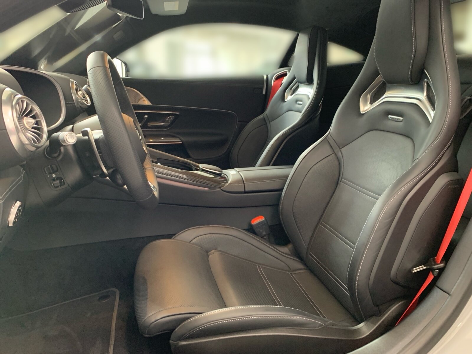 Ausstattungslinien und -Pakete:  AMG Aerodynamik-Paket,   AMG DYNAMIC PLUS Paket,   AMG Night-Paket:  AMG Night-Paket II,   Energizing Paket,   Fahrassistenz-Paket:  Laderaum-Paket,   Memory-Paket:  Memory Park-Assistent,   Multikontursitz-Paket,   Park-Paket mit Remote-Parkfunktionen,   Spiegel-Paket:  USB-Paket PlusExterieur:  50,8 cm (20") AMG Leichtmetallräder im 10-Doppelspeichen-Design,   AIRPANEL,   AMG ACTIVE RIDE CONTROL Fahrwerk,   AMG Bremssättel gelb lackiert,   AMG Einstiegsleisten mit "AMG" Schriftzug, beleuchtet und mit Wechselcover,   AMG Heckflügel feststehend,   AMG Hinterachs-Sperrdifferenzial elektronisch,   AMG Motorlager dynamisch,   Außenspiegel elektrisch anklappbar:  Designschlüssel mit Chromapplikationen,   DIGITAL LIGHT mit Projektionsfunktion,   Fahrzeug mit Linkslenkung,   Fahrzeugschutzabdeckung,   Hintere Sensoren für Spurhalte-Assistent,   Identifikationsschild mit VIN-Nummer,   Lichtinszenierung AMG (Seitenschweller mit Projektionsfunktion),   MAGIC VISION CONTROL,   Motor-Restwärmenutzung,   Motorsound-System (AMG Real Performance Sound),   Projektionsfunktion von Symbolen,   Radgroesse 20" Mischbereifung Variante 2 AMG,   Schwarz lackierte Kühlerlamellen,   SPEED+ - LOADINDEX 105 Y XL + 107 Y XL,   Steuer-Code - Funktion GSR-ISA,   Steuercode Demo Car,   Steuercode Demo Car MIG,   Steuercode Umstellung WLTP mit RDE,   Typkennzeichen auf Heckdeckel und Kotflügeln in Hochglanzschwarz,   Vorrüstung für Projektionsfunktion Animationen,   Vorrüstung für Projektionsfunktion Symbole,   Wärmedämmend dunkel getöntes GlasInterieur:  Ambientebeleuchtung:  AMG Lenkradtasten,   AMG Performance Lenkrad in Leder Nappa:  AMG Performance Sitze:  AMG Zierelemente Carbon,   Bedienungsanleitung und Serviceinformation - deutsch,   Beifahrersitz mit Gewichtserkennung,   Cupholder,   Fondsitze mit umklappbaren Sitzlehnen,   Klimatisierungsautomatik Thermotronic:  LEDER / NAPPA / SEMIANILIN,   MANUFAKTUR Innenhimmel Mikrofaser MICROCUT schwarz,   Sicherheitsgurte in Rot:  Sonnenblende ausziehbar,   Steckdose im KofferraumMultimedia:  AMG Track Pace:  Android Auto:  Apple CarPlay:  Burmester® Surround-Soundsystem:  Digitales Extra: Erweiterte Funktionen MBUX,   Digitales Extra: Festplatten-Navigation,   Digitales Extra: Remote Services Premium,   Digitales Extra: Smartphone Integration,   Digitales Extra: Vorrüstung für Live Traffic Information,   Digitales Extra: Vorrüstung für MBUX Entertainment Plus,   Digitales Extra: Vorrüstung für Navigationsdienste,   Digitales Radio:  Fahrerdisplay,   Head-Up Display:  Headunit Länderset für ECE (NTG 7),   Kabelloses Ladesystem für mobile Endgeräte vorn:  Kommunikationsmodul (LTE) für die Nutzung von Digitalen Extras,   MBUX Multimediasystem:  MBUX Navigation Premium,   Mercedes-Benz Notrufsystem:  Soundpersonalisierung,   Sprache Kombiinstrument - deutsch,   Techn. Kommunikationsmodulvariante für ECE,   Vorrüstung für digitalen Fahrzeugschlüssel für Smartphone,   Vorrüstung für digitales Radio:  Zentraldisplay:Komfort und Umwelt:  360°-Kamera:  Adaptiver Fernlicht-Assistent Plus:  Aktiver Geschwindigkeitslimit-Assistent:  Aktiver Park-Assistent:  Aktiver Spurhalte-Assistent:  Aktiver Spurwechselassistent,   AMG SPEEDSHIFT MCT 9G,   Ausweichunterstützung (Ausweichassistent),   Easy-Pack Heckklappe:  Erweitertes automatisches Wiederanfahren im Stau,   Fahrassistenz-System: Rettungsgassen-Assistent,   Hands-Free Access,   Hinterachslenkung:  i-Size Kindersitzbefestigung Beifahrersitz,   Innen- und Außenspiegel automatisch abblendend,   ISOFIX Kindersitzverankerungen:  KEYLESS-GO mit flächenbündigen Türgriffen,   KEYLESS-GO Start-Funktion:  Kraftstofftanksystem für EU6d-Norm:  Lenkradheizung:  Nothalt-Assistent mit Hands-off Spurwechsel Software,   Panoramadach:  Passive Personenanwesenheitserinnerung,   Sitzklimatisierung für Fahrer und Beifahrer:  Streckenbasierte Geschwindigkeitsanpassung,   Verkehrszeichen-Assistent:Sicherheit:  AMG Hochleistungs- Verbundbremsanlage,   Deaktivierung Schließrückmeldung über Fanfare,   DISTRONIC PLUS inkl. BAS PLUS und PRE-SAFE® Bremse:  Distronic Plus Querunterstützung (DTR+Q),   Einbruch- und Diebstahlwarnanlage mit Vorrüstung für Kollisionserkennung:  Fingerabdrucksensor,   Fond-Sicherheitsgurt mit Gurtkraftbegrenzer,   Fondgurt-Statusanzeige im Instrumenten-Display,   GUARD 360° Fahrzeugschutz Plus,   Innenraumabsicherung,   Kneebag:  PRE-SAFE ® -System:  Sidebags:.
