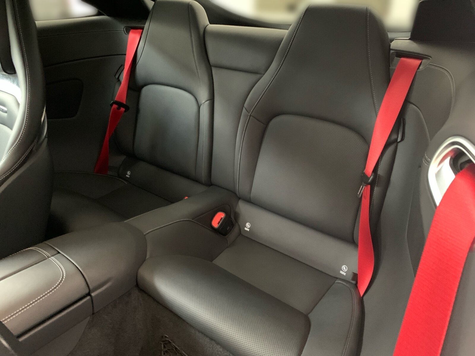 Ausstattungslinien und -Pakete:  AMG Aerodynamik-Paket,   AMG DYNAMIC PLUS Paket,   AMG Night-Paket:  AMG Night-Paket II,   Energizing Paket,   Fahrassistenz-Paket:  Laderaum-Paket,   Memory-Paket:  Memory Park-Assistent,   Multikontursitz-Paket,   Park-Paket mit Remote-Parkfunktionen,   Spiegel-Paket:  USB-Paket PlusExterieur:  50,8 cm (20") AMG Leichtmetallräder im 10-Doppelspeichen-Design,   AIRPANEL,   AMG ACTIVE RIDE CONTROL Fahrwerk,   AMG Bremssättel gelb lackiert,   AMG Einstiegsleisten mit "AMG" Schriftzug, beleuchtet und mit Wechselcover,   AMG Heckflügel feststehend,   AMG Hinterachs-Sperrdifferenzial elektronisch,   AMG Motorlager dynamisch,   Außenspiegel elektrisch anklappbar:  Designschlüssel mit Chromapplikationen,   DIGITAL LIGHT mit Projektionsfunktion,   Fahrzeug mit Linkslenkung,   Fahrzeugschutzabdeckung,   Hintere Sensoren für Spurhalte-Assistent,   Identifikationsschild mit VIN-Nummer,   Lichtinszenierung AMG (Seitenschweller mit Projektionsfunktion),   MAGIC VISION CONTROL,   Motor-Restwärmenutzung,   Motorsound-System (AMG Real Performance Sound),   Projektionsfunktion von Symbolen,   Radgroesse 20" Mischbereifung Variante 2 AMG,   Schwarz lackierte Kühlerlamellen,   SPEED+ - LOADINDEX 105 Y XL + 107 Y XL,   Steuer-Code - Funktion GSR-ISA,   Steuercode Demo Car,   Steuercode Demo Car MIG,   Steuercode Umstellung WLTP mit RDE,   Typkennzeichen auf Heckdeckel und Kotflügeln in Hochglanzschwarz,   Vorrüstung für Projektionsfunktion Animationen,   Vorrüstung für Projektionsfunktion Symbole,   Wärmedämmend dunkel getöntes GlasInterieur:  Ambientebeleuchtung:  AMG Lenkradtasten,   AMG Performance Lenkrad in Leder Nappa:  AMG Performance Sitze:  AMG Zierelemente Carbon,   Bedienungsanleitung und Serviceinformation - deutsch,   Beifahrersitz mit Gewichtserkennung,   Cupholder,   Fondsitze mit umklappbaren Sitzlehnen,   Klimatisierungsautomatik Thermotronic:  LEDER / NAPPA / SEMIANILIN,   MANUFAKTUR Innenhimmel Mikrofaser MICROCUT schwarz,   Sicherheitsgurte in Rot:  Sonnenblende ausziehbar,   Steckdose im KofferraumMultimedia:  AMG Track Pace:  Android Auto:  Apple CarPlay:  Burmester® Surround-Soundsystem:  Digitales Extra: Erweiterte Funktionen MBUX,   Digitales Extra: Festplatten-Navigation,   Digitales Extra: Remote Services Premium,   Digitales Extra: Smartphone Integration,   Digitales Extra: Vorrüstung für Live Traffic Information,   Digitales Extra: Vorrüstung für MBUX Entertainment Plus,   Digitales Extra: Vorrüstung für Navigationsdienste,   Digitales Radio:  Fahrerdisplay,   Head-Up Display:  Headunit Länderset für ECE (NTG 7),   Kabelloses Ladesystem für mobile Endgeräte vorn:  Kommunikationsmodul (LTE) für die Nutzung von Digitalen Extras,   MBUX Multimediasystem:  MBUX Navigation Premium,   Mercedes-Benz Notrufsystem:  Soundpersonalisierung,   Sprache Kombiinstrument - deutsch,   Techn. Kommunikationsmodulvariante für ECE,   Vorrüstung für digitalen Fahrzeugschlüssel für Smartphone,   Vorrüstung für digitales Radio:  Zentraldisplay:Komfort und Umwelt:  360°-Kamera:  Adaptiver Fernlicht-Assistent Plus:  Aktiver Geschwindigkeitslimit-Assistent:  Aktiver Park-Assistent:  Aktiver Spurhalte-Assistent:  Aktiver Spurwechselassistent,   AMG SPEEDSHIFT MCT 9G,   Ausweichunterstützung (Ausweichassistent),   Easy-Pack Heckklappe:  Erweitertes automatisches Wiederanfahren im Stau,   Fahrassistenz-System: Rettungsgassen-Assistent,   Hands-Free Access,   Hinterachslenkung:  i-Size Kindersitzbefestigung Beifahrersitz,   Innen- und Außenspiegel automatisch abblendend,   ISOFIX Kindersitzverankerungen:  KEYLESS-GO mit flächenbündigen Türgriffen,   KEYLESS-GO Start-Funktion:  Kraftstofftanksystem für EU6d-Norm:  Lenkradheizung:  Nothalt-Assistent mit Hands-off Spurwechsel Software,   Panoramadach:  Passive Personenanwesenheitserinnerung,   Sitzklimatisierung für Fahrer und Beifahrer:  Streckenbasierte Geschwindigkeitsanpassung,   Verkehrszeichen-Assistent:Sicherheit:  AMG Hochleistungs- Verbundbremsanlage,   Deaktivierung Schließrückmeldung über Fanfare,   DISTRONIC PLUS inkl. BAS PLUS und PRE-SAFE® Bremse:  Distronic Plus Querunterstützung (DTR+Q),   Einbruch- und Diebstahlwarnanlage mit Vorrüstung für Kollisionserkennung:  Fingerabdrucksensor,   Fond-Sicherheitsgurt mit Gurtkraftbegrenzer,   Fondgurt-Statusanzeige im Instrumenten-Display,   GUARD 360° Fahrzeugschutz Plus,   Innenraumabsicherung,   Kneebag:  PRE-SAFE ® -System:  Sidebags:.