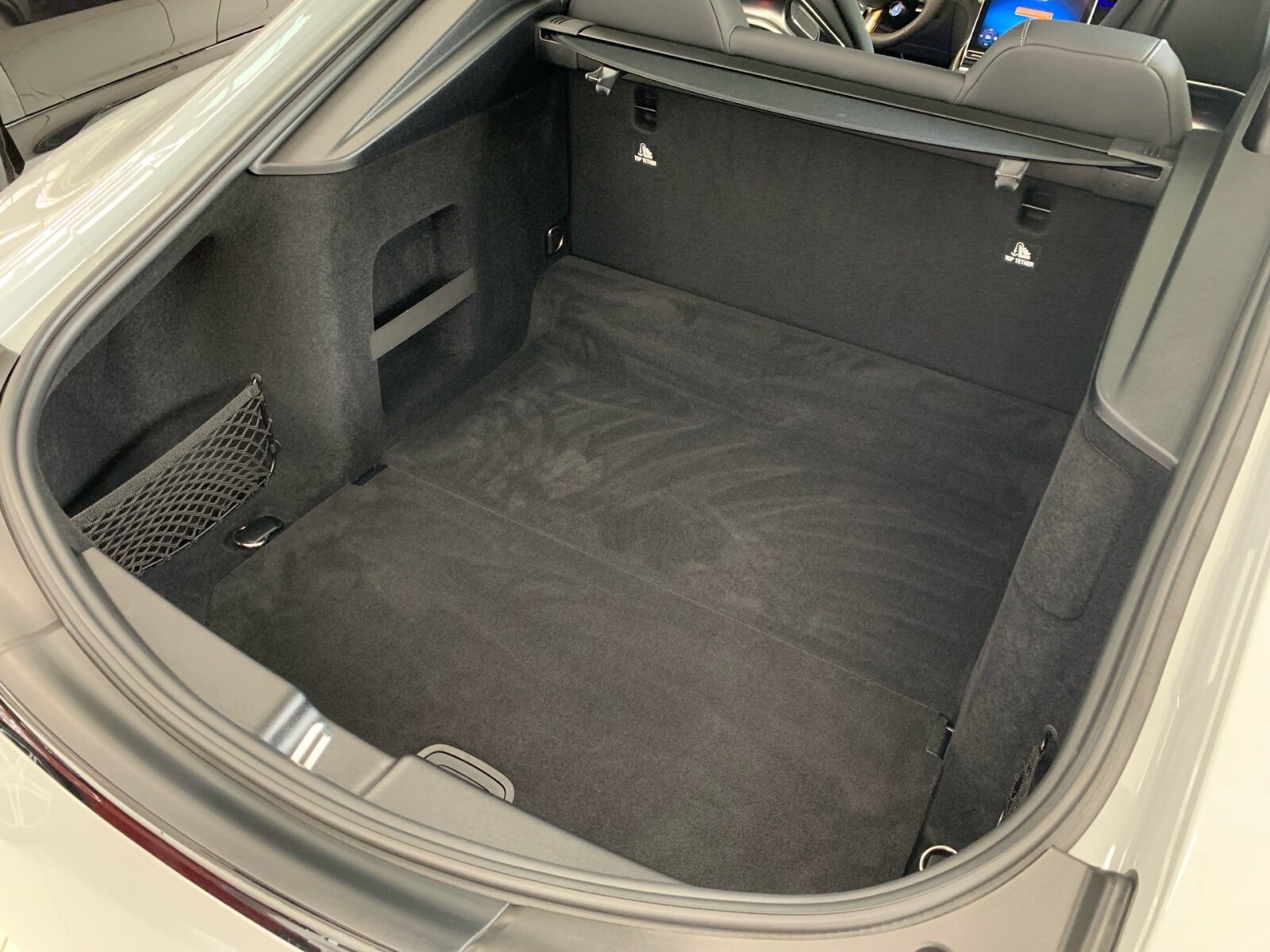 Ausstattungslinien und -Pakete:  AMG Aerodynamik-Paket,   AMG DYNAMIC PLUS Paket,   AMG Night-Paket:  AMG Night-Paket II,   Energizing Paket,   Fahrassistenz-Paket:  Laderaum-Paket,   Memory-Paket:  Memory Park-Assistent,   Multikontursitz-Paket,   Park-Paket mit Remote-Parkfunktionen,   Spiegel-Paket:  USB-Paket PlusExterieur:  50,8 cm (20") AMG Leichtmetallräder im 10-Doppelspeichen-Design,   AIRPANEL,   AMG ACTIVE RIDE CONTROL Fahrwerk,   AMG Bremssättel gelb lackiert,   AMG Einstiegsleisten mit "AMG" Schriftzug, beleuchtet und mit Wechselcover,   AMG Heckflügel feststehend,   AMG Hinterachs-Sperrdifferenzial elektronisch,   AMG Motorlager dynamisch,   Außenspiegel elektrisch anklappbar:  Designschlüssel mit Chromapplikationen,   DIGITAL LIGHT mit Projektionsfunktion,   Fahrzeug mit Linkslenkung,   Fahrzeugschutzabdeckung,   Hintere Sensoren für Spurhalte-Assistent,   Identifikationsschild mit VIN-Nummer,   Lichtinszenierung AMG (Seitenschweller mit Projektionsfunktion),   MAGIC VISION CONTROL,   Motor-Restwärmenutzung,   Motorsound-System (AMG Real Performance Sound),   Projektionsfunktion von Symbolen,   Radgroesse 20" Mischbereifung Variante 2 AMG,   Schwarz lackierte Kühlerlamellen,   SPEED+ - LOADINDEX 105 Y XL + 107 Y XL,   Steuer-Code - Funktion GSR-ISA,   Steuercode Demo Car,   Steuercode Demo Car MIG,   Steuercode Umstellung WLTP mit RDE,   Typkennzeichen auf Heckdeckel und Kotflügeln in Hochglanzschwarz,   Vorrüstung für Projektionsfunktion Animationen,   Vorrüstung für Projektionsfunktion Symbole,   Wärmedämmend dunkel getöntes GlasInterieur:  Ambientebeleuchtung:  AMG Lenkradtasten,   AMG Performance Lenkrad in Leder Nappa:  AMG Performance Sitze:  AMG Zierelemente Carbon,   Bedienungsanleitung und Serviceinformation - deutsch,   Beifahrersitz mit Gewichtserkennung,   Cupholder,   Fondsitze mit umklappbaren Sitzlehnen,   Klimatisierungsautomatik Thermotronic:  LEDER / NAPPA / SEMIANILIN,   MANUFAKTUR Innenhimmel Mikrofaser MICROCUT schwarz,   Sicherheitsgurte in Rot:  Sonnenblende ausziehbar,   Steckdose im KofferraumMultimedia:  AMG Track Pace:  Android Auto:  Apple CarPlay:  Burmester® Surround-Soundsystem:  Digitales Extra: Erweiterte Funktionen MBUX,   Digitales Extra: Festplatten-Navigation,   Digitales Extra: Remote Services Premium,   Digitales Extra: Smartphone Integration,   Digitales Extra: Vorrüstung für Live Traffic Information,   Digitales Extra: Vorrüstung für MBUX Entertainment Plus,   Digitales Extra: Vorrüstung für Navigationsdienste,   Digitales Radio:  Fahrerdisplay,   Head-Up Display:  Headunit Länderset für ECE (NTG 7),   Kabelloses Ladesystem für mobile Endgeräte vorn:  Kommunikationsmodul (LTE) für die Nutzung von Digitalen Extras,   MBUX Multimediasystem:  MBUX Navigation Premium,   Mercedes-Benz Notrufsystem:  Soundpersonalisierung,   Sprache Kombiinstrument - deutsch,   Techn. Kommunikationsmodulvariante für ECE,   Vorrüstung für digitalen Fahrzeugschlüssel für Smartphone,   Vorrüstung für digitales Radio:  Zentraldisplay:Komfort und Umwelt:  360°-Kamera:  Adaptiver Fernlicht-Assistent Plus:  Aktiver Geschwindigkeitslimit-Assistent:  Aktiver Park-Assistent:  Aktiver Spurhalte-Assistent:  Aktiver Spurwechselassistent,   AMG SPEEDSHIFT MCT 9G,   Ausweichunterstützung (Ausweichassistent),   Easy-Pack Heckklappe:  Erweitertes automatisches Wiederanfahren im Stau,   Fahrassistenz-System: Rettungsgassen-Assistent,   Hands-Free Access,   Hinterachslenkung:  i-Size Kindersitzbefestigung Beifahrersitz,   Innen- und Außenspiegel automatisch abblendend,   ISOFIX Kindersitzverankerungen:  KEYLESS-GO mit flächenbündigen Türgriffen,   KEYLESS-GO Start-Funktion:  Kraftstofftanksystem für EU6d-Norm:  Lenkradheizung:  Nothalt-Assistent mit Hands-off Spurwechsel Software,   Panoramadach:  Passive Personenanwesenheitserinnerung,   Sitzklimatisierung für Fahrer und Beifahrer:  Streckenbasierte Geschwindigkeitsanpassung,   Verkehrszeichen-Assistent:Sicherheit:  AMG Hochleistungs- Verbundbremsanlage,   Deaktivierung Schließrückmeldung über Fanfare,   DISTRONIC PLUS inkl. BAS PLUS und PRE-SAFE® Bremse:  Distronic Plus Querunterstützung (DTR+Q),   Einbruch- und Diebstahlwarnanlage mit Vorrüstung für Kollisionserkennung:  Fingerabdrucksensor,   Fond-Sicherheitsgurt mit Gurtkraftbegrenzer,   Fondgurt-Statusanzeige im Instrumenten-Display,   GUARD 360° Fahrzeugschutz Plus,   Innenraumabsicherung,   Kneebag:  PRE-SAFE ® -System:  Sidebags:.