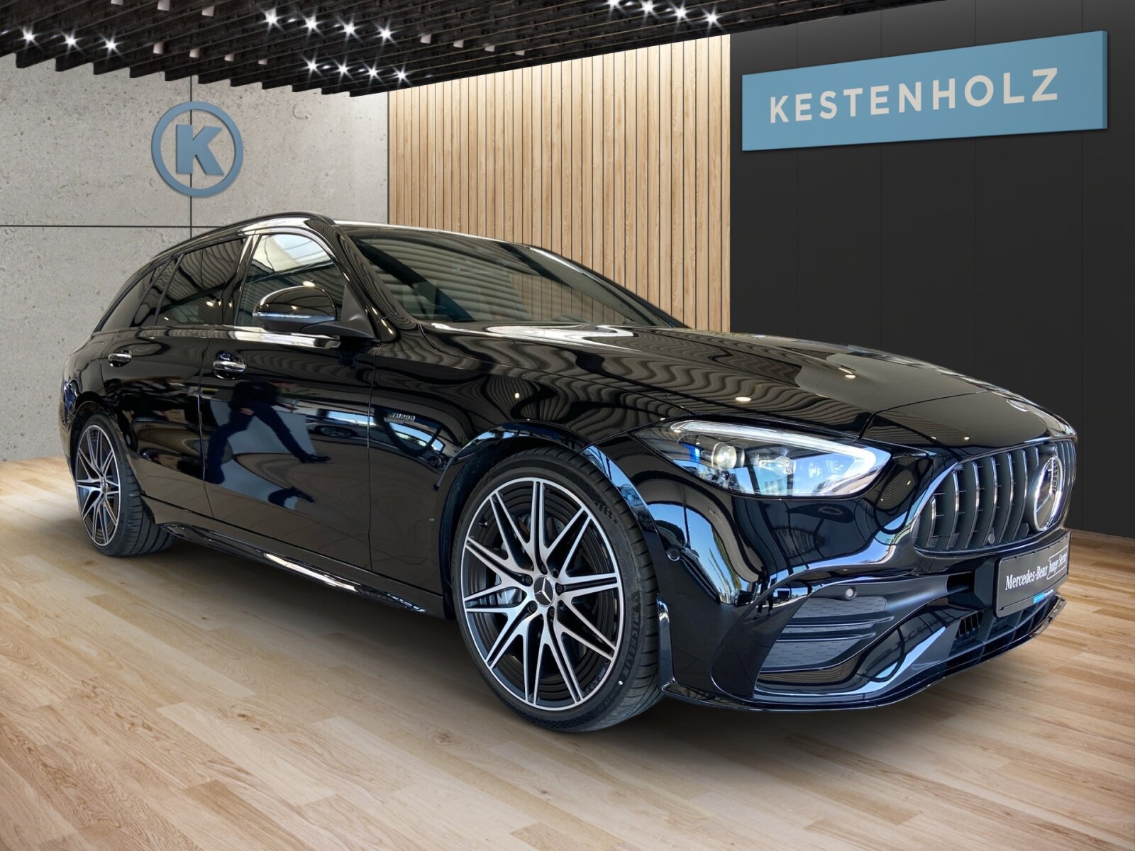 Ausstattungslinien und -Pakete:  Ablage-Paket,   AMG Driver's Package,   AMG Night-Paket Exterieur:  AMG Night-Paket II,   AMG Optik-Paket,   AMG Styling:  Fahrassistenz-Paket Plus:  Innenraum-Lichtpaket,   Kofferraumkomfort-Paket:  Memory-Paket:  Mercedes-AMG Exterieur,   Mercedes-AMG Interieur,   Park-Paket mit 360 Grad-Kamera:  Premium-Paket mit digitalen Extras,   Spiegel-Paket:  USB-Paket:Exterieur:  20" AMG Leichtmetallräder im 10 Doppelspeichen Design,   AMG-Fahrzeug-Baumuster Entry,   AMG Abrisskante,   AMG DYNAMIC SELECT,   AMG Einstiegsleisten mit "AMG" Schriftzug, beleuchtet und mit Wechselcover,   AMG Ride Control Fahrwerk:  AMG spezifische Kühlerverkleidung, abgedunkelt,   Außenspiegel elektrisch anklappbar:  Bremssättel silberfarben lackiert,   Dachreling schwarz:  DIGITAL LIGHT:  Hintere Sensoren für Spurhalte-Assistent,   Identifikationsschild mit VIN-Nummer,   Kraftstoffbehälter mit 66 Liter Inhalt:  Mild Hybrid Antrieb,   Motor-Restwärmenutzung,   Motorsound-System (AMG Real Performance Sound),   Radgroesse 20" Mischbereifung Variante 1 AMG,   Radlaufverbreiterung,   Scheibenwaschanlage beheizt,   Scheibenwischer mit Regensensor,   SPEED- + LOADINDEX 95Y XL + 94Y XL,   Steuercode Umstellung WLTP mit RDE,   Typkennzeichen auf Heckdeckel und Kotflügeln in Schwarzchrom,   Umfeldbeleuchtung mit Projektion des Markenlogos,   Vorrüstung für Projektionsfunktion Animationen,   Vorrüstung für Projektionsfunktion für Linien,   Vorrüstung für Projektionsfunktion Symbole,   Wärmedämmend dunkel getöntes GlasInterieur:  4-Wege-Lordosenstütze,   Ambientebeleuchtung:  AMG Lenkradtasten,   AMG Performance Lenkrad in Leder Nappa / Mikrofaser MICROCUT,   Bedienungsanleitung und Serviceinformation - deutsch,   Doppelcupholder:  Doppelrollo elektrisch fuer Gepäckraumabdeckung,   Innenhimmel Stoff schwarz,   Klimatisierungsautomatik Thermotronic:  Laderaumabdeckung inklusive EASY-PACK Sicherheitsnetz,   Mittelkonsole in Schwarz hochglänzend,   Sicherheitsgurte in Rot:  Sitzheizung für Fahrer und Beifahrer,   Sitzheizung im Fond:  Sitzlehnen im Fond klappbar:  Sportsitze:  Wärme- und geräuschdämmendes Akustikglas,   Zierelemente MetallstrukturMultimedia:  Ambientebeleuchtung Plus,   Android Auto:  Apple CarPlay:  Burmester® 3D-Surround-Soundsystem:  Digitales Extra: Erweiterte Funktionen MBUX,   Digitales Extra: Festplatten-Navigation,   Digitales Extra: MBUX Augmented Reality für Navigation,   Digitales Extra: MBUX Navigation Premium,   Digitales Extra: Remote Services,   Digitales Extra: Smartphone Integration,   Digitales Extra: Vorrüstung für Live Traffic Information,   Digitales Radio:  Fahrerdisplay,   Head-Up Display:  Kabelloses Ladesystem für mobile Endgeräte vorn:  Kommunikationsmodul (LTE) für die Nutzung von Mercedes me connect Diensten,   MBUX Multimediasystem:  Mercedes-Benz Notrufsystem:  Soundpersonalisierung,   Vorrüstung für Digitalen Fahrzeugschlüssel,   Vorrüstung für digitale Schlüsselübergabe,   Vorrüstung für digitales Radio:  Zentraldisplay:Komfort und Umwelt:  360°-Kamera:  Adaptiver Fernlicht-Assistent Plus:  Aktiver Geschwindigkeitslimit-Assistent:  Aktiver Lenk-Assistent:  Aktiver Park-Assistent mit PARKTRONIC:  Aktiver Spurhalte-Assistent:  Aktiver Spurwechselassistent,   AMG SPEEDSHIFT MCT 9G,   Ausweichunterstützung (Ausweichassistent),   Beifahrersitz elektrisch einstellbar mit Memory-Funktion:  Digitales Extra: Verkehrszeichen-Assistent,   Easy-Pack Heckklappe:  Erweitertes automatisches Wiederanfahren im Stau,   Hands-Free Access,   Hinterachslenkung:  Innen- und Außenspiegel automatisch abblendend,   Keyless-Go,   Keyless-Go Komfort Paket,   KEYLESS-GO Start-Funktion:  Lenkradheizung:  Panorama-Schiebedach:  Passive Personenanwesenheitserinnerung,   Streckenbasierte Geschwindigkeitsanpassung,   Vordersitz links elektrisch verstellbar mit Memory-FunktionSicherheit:  Aktiver Abstands-Assistent DISTRONIC:  Automatische Beifahrerairbag-Abschaltung,   Feuerlöscher,   Fingerabdrucksensor,   Mittenairbag:  PRE-SAFE-System Impuls Seite,   PRE-SAFE ® -System:  Reifendruckkontrolle (RDK):Weiteres:  AEJ 24/2,   Instrumententafel und Bordkanten in Ledernachbildung ARTICO,   Modelljahrcode:  Premium,   Serviceintervall 20.000 km,   UMSTELLUNG AUF UN ECE R100 AENDERUNGSSTAND 3,   WIPPS-Laender WEU+COC,   Änderungsjahr 24/2.