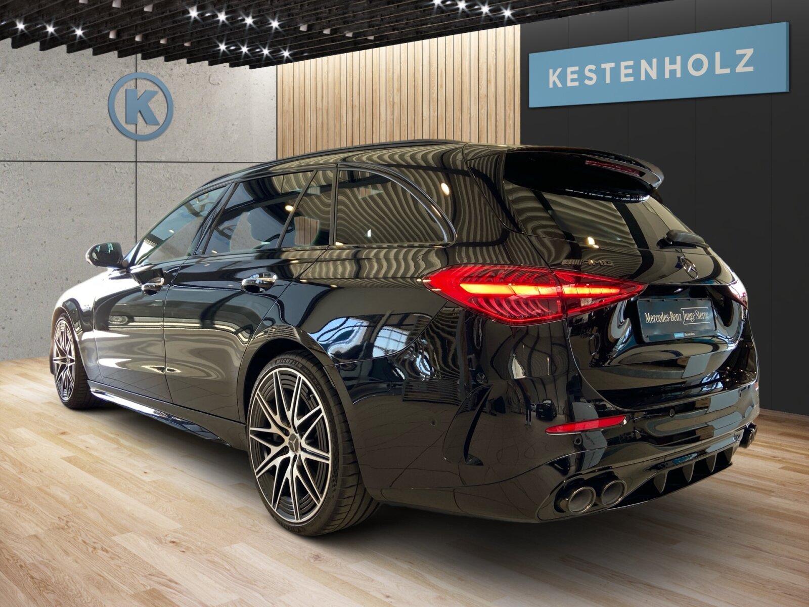 Ausstattungslinien und -Pakete:  Ablage-Paket,   AMG Driver's Package,   AMG Night-Paket Exterieur:  AMG Night-Paket II,   AMG Optik-Paket,   AMG Styling:  Fahrassistenz-Paket Plus:  Innenraum-Lichtpaket,   Kofferraumkomfort-Paket:  Memory-Paket:  Mercedes-AMG Exterieur,   Mercedes-AMG Interieur,   Park-Paket mit 360 Grad-Kamera:  Premium-Paket mit digitalen Extras,   Spiegel-Paket:  USB-Paket:Exterieur:  20" AMG Leichtmetallräder im 10 Doppelspeichen Design,   AMG-Fahrzeug-Baumuster Entry,   AMG Abrisskante,   AMG DYNAMIC SELECT,   AMG Einstiegsleisten mit "AMG" Schriftzug, beleuchtet und mit Wechselcover,   AMG Ride Control Fahrwerk:  AMG spezifische Kühlerverkleidung, abgedunkelt,   Außenspiegel elektrisch anklappbar:  Bremssättel silberfarben lackiert,   Dachreling schwarz:  DIGITAL LIGHT:  Hintere Sensoren für Spurhalte-Assistent,   Identifikationsschild mit VIN-Nummer,   Kraftstoffbehälter mit 66 Liter Inhalt:  Mild Hybrid Antrieb,   Motor-Restwärmenutzung,   Motorsound-System (AMG Real Performance Sound),   Radgroesse 20" Mischbereifung Variante 1 AMG,   Radlaufverbreiterung,   Scheibenwaschanlage beheizt,   Scheibenwischer mit Regensensor,   SPEED- + LOADINDEX 95Y XL + 94Y XL,   Steuercode Umstellung WLTP mit RDE,   Typkennzeichen auf Heckdeckel und Kotflügeln in Schwarzchrom,   Umfeldbeleuchtung mit Projektion des Markenlogos,   Vorrüstung für Projektionsfunktion Animationen,   Vorrüstung für Projektionsfunktion für Linien,   Vorrüstung für Projektionsfunktion Symbole,   Wärmedämmend dunkel getöntes GlasInterieur:  4-Wege-Lordosenstütze,   Ambientebeleuchtung:  AMG Lenkradtasten,   AMG Performance Lenkrad in Leder Nappa / Mikrofaser MICROCUT,   Bedienungsanleitung und Serviceinformation - deutsch,   Doppelcupholder:  Doppelrollo elektrisch fuer Gepäckraumabdeckung,   Innenhimmel Stoff schwarz,   Klimatisierungsautomatik Thermotronic:  Laderaumabdeckung inklusive EASY-PACK Sicherheitsnetz,   Mittelkonsole in Schwarz hochglänzend,   Sicherheitsgurte in Rot:  Sitzheizung für Fahrer und Beifahrer,   Sitzheizung im Fond:  Sitzlehnen im Fond klappbar:  Sportsitze:  Wärme- und geräuschdämmendes Akustikglas,   Zierelemente MetallstrukturMultimedia:  Ambientebeleuchtung Plus,   Android Auto:  Apple CarPlay:  Burmester® 3D-Surround-Soundsystem:  Digitales Extra: Erweiterte Funktionen MBUX,   Digitales Extra: Festplatten-Navigation,   Digitales Extra: MBUX Augmented Reality für Navigation,   Digitales Extra: MBUX Navigation Premium,   Digitales Extra: Remote Services,   Digitales Extra: Smartphone Integration,   Digitales Extra: Vorrüstung für Live Traffic Information,   Digitales Radio:  Fahrerdisplay,   Head-Up Display:  Kabelloses Ladesystem für mobile Endgeräte vorn:  Kommunikationsmodul (LTE) für die Nutzung von Mercedes me connect Diensten,   MBUX Multimediasystem:  Mercedes-Benz Notrufsystem:  Soundpersonalisierung,   Vorrüstung für Digitalen Fahrzeugschlüssel,   Vorrüstung für digitale Schlüsselübergabe,   Vorrüstung für digitales Radio:  Zentraldisplay:Komfort und Umwelt:  360°-Kamera:  Adaptiver Fernlicht-Assistent Plus:  Aktiver Geschwindigkeitslimit-Assistent:  Aktiver Lenk-Assistent:  Aktiver Park-Assistent mit PARKTRONIC:  Aktiver Spurhalte-Assistent:  Aktiver Spurwechselassistent,   AMG SPEEDSHIFT MCT 9G,   Ausweichunterstützung (Ausweichassistent),   Beifahrersitz elektrisch einstellbar mit Memory-Funktion:  Digitales Extra: Verkehrszeichen-Assistent,   Easy-Pack Heckklappe:  Erweitertes automatisches Wiederanfahren im Stau,   Hands-Free Access,   Hinterachslenkung:  Innen- und Außenspiegel automatisch abblendend,   Keyless-Go,   Keyless-Go Komfort Paket,   KEYLESS-GO Start-Funktion:  Lenkradheizung:  Panorama-Schiebedach:  Passive Personenanwesenheitserinnerung,   Streckenbasierte Geschwindigkeitsanpassung,   Vordersitz links elektrisch verstellbar mit Memory-FunktionSicherheit:  Aktiver Abstands-Assistent DISTRONIC:  Automatische Beifahrerairbag-Abschaltung,   Feuerlöscher,   Fingerabdrucksensor,   Mittenairbag:  PRE-SAFE-System Impuls Seite,   PRE-SAFE ® -System:  Reifendruckkontrolle (RDK):Weiteres:  AEJ 24/2,   Instrumententafel und Bordkanten in Ledernachbildung ARTICO,   Modelljahrcode:  Premium,   Serviceintervall 20.000 km,   UMSTELLUNG AUF UN ECE R100 AENDERUNGSSTAND 3,   WIPPS-Laender WEU+COC,   Änderungsjahr 24/2.