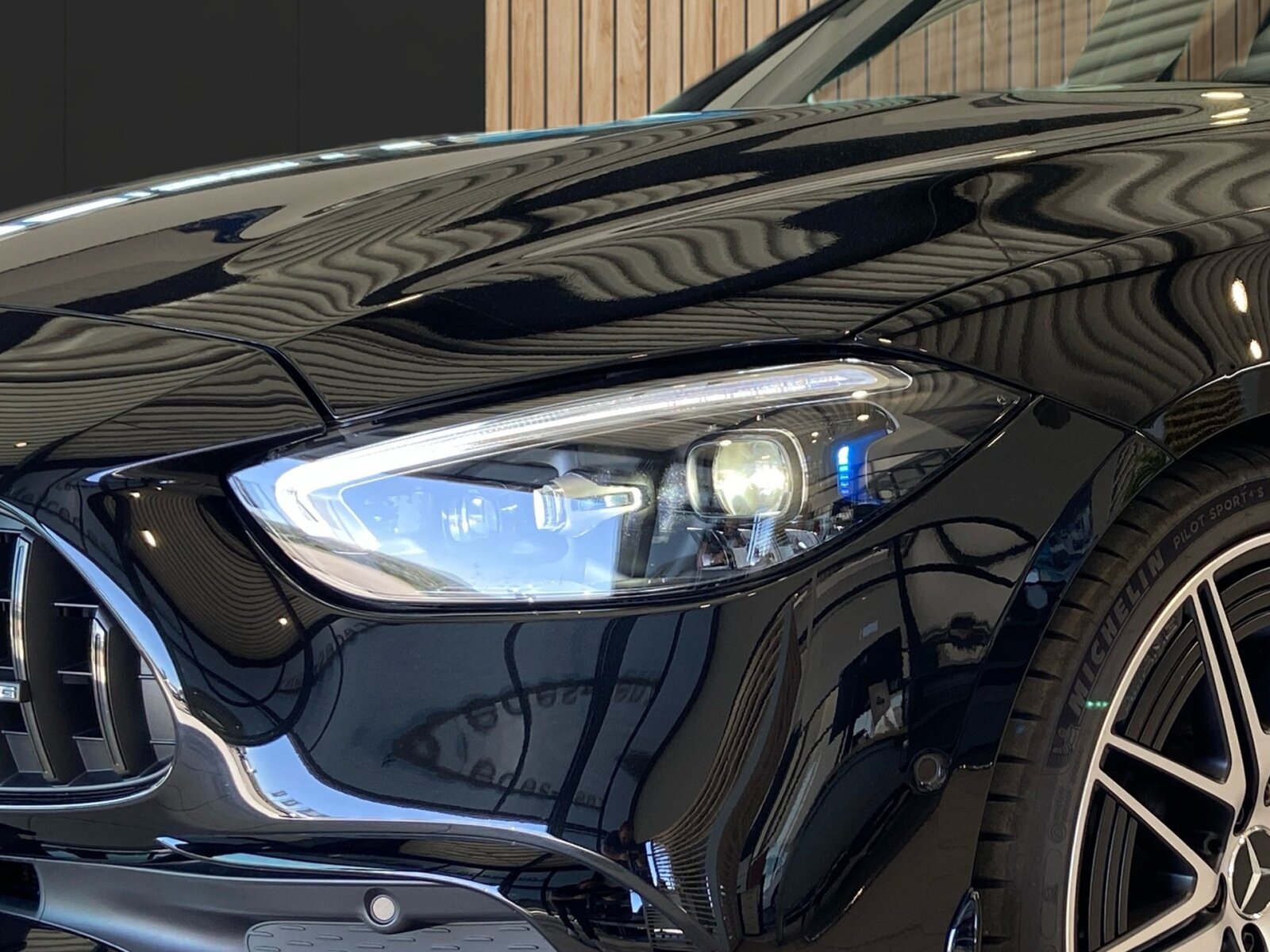 Ausstattungslinien und -Pakete:  Ablage-Paket,   AMG Driver's Package,   AMG Night-Paket Exterieur:  AMG Night-Paket II,   AMG Optik-Paket,   AMG Styling:  Fahrassistenz-Paket Plus:  Innenraum-Lichtpaket,   Kofferraumkomfort-Paket:  Memory-Paket:  Mercedes-AMG Exterieur,   Mercedes-AMG Interieur,   Park-Paket mit 360 Grad-Kamera:  Premium-Paket mit digitalen Extras,   Spiegel-Paket:  USB-Paket:Exterieur:  20" AMG Leichtmetallräder im 10 Doppelspeichen Design,   AMG-Fahrzeug-Baumuster Entry,   AMG Abrisskante,   AMG DYNAMIC SELECT,   AMG Einstiegsleisten mit "AMG" Schriftzug, beleuchtet und mit Wechselcover,   AMG Ride Control Fahrwerk:  AMG spezifische Kühlerverkleidung, abgedunkelt,   Außenspiegel elektrisch anklappbar:  Bremssättel silberfarben lackiert,   Dachreling schwarz:  DIGITAL LIGHT:  Hintere Sensoren für Spurhalte-Assistent,   Identifikationsschild mit VIN-Nummer,   Kraftstoffbehälter mit 66 Liter Inhalt:  Mild Hybrid Antrieb,   Motor-Restwärmenutzung,   Motorsound-System (AMG Real Performance Sound),   Radgroesse 20" Mischbereifung Variante 1 AMG,   Radlaufverbreiterung,   Scheibenwaschanlage beheizt,   Scheibenwischer mit Regensensor,   SPEED- + LOADINDEX 95Y XL + 94Y XL,   Steuercode Umstellung WLTP mit RDE,   Typkennzeichen auf Heckdeckel und Kotflügeln in Schwarzchrom,   Umfeldbeleuchtung mit Projektion des Markenlogos,   Vorrüstung für Projektionsfunktion Animationen,   Vorrüstung für Projektionsfunktion für Linien,   Vorrüstung für Projektionsfunktion Symbole,   Wärmedämmend dunkel getöntes GlasInterieur:  4-Wege-Lordosenstütze,   Ambientebeleuchtung:  AMG Lenkradtasten,   AMG Performance Lenkrad in Leder Nappa / Mikrofaser MICROCUT,   Bedienungsanleitung und Serviceinformation - deutsch,   Doppelcupholder:  Doppelrollo elektrisch fuer Gepäckraumabdeckung,   Innenhimmel Stoff schwarz,   Klimatisierungsautomatik Thermotronic:  Laderaumabdeckung inklusive EASY-PACK Sicherheitsnetz,   Mittelkonsole in Schwarz hochglänzend,   Sicherheitsgurte in Rot:  Sitzheizung für Fahrer und Beifahrer,   Sitzheizung im Fond:  Sitzlehnen im Fond klappbar:  Sportsitze:  Wärme- und geräuschdämmendes Akustikglas,   Zierelemente MetallstrukturMultimedia:  Ambientebeleuchtung Plus,   Android Auto:  Apple CarPlay:  Burmester® 3D-Surround-Soundsystem:  Digitales Extra: Erweiterte Funktionen MBUX,   Digitales Extra: Festplatten-Navigation,   Digitales Extra: MBUX Augmented Reality für Navigation,   Digitales Extra: MBUX Navigation Premium,   Digitales Extra: Remote Services,   Digitales Extra: Smartphone Integration,   Digitales Extra: Vorrüstung für Live Traffic Information,   Digitales Radio:  Fahrerdisplay,   Head-Up Display:  Kabelloses Ladesystem für mobile Endgeräte vorn:  Kommunikationsmodul (LTE) für die Nutzung von Mercedes me connect Diensten,   MBUX Multimediasystem:  Mercedes-Benz Notrufsystem:  Soundpersonalisierung,   Vorrüstung für Digitalen Fahrzeugschlüssel,   Vorrüstung für digitale Schlüsselübergabe,   Vorrüstung für digitales Radio:  Zentraldisplay:Komfort und Umwelt:  360°-Kamera:  Adaptiver Fernlicht-Assistent Plus:  Aktiver Geschwindigkeitslimit-Assistent:  Aktiver Lenk-Assistent:  Aktiver Park-Assistent mit PARKTRONIC:  Aktiver Spurhalte-Assistent:  Aktiver Spurwechselassistent,   AMG SPEEDSHIFT MCT 9G,   Ausweichunterstützung (Ausweichassistent),   Beifahrersitz elektrisch einstellbar mit Memory-Funktion:  Digitales Extra: Verkehrszeichen-Assistent,   Easy-Pack Heckklappe:  Erweitertes automatisches Wiederanfahren im Stau,   Hands-Free Access,   Hinterachslenkung:  Innen- und Außenspiegel automatisch abblendend,   Keyless-Go,   Keyless-Go Komfort Paket,   KEYLESS-GO Start-Funktion:  Lenkradheizung:  Panorama-Schiebedach:  Passive Personenanwesenheitserinnerung,   Streckenbasierte Geschwindigkeitsanpassung,   Vordersitz links elektrisch verstellbar mit Memory-FunktionSicherheit:  Aktiver Abstands-Assistent DISTRONIC:  Automatische Beifahrerairbag-Abschaltung,   Feuerlöscher,   Fingerabdrucksensor,   Mittenairbag:  PRE-SAFE-System Impuls Seite,   PRE-SAFE ® -System:  Reifendruckkontrolle (RDK):Weiteres:  AEJ 24/2,   Instrumententafel und Bordkanten in Ledernachbildung ARTICO,   Modelljahrcode:  Premium,   Serviceintervall 20.000 km,   UMSTELLUNG AUF UN ECE R100 AENDERUNGSSTAND 3,   WIPPS-Laender WEU+COC,   Änderungsjahr 24/2.