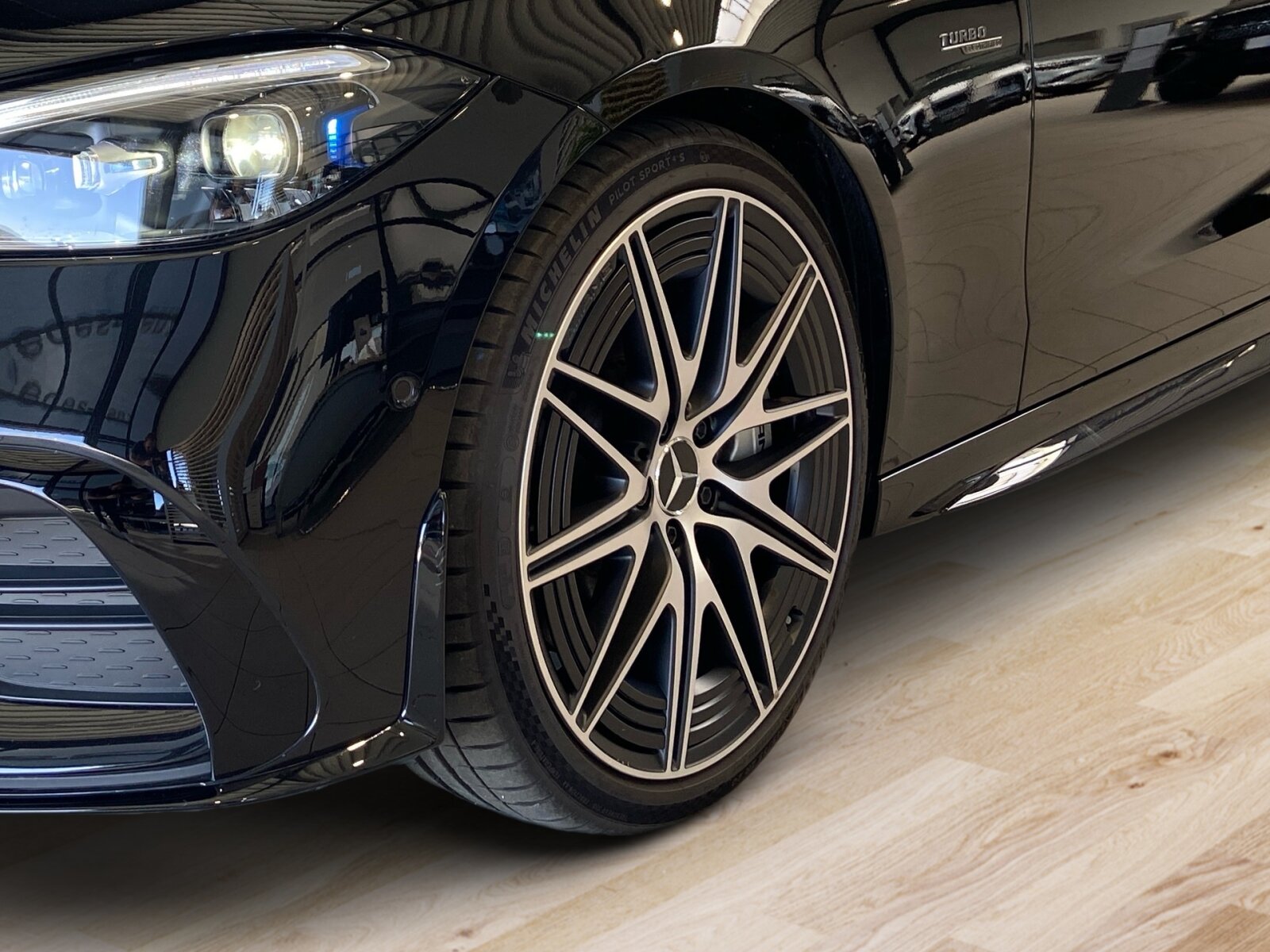 Ausstattungslinien und -Pakete:  Ablage-Paket,   AMG Driver's Package,   AMG Night-Paket Exterieur:  AMG Night-Paket II,   AMG Optik-Paket,   AMG Styling:  Fahrassistenz-Paket Plus:  Innenraum-Lichtpaket,   Kofferraumkomfort-Paket:  Memory-Paket:  Mercedes-AMG Exterieur,   Mercedes-AMG Interieur,   Park-Paket mit 360 Grad-Kamera:  Premium-Paket mit digitalen Extras,   Spiegel-Paket:  USB-Paket:Exterieur:  20" AMG Leichtmetallräder im 10 Doppelspeichen Design,   AMG-Fahrzeug-Baumuster Entry,   AMG Abrisskante,   AMG DYNAMIC SELECT,   AMG Einstiegsleisten mit "AMG" Schriftzug, beleuchtet und mit Wechselcover,   AMG Ride Control Fahrwerk:  AMG spezifische Kühlerverkleidung, abgedunkelt,   Außenspiegel elektrisch anklappbar:  Bremssättel silberfarben lackiert,   Dachreling schwarz:  DIGITAL LIGHT:  Hintere Sensoren für Spurhalte-Assistent,   Identifikationsschild mit VIN-Nummer,   Kraftstoffbehälter mit 66 Liter Inhalt:  Mild Hybrid Antrieb,   Motor-Restwärmenutzung,   Motorsound-System (AMG Real Performance Sound),   Radgroesse 20" Mischbereifung Variante 1 AMG,   Radlaufverbreiterung,   Scheibenwaschanlage beheizt,   Scheibenwischer mit Regensensor,   SPEED- + LOADINDEX 95Y XL + 94Y XL,   Steuercode Umstellung WLTP mit RDE,   Typkennzeichen auf Heckdeckel und Kotflügeln in Schwarzchrom,   Umfeldbeleuchtung mit Projektion des Markenlogos,   Vorrüstung für Projektionsfunktion Animationen,   Vorrüstung für Projektionsfunktion für Linien,   Vorrüstung für Projektionsfunktion Symbole,   Wärmedämmend dunkel getöntes GlasInterieur:  4-Wege-Lordosenstütze,   Ambientebeleuchtung:  AMG Lenkradtasten,   AMG Performance Lenkrad in Leder Nappa / Mikrofaser MICROCUT,   Bedienungsanleitung und Serviceinformation - deutsch,   Doppelcupholder:  Doppelrollo elektrisch fuer Gepäckraumabdeckung,   Innenhimmel Stoff schwarz,   Klimatisierungsautomatik Thermotronic:  Laderaumabdeckung inklusive EASY-PACK Sicherheitsnetz,   Mittelkonsole in Schwarz hochglänzend,   Sicherheitsgurte in Rot:  Sitzheizung für Fahrer und Beifahrer,   Sitzheizung im Fond:  Sitzlehnen im Fond klappbar:  Sportsitze:  Wärme- und geräuschdämmendes Akustikglas,   Zierelemente MetallstrukturMultimedia:  Ambientebeleuchtung Plus,   Android Auto:  Apple CarPlay:  Burmester® 3D-Surround-Soundsystem:  Digitales Extra: Erweiterte Funktionen MBUX,   Digitales Extra: Festplatten-Navigation,   Digitales Extra: MBUX Augmented Reality für Navigation,   Digitales Extra: MBUX Navigation Premium,   Digitales Extra: Remote Services,   Digitales Extra: Smartphone Integration,   Digitales Extra: Vorrüstung für Live Traffic Information,   Digitales Radio:  Fahrerdisplay,   Head-Up Display:  Kabelloses Ladesystem für mobile Endgeräte vorn:  Kommunikationsmodul (LTE) für die Nutzung von Mercedes me connect Diensten,   MBUX Multimediasystem:  Mercedes-Benz Notrufsystem:  Soundpersonalisierung,   Vorrüstung für Digitalen Fahrzeugschlüssel,   Vorrüstung für digitale Schlüsselübergabe,   Vorrüstung für digitales Radio:  Zentraldisplay:Komfort und Umwelt:  360°-Kamera:  Adaptiver Fernlicht-Assistent Plus:  Aktiver Geschwindigkeitslimit-Assistent:  Aktiver Lenk-Assistent:  Aktiver Park-Assistent mit PARKTRONIC:  Aktiver Spurhalte-Assistent:  Aktiver Spurwechselassistent,   AMG SPEEDSHIFT MCT 9G,   Ausweichunterstützung (Ausweichassistent),   Beifahrersitz elektrisch einstellbar mit Memory-Funktion:  Digitales Extra: Verkehrszeichen-Assistent,   Easy-Pack Heckklappe:  Erweitertes automatisches Wiederanfahren im Stau,   Hands-Free Access,   Hinterachslenkung:  Innen- und Außenspiegel automatisch abblendend,   Keyless-Go,   Keyless-Go Komfort Paket,   KEYLESS-GO Start-Funktion:  Lenkradheizung:  Panorama-Schiebedach:  Passive Personenanwesenheitserinnerung,   Streckenbasierte Geschwindigkeitsanpassung,   Vordersitz links elektrisch verstellbar mit Memory-FunktionSicherheit:  Aktiver Abstands-Assistent DISTRONIC:  Automatische Beifahrerairbag-Abschaltung,   Feuerlöscher,   Fingerabdrucksensor,   Mittenairbag:  PRE-SAFE-System Impuls Seite,   PRE-SAFE ® -System:  Reifendruckkontrolle (RDK):Weiteres:  AEJ 24/2,   Instrumententafel und Bordkanten in Ledernachbildung ARTICO,   Modelljahrcode:  Premium,   Serviceintervall 20.000 km,   UMSTELLUNG AUF UN ECE R100 AENDERUNGSSTAND 3,   WIPPS-Laender WEU+COC,   Änderungsjahr 24/2.