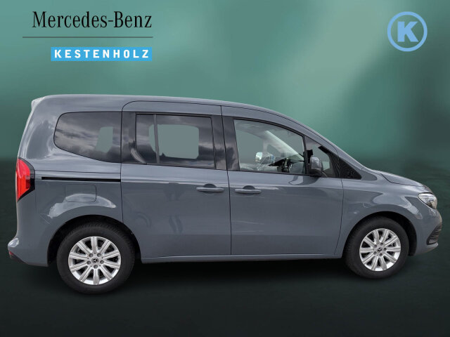 Interne Fahrzeugnr.:: 0923813Ausstattungslinien und -Pakete:  Advantage-Paket,   Aktives Sicherheits-Paket,   Chrom Interieur-Paket,   Edition,   Navigation Paket,   Ohne Aufbauhersteller Sondermodul,   Ohne Paket BAUSTELLE,   Park-Paket,   Progressive,   Sondermodell,   Spiegel-Paket,   Technik-PaketExterieur:  16" Leichtmetallräder,   40,6 cm (16'') LM-Räder im 10-Speichen-Design,   Abdeckung Schiebetürschiene in Wagenfarbe,   Außenspiegel elektr. heranklappbar u. verstellbar,   Außenspiegel lackiert in Wagenfarbe,   ECO Catalysator 90g,   Einstiegsleisten mit "Mercedes-Benz" Schriftzug,   Fenster in Heckklappe mit Wisch- und Waschanlage,   Frontscheibe wärmedämmend,   Gewichtsvariante 2.199 kg,   Griffleiste über Kennzeichen in Wagenfarbe,   Heckklappe,   Heckscheibe heizbar,   Kühlergrill verchromt,   Laderaum-Schiebetür links mit Fenster,   LED High Performance-Scheinwerfer,   Ohne Anhängerkupplung,   Ohne Ladekabel Traktionsbatterie E-Cell,   Ohne Staub-Kit,   Ohne Steinschlagschutz,   Radstand 2716 mm,   Schiebetür rechts mit Fenster,   Standardwegausführung,   Türgriffe lackiert in Wagenfarbe,   Verbrenner,   Vorrüstung für Dachreling,   Wischwasserbehälter mit größerem Volumen,   Zierstab Heckklappe ChromInterieur:  Ambientebeleuchtung,   Armlehne mit Staufach,   Elektrische Fensterheber in Schiebetüren,   Fahrersitz höhenverstellbar mit Lordosestütze,   Fenster fest hinten,   Fensterheber vorn elektr. m. Komfortbedienfunktion,   Fondsitzbank FOLD &amp; LOAD 1/3 : 2/3 teilbar,   Gepäckraumabdeckung,   Handschuhfach, Beifahrerseite, geschlossen,   Innenraumbeleuchtung in LED-Technik,   Innenraumspiegel,   Innenspiegel  automatisch abblendend,   Innenverkleidung gehobene Ausführung,   Klimaanlage,   Klimazone 2 (gemäßigt),   Kopfstützen für Fahrgastraumsitze,   Kraftstofffilter mit Wasserabscheider,   Lederlenkrad,   Mit Gurt Mittelsitz Fond,   Mittelarmlehne ARTICO &amp; Türfelder NEOTEX,   Ohne beheiztes Lenkrad,   Ohne Belüftungsdüsen im Fond,   Ohne Lastschutznetz,   Ohne Sitze in Reihe 3,   Schaltknauf Leder,   Sitzbezugsart Stoff,   Sitzheizung für Fahrer und Beifahrer,   Spiegel in Beifahrer-Sonnenblende,   Spiegel in Fahrer-Sonnenblende,   Steckdose 12 V im Fahrgastraum,   Steckdose 12 V Kofferraum / Laderaum,   Tachometer km/h,   Tasche an Fahrer- und Beifahrerrückenlehne,   Teilbelederte I-Tafel in Ledernachbildung ARTICO,   Teppichboden Fahrgastraum,   Teppichboden Kofferraum,   Tisch und beleuchtete Zierelemente an Rückenlehne,   Warmluftkanal zum Fahrgastraum,   Zierelemente Mattlack Seidenoptik silber,   Zierelement I-Tafel Hochglanzlack schwarzMultimedia:  2 USB Schnittstellen in Mittelkonsole hinten,   Digitales Extra: Erweiterte MBUX Funktionen,   Digitales Extra: Festplatten-Navigation,   Digitales Extra: Remote Services Plus,   Digitales Extra: Smartphone Integration,   Digitales Radio (DAB),   Kabelloses Ladesystem für mobile Endgeräte,   Kombiinstrument mit Farbdisplay,   Kommunikationsmodul (LTE) für digitale Dienste,   Live Traffic Information,   MBUX Multimediasystem inkl. Navigation &amp; DAB,   Mercedes-Benz Notrufsystem,   Navigation PLUS,   Sprache Kombiinstrument - deutsch,   Vorrüstung für Digitale ExtrasKomfort und Umwelt:  7-Gang-Automatikgetriebe,   Aktiver Park-Assistent,   Aktiver Spurhalte-Assistent,   Attention Assist,   Berganfahrhilfe,   Colorverglasung im Fond, Schwarzglas,   Diesel,   ECO Start-Stop Funktion,   Fernlichtassistent,   i-Size Kindersitzbefestigung,   Keyless-Go,   Lenkrad in Neigung und Höhe verstellbar,   Licht- und Regensensor,   Multifunktionslenkrad,   Partikelfilter,   Rückfahrkamera,   Tempomat,   Totwinkel-Assistent,   Verkehrszeichen-Assistent,   Zuheizer  elektrischSicherheit:  Airbag Fahrer und Beifahrer,   Aktiver Brems-Assistent,   Automatische Beifahrerairbag-Abschaltung,   Bremsanlage mit ABS und ASR,   elek. Feststellbremse,   Elektronisches Stabilitätsprogramm (ESP),   Gurtwarneinrichtung für Fahrer, Beifahrer und Fond,   Kindersicherung Türen und Fenster im Fahrgastraum,   Mittenairbag, Thorax-Sidebags, Windowbags v. + h.,   Ohne Einbruch-/Diebstahlwarnanlage,   Reifendrucküberwachung an VA u. HA, drahtlos,   Unterbodenschutz KunststoffZustand/Papiere:  LuxuskombiWeiteres:  Beifahrersitz, höhenverstellbar,   Hersteller Mercedes-Benz AG,   Ledernachbildung ARTICO / Mikrofaser MICROCUT,   Markenumfang Mercedes-Benz,   Nutzlast Serie,   Ohne Ablagefach auf Instrumententafel,   Ohne aktiver Lenkassistent,   Ohne Aufbauhersteller Schnittstelle,   Ohne Double Lock,   Ohne Drehzahlanhebung mit Konstanthaltung,   Ohne Generator verstärkt,   Ohne Geschwindigkeitsbegrenzung,   Ohne Nebellampen.