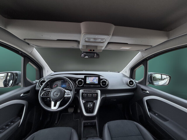 Interne Fahrzeugnr.:: 0923813Ausstattungslinien und -Pakete:  Advantage-Paket,   Aktives Sicherheits-Paket,   Chrom Interieur-Paket,   Edition,   Navigation Paket,   Ohne Aufbauhersteller Sondermodul,   Ohne Paket BAUSTELLE,   Park-Paket,   Progressive,   Sondermodell,   Spiegel-Paket,   Technik-PaketExterieur:  16" Leichtmetallräder,   40,6 cm (16'') LM-Räder im 10-Speichen-Design,   Abdeckung Schiebetürschiene in Wagenfarbe,   Außenspiegel elektr. heranklappbar u. verstellbar,   Außenspiegel lackiert in Wagenfarbe,   ECO Catalysator 90g,   Einstiegsleisten mit "Mercedes-Benz" Schriftzug,   Fenster in Heckklappe mit Wisch- und Waschanlage,   Frontscheibe wärmedämmend,   Gewichtsvariante 2.199 kg,   Griffleiste über Kennzeichen in Wagenfarbe,   Heckklappe,   Heckscheibe heizbar,   Kühlergrill verchromt,   Laderaum-Schiebetür links mit Fenster,   LED High Performance-Scheinwerfer,   Ohne Anhängerkupplung,   Ohne Ladekabel Traktionsbatterie E-Cell,   Ohne Staub-Kit,   Ohne Steinschlagschutz,   Radstand 2716 mm,   Schiebetür rechts mit Fenster,   Standardwegausführung,   Türgriffe lackiert in Wagenfarbe,   Verbrenner,   Vorrüstung für Dachreling,   Wischwasserbehälter mit größerem Volumen,   Zierstab Heckklappe ChromInterieur:  Ambientebeleuchtung,   Armlehne mit Staufach,   Elektrische Fensterheber in Schiebetüren,   Fahrersitz höhenverstellbar mit Lordosestütze,   Fenster fest hinten,   Fensterheber vorn elektr. m. Komfortbedienfunktion,   Fondsitzbank FOLD &amp; LOAD 1/3 : 2/3 teilbar,   Gepäckraumabdeckung,   Handschuhfach, Beifahrerseite, geschlossen,   Innenraumbeleuchtung in LED-Technik,   Innenraumspiegel,   Innenspiegel  automatisch abblendend,   Innenverkleidung gehobene Ausführung,   Klimaanlage,   Klimazone 2 (gemäßigt),   Kopfstützen für Fahrgastraumsitze,   Kraftstofffilter mit Wasserabscheider,   Lederlenkrad,   Mit Gurt Mittelsitz Fond,   Mittelarmlehne ARTICO &amp; Türfelder NEOTEX,   Ohne beheiztes Lenkrad,   Ohne Belüftungsdüsen im Fond,   Ohne Lastschutznetz,   Ohne Sitze in Reihe 3,   Schaltknauf Leder,   Sitzbezugsart Stoff,   Sitzheizung für Fahrer und Beifahrer,   Spiegel in Beifahrer-Sonnenblende,   Spiegel in Fahrer-Sonnenblende,   Steckdose 12 V im Fahrgastraum,   Steckdose 12 V Kofferraum / Laderaum,   Tachometer km/h,   Tasche an Fahrer- und Beifahrerrückenlehne,   Teilbelederte I-Tafel in Ledernachbildung ARTICO,   Teppichboden Fahrgastraum,   Teppichboden Kofferraum,   Tisch und beleuchtete Zierelemente an Rückenlehne,   Warmluftkanal zum Fahrgastraum,   Zierelemente Mattlack Seidenoptik silber,   Zierelement I-Tafel Hochglanzlack schwarzMultimedia:  2 USB Schnittstellen in Mittelkonsole hinten,   Digitales Extra: Erweiterte MBUX Funktionen,   Digitales Extra: Festplatten-Navigation,   Digitales Extra: Remote Services Plus,   Digitales Extra: Smartphone Integration,   Digitales Radio (DAB),   Kabelloses Ladesystem für mobile Endgeräte,   Kombiinstrument mit Farbdisplay,   Kommunikationsmodul (LTE) für digitale Dienste,   Live Traffic Information,   MBUX Multimediasystem inkl. Navigation &amp; DAB,   Mercedes-Benz Notrufsystem,   Navigation PLUS,   Sprache Kombiinstrument - deutsch,   Vorrüstung für Digitale ExtrasKomfort und Umwelt:  7-Gang-Automatikgetriebe,   Aktiver Park-Assistent,   Aktiver Spurhalte-Assistent,   Attention Assist,   Berganfahrhilfe,   Colorverglasung im Fond, Schwarzglas,   Diesel,   ECO Start-Stop Funktion,   Fernlichtassistent,   i-Size Kindersitzbefestigung,   Keyless-Go,   Lenkrad in Neigung und Höhe verstellbar,   Licht- und Regensensor,   Multifunktionslenkrad,   Partikelfilter,   Rückfahrkamera,   Tempomat,   Totwinkel-Assistent,   Verkehrszeichen-Assistent,   Zuheizer  elektrischSicherheit:  Airbag Fahrer und Beifahrer,   Aktiver Brems-Assistent,   Automatische Beifahrerairbag-Abschaltung,   Bremsanlage mit ABS und ASR,   elek. Feststellbremse,   Elektronisches Stabilitätsprogramm (ESP),   Gurtwarneinrichtung für Fahrer, Beifahrer und Fond,   Kindersicherung Türen und Fenster im Fahrgastraum,   Mittenairbag, Thorax-Sidebags, Windowbags v. + h.,   Ohne Einbruch-/Diebstahlwarnanlage,   Reifendrucküberwachung an VA u. HA, drahtlos,   Unterbodenschutz KunststoffZustand/Papiere:  LuxuskombiWeiteres:  Beifahrersitz, höhenverstellbar,   Hersteller Mercedes-Benz AG,   Ledernachbildung ARTICO / Mikrofaser MICROCUT,   Markenumfang Mercedes-Benz,   Nutzlast Serie,   Ohne Ablagefach auf Instrumententafel,   Ohne aktiver Lenkassistent,   Ohne Aufbauhersteller Schnittstelle,   Ohne Double Lock,   Ohne Drehzahlanhebung mit Konstanthaltung,   Ohne Generator verstärkt,   Ohne Geschwindigkeitsbegrenzung,   Ohne Nebellampen.
