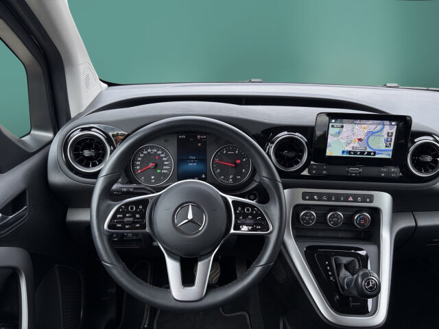 Interne Fahrzeugnr.:: 0923813Ausstattungslinien und -Pakete:  Advantage-Paket,   Aktives Sicherheits-Paket,   Chrom Interieur-Paket,   Edition,   Navigation Paket,   Ohne Aufbauhersteller Sondermodul,   Ohne Paket BAUSTELLE,   Park-Paket,   Progressive,   Sondermodell,   Spiegel-Paket,   Technik-PaketExterieur:  16" Leichtmetallräder,   40,6 cm (16'') LM-Räder im 10-Speichen-Design,   Abdeckung Schiebetürschiene in Wagenfarbe,   Außenspiegel elektr. heranklappbar u. verstellbar,   Außenspiegel lackiert in Wagenfarbe,   ECO Catalysator 90g,   Einstiegsleisten mit "Mercedes-Benz" Schriftzug,   Fenster in Heckklappe mit Wisch- und Waschanlage,   Frontscheibe wärmedämmend,   Gewichtsvariante 2.199 kg,   Griffleiste über Kennzeichen in Wagenfarbe,   Heckklappe,   Heckscheibe heizbar,   Kühlergrill verchromt,   Laderaum-Schiebetür links mit Fenster,   LED High Performance-Scheinwerfer,   Ohne Anhängerkupplung,   Ohne Ladekabel Traktionsbatterie E-Cell,   Ohne Staub-Kit,   Ohne Steinschlagschutz,   Radstand 2716 mm,   Schiebetür rechts mit Fenster,   Standardwegausführung,   Türgriffe lackiert in Wagenfarbe,   Verbrenner,   Vorrüstung für Dachreling,   Wischwasserbehälter mit größerem Volumen,   Zierstab Heckklappe ChromInterieur:  Ambientebeleuchtung,   Armlehne mit Staufach,   Elektrische Fensterheber in Schiebetüren,   Fahrersitz höhenverstellbar mit Lordosestütze,   Fenster fest hinten,   Fensterheber vorn elektr. m. Komfortbedienfunktion,   Fondsitzbank FOLD &amp; LOAD 1/3 : 2/3 teilbar,   Gepäckraumabdeckung,   Handschuhfach, Beifahrerseite, geschlossen,   Innenraumbeleuchtung in LED-Technik,   Innenraumspiegel,   Innenspiegel  automatisch abblendend,   Innenverkleidung gehobene Ausführung,   Klimaanlage,   Klimazone 2 (gemäßigt),   Kopfstützen für Fahrgastraumsitze,   Kraftstofffilter mit Wasserabscheider,   Lederlenkrad,   Mit Gurt Mittelsitz Fond,   Mittelarmlehne ARTICO &amp; Türfelder NEOTEX,   Ohne beheiztes Lenkrad,   Ohne Belüftungsdüsen im Fond,   Ohne Lastschutznetz,   Ohne Sitze in Reihe 3,   Schaltknauf Leder,   Sitzbezugsart Stoff,   Sitzheizung für Fahrer und Beifahrer,   Spiegel in Beifahrer-Sonnenblende,   Spiegel in Fahrer-Sonnenblende,   Steckdose 12 V im Fahrgastraum,   Steckdose 12 V Kofferraum / Laderaum,   Tachometer km/h,   Tasche an Fahrer- und Beifahrerrückenlehne,   Teilbelederte I-Tafel in Ledernachbildung ARTICO,   Teppichboden Fahrgastraum,   Teppichboden Kofferraum,   Tisch und beleuchtete Zierelemente an Rückenlehne,   Warmluftkanal zum Fahrgastraum,   Zierelemente Mattlack Seidenoptik silber,   Zierelement I-Tafel Hochglanzlack schwarzMultimedia:  2 USB Schnittstellen in Mittelkonsole hinten,   Digitales Extra: Erweiterte MBUX Funktionen,   Digitales Extra: Festplatten-Navigation,   Digitales Extra: Remote Services Plus,   Digitales Extra: Smartphone Integration,   Digitales Radio (DAB),   Kabelloses Ladesystem für mobile Endgeräte,   Kombiinstrument mit Farbdisplay,   Kommunikationsmodul (LTE) für digitale Dienste,   Live Traffic Information,   MBUX Multimediasystem inkl. Navigation &amp; DAB,   Mercedes-Benz Notrufsystem,   Navigation PLUS,   Sprache Kombiinstrument - deutsch,   Vorrüstung für Digitale ExtrasKomfort und Umwelt:  7-Gang-Automatikgetriebe,   Aktiver Park-Assistent,   Aktiver Spurhalte-Assistent,   Attention Assist,   Berganfahrhilfe,   Colorverglasung im Fond, Schwarzglas,   Diesel,   ECO Start-Stop Funktion,   Fernlichtassistent,   i-Size Kindersitzbefestigung,   Keyless-Go,   Lenkrad in Neigung und Höhe verstellbar,   Licht- und Regensensor,   Multifunktionslenkrad,   Partikelfilter,   Rückfahrkamera,   Tempomat,   Totwinkel-Assistent,   Verkehrszeichen-Assistent,   Zuheizer  elektrischSicherheit:  Airbag Fahrer und Beifahrer,   Aktiver Brems-Assistent,   Automatische Beifahrerairbag-Abschaltung,   Bremsanlage mit ABS und ASR,   elek. Feststellbremse,   Elektronisches Stabilitätsprogramm (ESP),   Gurtwarneinrichtung für Fahrer, Beifahrer und Fond,   Kindersicherung Türen und Fenster im Fahrgastraum,   Mittenairbag, Thorax-Sidebags, Windowbags v. + h.,   Ohne Einbruch-/Diebstahlwarnanlage,   Reifendrucküberwachung an VA u. HA, drahtlos,   Unterbodenschutz KunststoffZustand/Papiere:  LuxuskombiWeiteres:  Beifahrersitz, höhenverstellbar,   Hersteller Mercedes-Benz AG,   Ledernachbildung ARTICO / Mikrofaser MICROCUT,   Markenumfang Mercedes-Benz,   Nutzlast Serie,   Ohne Ablagefach auf Instrumententafel,   Ohne aktiver Lenkassistent,   Ohne Aufbauhersteller Schnittstelle,   Ohne Double Lock,   Ohne Drehzahlanhebung mit Konstanthaltung,   Ohne Generator verstärkt,   Ohne Geschwindigkeitsbegrenzung,   Ohne Nebellampen.