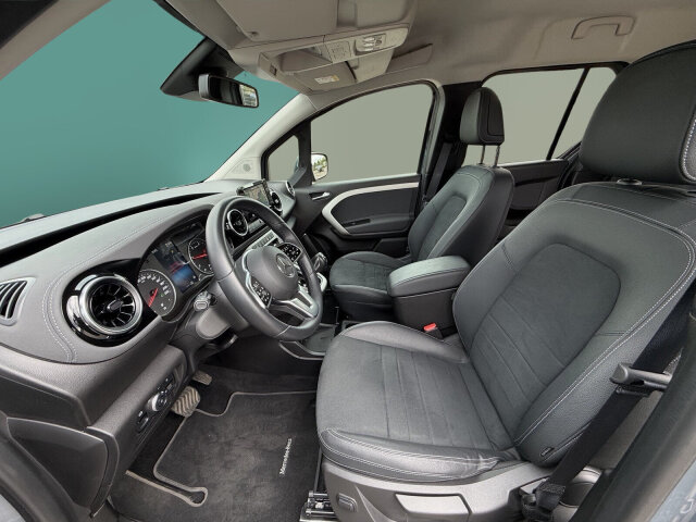 Interne Fahrzeugnr.:: 0923813Ausstattungslinien und -Pakete:  Advantage-Paket,   Aktives Sicherheits-Paket,   Chrom Interieur-Paket,   Edition,   Navigation Paket,   Ohne Aufbauhersteller Sondermodul,   Ohne Paket BAUSTELLE,   Park-Paket,   Progressive,   Sondermodell,   Spiegel-Paket,   Technik-PaketExterieur:  16" Leichtmetallräder,   40,6 cm (16'') LM-Räder im 10-Speichen-Design,   Abdeckung Schiebetürschiene in Wagenfarbe,   Außenspiegel elektr. heranklappbar u. verstellbar,   Außenspiegel lackiert in Wagenfarbe,   ECO Catalysator 90g,   Einstiegsleisten mit "Mercedes-Benz" Schriftzug,   Fenster in Heckklappe mit Wisch- und Waschanlage,   Frontscheibe wärmedämmend,   Gewichtsvariante 2.199 kg,   Griffleiste über Kennzeichen in Wagenfarbe,   Heckklappe,   Heckscheibe heizbar,   Kühlergrill verchromt,   Laderaum-Schiebetür links mit Fenster,   LED High Performance-Scheinwerfer,   Ohne Anhängerkupplung,   Ohne Ladekabel Traktionsbatterie E-Cell,   Ohne Staub-Kit,   Ohne Steinschlagschutz,   Radstand 2716 mm,   Schiebetür rechts mit Fenster,   Standardwegausführung,   Türgriffe lackiert in Wagenfarbe,   Verbrenner,   Vorrüstung für Dachreling,   Wischwasserbehälter mit größerem Volumen,   Zierstab Heckklappe ChromInterieur:  Ambientebeleuchtung,   Armlehne mit Staufach,   Elektrische Fensterheber in Schiebetüren,   Fahrersitz höhenverstellbar mit Lordosestütze,   Fenster fest hinten,   Fensterheber vorn elektr. m. Komfortbedienfunktion,   Fondsitzbank FOLD &amp; LOAD 1/3 : 2/3 teilbar,   Gepäckraumabdeckung,   Handschuhfach, Beifahrerseite, geschlossen,   Innenraumbeleuchtung in LED-Technik,   Innenraumspiegel,   Innenspiegel  automatisch abblendend,   Innenverkleidung gehobene Ausführung,   Klimaanlage,   Klimazone 2 (gemäßigt),   Kopfstützen für Fahrgastraumsitze,   Kraftstofffilter mit Wasserabscheider,   Lederlenkrad,   Mit Gurt Mittelsitz Fond,   Mittelarmlehne ARTICO &amp; Türfelder NEOTEX,   Ohne beheiztes Lenkrad,   Ohne Belüftungsdüsen im Fond,   Ohne Lastschutznetz,   Ohne Sitze in Reihe 3,   Schaltknauf Leder,   Sitzbezugsart Stoff,   Sitzheizung für Fahrer und Beifahrer,   Spiegel in Beifahrer-Sonnenblende,   Spiegel in Fahrer-Sonnenblende,   Steckdose 12 V im Fahrgastraum,   Steckdose 12 V Kofferraum / Laderaum,   Tachometer km/h,   Tasche an Fahrer- und Beifahrerrückenlehne,   Teilbelederte I-Tafel in Ledernachbildung ARTICO,   Teppichboden Fahrgastraum,   Teppichboden Kofferraum,   Tisch und beleuchtete Zierelemente an Rückenlehne,   Warmluftkanal zum Fahrgastraum,   Zierelemente Mattlack Seidenoptik silber,   Zierelement I-Tafel Hochglanzlack schwarzMultimedia:  2 USB Schnittstellen in Mittelkonsole hinten,   Digitales Extra: Erweiterte MBUX Funktionen,   Digitales Extra: Festplatten-Navigation,   Digitales Extra: Remote Services Plus,   Digitales Extra: Smartphone Integration,   Digitales Radio (DAB),   Kabelloses Ladesystem für mobile Endgeräte,   Kombiinstrument mit Farbdisplay,   Kommunikationsmodul (LTE) für digitale Dienste,   Live Traffic Information,   MBUX Multimediasystem inkl. Navigation &amp; DAB,   Mercedes-Benz Notrufsystem,   Navigation PLUS,   Sprache Kombiinstrument - deutsch,   Vorrüstung für Digitale ExtrasKomfort und Umwelt:  7-Gang-Automatikgetriebe,   Aktiver Park-Assistent,   Aktiver Spurhalte-Assistent,   Attention Assist,   Berganfahrhilfe,   Colorverglasung im Fond, Schwarzglas,   Diesel,   ECO Start-Stop Funktion,   Fernlichtassistent,   i-Size Kindersitzbefestigung,   Keyless-Go,   Lenkrad in Neigung und Höhe verstellbar,   Licht- und Regensensor,   Multifunktionslenkrad,   Partikelfilter,   Rückfahrkamera,   Tempomat,   Totwinkel-Assistent,   Verkehrszeichen-Assistent,   Zuheizer  elektrischSicherheit:  Airbag Fahrer und Beifahrer,   Aktiver Brems-Assistent,   Automatische Beifahrerairbag-Abschaltung,   Bremsanlage mit ABS und ASR,   elek. Feststellbremse,   Elektronisches Stabilitätsprogramm (ESP),   Gurtwarneinrichtung für Fahrer, Beifahrer und Fond,   Kindersicherung Türen und Fenster im Fahrgastraum,   Mittenairbag, Thorax-Sidebags, Windowbags v. + h.,   Ohne Einbruch-/Diebstahlwarnanlage,   Reifendrucküberwachung an VA u. HA, drahtlos,   Unterbodenschutz KunststoffZustand/Papiere:  LuxuskombiWeiteres:  Beifahrersitz, höhenverstellbar,   Hersteller Mercedes-Benz AG,   Ledernachbildung ARTICO / Mikrofaser MICROCUT,   Markenumfang Mercedes-Benz,   Nutzlast Serie,   Ohne Ablagefach auf Instrumententafel,   Ohne aktiver Lenkassistent,   Ohne Aufbauhersteller Schnittstelle,   Ohne Double Lock,   Ohne Drehzahlanhebung mit Konstanthaltung,   Ohne Generator verstärkt,   Ohne Geschwindigkeitsbegrenzung,   Ohne Nebellampen.