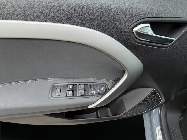 Interne Fahrzeugnr.:: 0923813Ausstattungslinien und -Pakete:  Advantage-Paket,   Aktives Sicherheits-Paket,   Chrom Interieur-Paket,   Edition,   Navigation Paket,   Ohne Aufbauhersteller Sondermodul,   Ohne Paket BAUSTELLE,   Park-Paket,   Progressive,   Sondermodell,   Spiegel-Paket,   Technik-PaketExterieur:  16" Leichtmetallräder,   40,6 cm (16'') LM-Räder im 10-Speichen-Design,   Abdeckung Schiebetürschiene in Wagenfarbe,   Außenspiegel elektr. heranklappbar u. verstellbar,   Außenspiegel lackiert in Wagenfarbe,   ECO Catalysator 90g,   Einstiegsleisten mit "Mercedes-Benz" Schriftzug,   Fenster in Heckklappe mit Wisch- und Waschanlage,   Frontscheibe wärmedämmend,   Gewichtsvariante 2.199 kg,   Griffleiste über Kennzeichen in Wagenfarbe,   Heckklappe,   Heckscheibe heizbar,   Kühlergrill verchromt,   Laderaum-Schiebetür links mit Fenster,   LED High Performance-Scheinwerfer,   Ohne Anhängerkupplung,   Ohne Ladekabel Traktionsbatterie E-Cell,   Ohne Staub-Kit,   Ohne Steinschlagschutz,   Radstand 2716 mm,   Schiebetür rechts mit Fenster,   Standardwegausführung,   Türgriffe lackiert in Wagenfarbe,   Verbrenner,   Vorrüstung für Dachreling,   Wischwasserbehälter mit größerem Volumen,   Zierstab Heckklappe ChromInterieur:  Ambientebeleuchtung,   Armlehne mit Staufach,   Elektrische Fensterheber in Schiebetüren,   Fahrersitz höhenverstellbar mit Lordosestütze,   Fenster fest hinten,   Fensterheber vorn elektr. m. Komfortbedienfunktion,   Fondsitzbank FOLD &amp; LOAD 1/3 : 2/3 teilbar,   Gepäckraumabdeckung,   Handschuhfach, Beifahrerseite, geschlossen,   Innenraumbeleuchtung in LED-Technik,   Innenraumspiegel,   Innenspiegel  automatisch abblendend,   Innenverkleidung gehobene Ausführung,   Klimaanlage,   Klimazone 2 (gemäßigt),   Kopfstützen für Fahrgastraumsitze,   Kraftstofffilter mit Wasserabscheider,   Lederlenkrad,   Mit Gurt Mittelsitz Fond,   Mittelarmlehne ARTICO &amp; Türfelder NEOTEX,   Ohne beheiztes Lenkrad,   Ohne Belüftungsdüsen im Fond,   Ohne Lastschutznetz,   Ohne Sitze in Reihe 3,   Schaltknauf Leder,   Sitzbezugsart Stoff,   Sitzheizung für Fahrer und Beifahrer,   Spiegel in Beifahrer-Sonnenblende,   Spiegel in Fahrer-Sonnenblende,   Steckdose 12 V im Fahrgastraum,   Steckdose 12 V Kofferraum / Laderaum,   Tachometer km/h,   Tasche an Fahrer- und Beifahrerrückenlehne,   Teilbelederte I-Tafel in Ledernachbildung ARTICO,   Teppichboden Fahrgastraum,   Teppichboden Kofferraum,   Tisch und beleuchtete Zierelemente an Rückenlehne,   Warmluftkanal zum Fahrgastraum,   Zierelemente Mattlack Seidenoptik silber,   Zierelement I-Tafel Hochglanzlack schwarzMultimedia:  2 USB Schnittstellen in Mittelkonsole hinten,   Digitales Extra: Erweiterte MBUX Funktionen,   Digitales Extra: Festplatten-Navigation,   Digitales Extra: Remote Services Plus,   Digitales Extra: Smartphone Integration,   Digitales Radio (DAB),   Kabelloses Ladesystem für mobile Endgeräte,   Kombiinstrument mit Farbdisplay,   Kommunikationsmodul (LTE) für digitale Dienste,   Live Traffic Information,   MBUX Multimediasystem inkl. Navigation &amp; DAB,   Mercedes-Benz Notrufsystem,   Navigation PLUS,   Sprache Kombiinstrument - deutsch,   Vorrüstung für Digitale ExtrasKomfort und Umwelt:  7-Gang-Automatikgetriebe,   Aktiver Park-Assistent,   Aktiver Spurhalte-Assistent,   Attention Assist,   Berganfahrhilfe,   Colorverglasung im Fond, Schwarzglas,   Diesel,   ECO Start-Stop Funktion,   Fernlichtassistent,   i-Size Kindersitzbefestigung,   Keyless-Go,   Lenkrad in Neigung und Höhe verstellbar,   Licht- und Regensensor,   Multifunktionslenkrad,   Partikelfilter,   Rückfahrkamera,   Tempomat,   Totwinkel-Assistent,   Verkehrszeichen-Assistent,   Zuheizer  elektrischSicherheit:  Airbag Fahrer und Beifahrer,   Aktiver Brems-Assistent,   Automatische Beifahrerairbag-Abschaltung,   Bremsanlage mit ABS und ASR,   elek. Feststellbremse,   Elektronisches Stabilitätsprogramm (ESP),   Gurtwarneinrichtung für Fahrer, Beifahrer und Fond,   Kindersicherung Türen und Fenster im Fahrgastraum,   Mittenairbag, Thorax-Sidebags, Windowbags v. + h.,   Ohne Einbruch-/Diebstahlwarnanlage,   Reifendrucküberwachung an VA u. HA, drahtlos,   Unterbodenschutz KunststoffZustand/Papiere:  LuxuskombiWeiteres:  Beifahrersitz, höhenverstellbar,   Hersteller Mercedes-Benz AG,   Ledernachbildung ARTICO / Mikrofaser MICROCUT,   Markenumfang Mercedes-Benz,   Nutzlast Serie,   Ohne Ablagefach auf Instrumententafel,   Ohne aktiver Lenkassistent,   Ohne Aufbauhersteller Schnittstelle,   Ohne Double Lock,   Ohne Drehzahlanhebung mit Konstanthaltung,   Ohne Generator verstärkt,   Ohne Geschwindigkeitsbegrenzung,   Ohne Nebellampen.