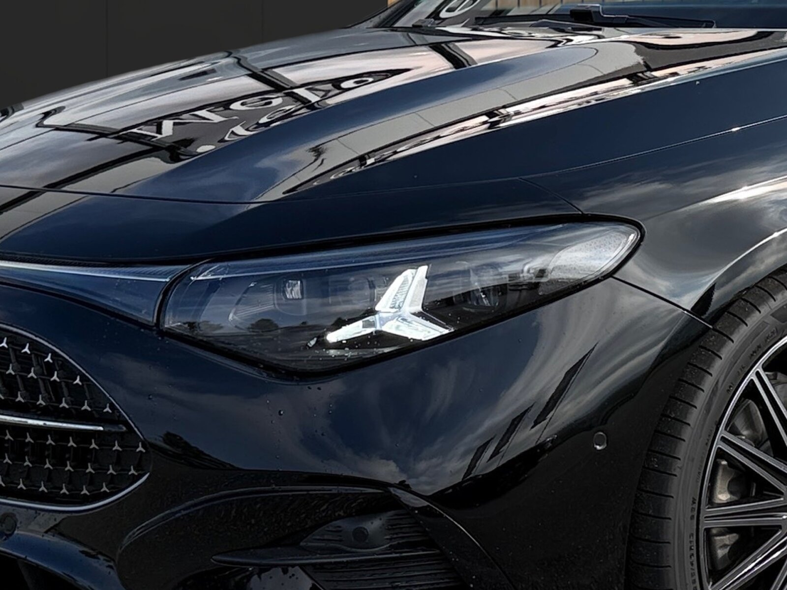 Ausstattungslinien und -Pakete:  AMG Line:  AMG Line Plus,   AMG Styling:  KEYLESS-GO Komfort-Paket mit Digitalem Extra,   Memory-Paket:  Night-Paket:  Premium-Paket mit digitalen Extras,   Spiegel-Paket:  USB-Paket PlusExterieur:  19" AMG Leichtmetallräder im Vielspeichen-Design,   AMG Abrisskante,   Fahrzeug mit Linkslenkung,   Flächenbündige Türgriffe,   HOTEND TECHNOLOGY TYP II-E,   Hybrid Antrieb mit 48-Volt-Technologie,   Identifikationsschild mit VIN-Nummer,   KURZSTRECKENRADAR - FRONT,   Kühlergrill beleuchtet mit Mercedes-Benz Pattern in Chrom,   Leuchtenband hinten,   Multibeam LED:  PTC-Zuheizer 48V,   Radgröße 19" Rundum Variante 1,   SPEED- + LOADINDEX 93W XL,   Sportlicher Motorsound:  Steuer-Code - Funktion GSR-ISA,   Steuercode für Aktionierungssteuerung WLTP,   Steuercode Umstellung WLTP mit RDE,   Umfeldbeleuchtung mit animierter Projektion des Mercedes-Benz Pattern, 2-fach,   Wärmedämmend dunkel getöntes GlasInterieur:  4-Wege-Lordosenstütze,   12-V-Steckdose für Beifahrer,   Ambientebeleuchtung:  Armlehne im Fond,   Bedienungsanleitung und Serviceinformation - deutsch,   Einstiegsleisten beleuchtet mit Wechselcover,   Innenhimmel Stoff schwarz,   Klimatisierungsautomatik Thermotronic:  Serviceintervall 25.000 km:  Sitzbelegungserkennung für Fondsitze,   Sitzheizung für Fahrer und Beifahrer,   Sportsitze:  Wendematte Kofferraum in Schwarz,   Zierelemente Aluminium mit Carbonschliff hell:Multimedia:  Digitales Extra: Android Auto,   Digitales Extra: Apple CarPlay,   Digitales Extra: Geschwindigkeitslimit-Funktion,   Digitales Extra: MB.DRIVE PARKING ASSIST 360,   Digitales Extra: MB.DRIVE Standard,   Digitales Extra: MBUX Live Traffic Information,   Digitales Extra: MBUX Navigation,   Digitales Extra: MBUX Smartphone Integration,   Digitales Extra: Streckenbasierte Geschwindigkeits-Anpassung,   Digitales Extra: Wiederanfahr-Funktion,   Digitales Radio:  Fahrerdisplay,   Gesichtserkennung,   Headunit Länderset für ECE (NTG 7),   Kabelloses Ladesystem für mobile Endgeräte vorn:  Kommunikationsmodul (5G) für die Nutzung von Digitalen Extras,   MBUX Multimediasystem:  MBUX Superscreen,   Mercedes-Benz Notrufsystem:  Sprache Kombiinstrument - deutsch,   Techn. Kommunikationsmodulvariante für ECE,   UWB Modul,   Vorrüstung für digitalen Fahrzeugschlüssel für Smartphone,   Zentraldisplay:Komfort und Umwelt:  Adaptiver Fernlicht-Assistent Plus:  Ausweichlenk-Funktion,   Digitales Extra: Park-Assistent,   Digitales Extra: Parktronic,   Digitales Extra: Verkehrszeichen-Assistent,   Fahrassistenz-System: Nothalt-Assistent,   Fahrassistenzsysteme Gen6 - Base,   Geschwindigkeitslimit-Assistent,   Hands-Free Access,   i-Size Kindersitzbefestigung,   Keyless-Go,   Kofferraumdeckel-Komfortschließung,   Komfortfahrwerk mit Tieferlegung,   Limiter - Funktion,   Manövrier-Assistent,   Multifunktions-Sportlenkrad in Leder Nappa:  Panoramadach:  Parktronic-System (PTS),   Passive Personenanwesenheitserinnerung,   Rückfahrkamera:  Selfie- und Videokamera,   Spurhalte-Funktion,   Surround View System,   Totwinkel-Assistent:  Totwinkel-Assistent PlusSicherheit:  Abstandsregeltempomat DISTRONIC PLUS,   Akustischer Umfeldschutz,   Ausstiegswarnung,   Automatische Beifahrerairbag-Abschaltung,   Bremsassistent:  Deaktivierung Schließrückmeldung über Fanfare,   Kneebag:  MANUFAKTUR Sicherheitsgurte rot,   Mittenairbag:  Rating Länderset EURO-NCAP,   Reifendruckkontrolle (RDK):Weiteres:  8G-eDCT Doppelkupplungsgetriebe Automatisch 8-Gang,   ABSCHALT-TECHNOLOGIE DER ON-DEMAND-DIENSTE,   AGGREGATE-TRENNWAND,   COLDEND TECHNIK TYP 0,   Digitales Extra: MBUX Entertainment 3 Jahre,   Digitales Extra: Standard,   EU6-TECHNIKUMFANG,   Kältemittel 1234yf,   Modelljahrcode:  PREP. - AUTOMATIC SPEED CONTROL,   PREP. - EXTENDED RESTART BY STOP AND GO TRAFFIC,   PREPARATION - ACTIVE BLIND SPOT MONITORING (ABSM),   PREPARATION - ACTIVE LANE CHANGE ASSIST (ALCA),   PREPARATION - ACTIVE LANE STEERING ASSIST (ALSA),   PREPARATION - ADAPTIVE CRUISE CONTROL (ACC),   PREPARATION - AUTOMATED PARKING ASSIST (APA),   PREPARATION - EXTENDED TRAFFIC SIGN ASSIST (ETSA),   PREPARATION - SPEED ADJUSTMENT TRACK-BASED,   PRODUKTIONSSTANDORT FAHRZEUG RASTATT,   SC - ZUSATZ-ECALL-MODUL,   SC AKTUALISIERUNG GETRIEBE-SOFTWARE INKL. GETRIEBE,   STEERING CODE - OUTPUT ACTIV AES-FLAG,   Steuercode Funktion Radio Standard AM/FM,   Steuercode Vertrieb  f. Code 475,   TRANSMISSION WINDSHIELD RANGE 1,   WIPPS-Laender WEU+COC,   Änderungsjahr 25/2.