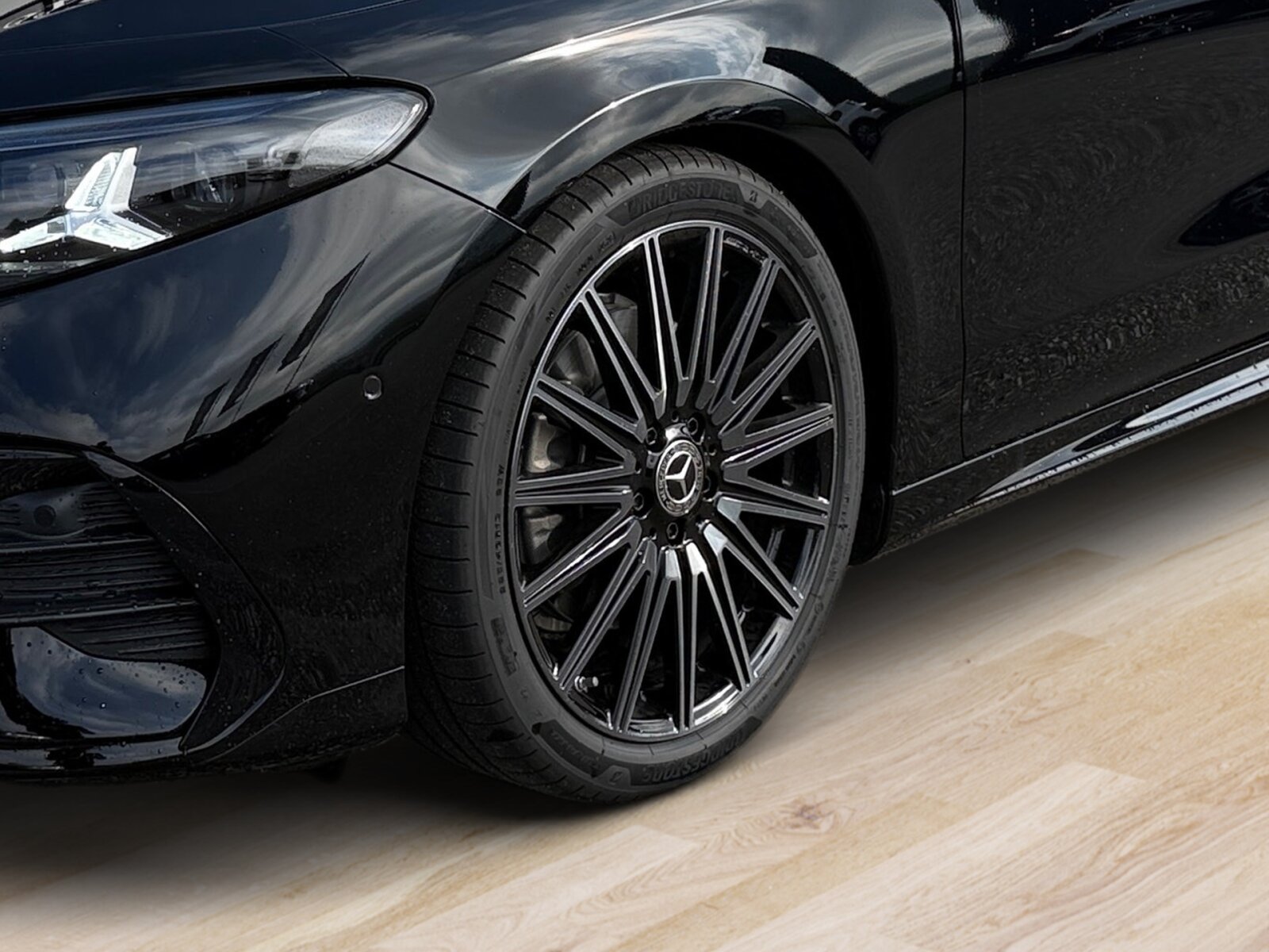 Ausstattungslinien und -Pakete:  AMG Line:  AMG Line Plus,   AMG Styling:  KEYLESS-GO Komfort-Paket mit Digitalem Extra,   Memory-Paket:  Night-Paket:  Premium-Paket mit digitalen Extras,   Spiegel-Paket:  USB-Paket PlusExterieur:  19" AMG Leichtmetallräder im Vielspeichen-Design,   AMG Abrisskante,   Fahrzeug mit Linkslenkung,   Flächenbündige Türgriffe,   HOTEND TECHNOLOGY TYP II-E,   Hybrid Antrieb mit 48-Volt-Technologie,   Identifikationsschild mit VIN-Nummer,   KURZSTRECKENRADAR - FRONT,   Kühlergrill beleuchtet mit Mercedes-Benz Pattern in Chrom,   Leuchtenband hinten,   Multibeam LED:  PTC-Zuheizer 48V,   Radgröße 19" Rundum Variante 1,   SPEED- + LOADINDEX 93W XL,   Sportlicher Motorsound:  Steuer-Code - Funktion GSR-ISA,   Steuercode für Aktionierungssteuerung WLTP,   Steuercode Umstellung WLTP mit RDE,   Umfeldbeleuchtung mit animierter Projektion des Mercedes-Benz Pattern, 2-fach,   Wärmedämmend dunkel getöntes GlasInterieur:  4-Wege-Lordosenstütze,   12-V-Steckdose für Beifahrer,   Ambientebeleuchtung:  Armlehne im Fond,   Bedienungsanleitung und Serviceinformation - deutsch,   Einstiegsleisten beleuchtet mit Wechselcover,   Innenhimmel Stoff schwarz,   Klimatisierungsautomatik Thermotronic:  Serviceintervall 25.000 km:  Sitzbelegungserkennung für Fondsitze,   Sitzheizung für Fahrer und Beifahrer,   Sportsitze:  Wendematte Kofferraum in Schwarz,   Zierelemente Aluminium mit Carbonschliff hell:Multimedia:  Digitales Extra: Android Auto,   Digitales Extra: Apple CarPlay,   Digitales Extra: Geschwindigkeitslimit-Funktion,   Digitales Extra: MB.DRIVE PARKING ASSIST 360,   Digitales Extra: MB.DRIVE Standard,   Digitales Extra: MBUX Live Traffic Information,   Digitales Extra: MBUX Navigation,   Digitales Extra: MBUX Smartphone Integration,   Digitales Extra: Streckenbasierte Geschwindigkeits-Anpassung,   Digitales Extra: Wiederanfahr-Funktion,   Digitales Radio:  Fahrerdisplay,   Gesichtserkennung,   Headunit Länderset für ECE (NTG 7),   Kabelloses Ladesystem für mobile Endgeräte vorn:  Kommunikationsmodul (5G) für die Nutzung von Digitalen Extras,   MBUX Multimediasystem:  MBUX Superscreen,   Mercedes-Benz Notrufsystem:  Sprache Kombiinstrument - deutsch,   Techn. Kommunikationsmodulvariante für ECE,   UWB Modul,   Vorrüstung für digitalen Fahrzeugschlüssel für Smartphone,   Zentraldisplay:Komfort und Umwelt:  Adaptiver Fernlicht-Assistent Plus:  Ausweichlenk-Funktion,   Digitales Extra: Park-Assistent,   Digitales Extra: Parktronic,   Digitales Extra: Verkehrszeichen-Assistent,   Fahrassistenz-System: Nothalt-Assistent,   Fahrassistenzsysteme Gen6 - Base,   Geschwindigkeitslimit-Assistent,   Hands-Free Access,   i-Size Kindersitzbefestigung,   Keyless-Go,   Kofferraumdeckel-Komfortschließung,   Komfortfahrwerk mit Tieferlegung,   Limiter - Funktion,   Manövrier-Assistent,   Multifunktions-Sportlenkrad in Leder Nappa:  Panoramadach:  Parktronic-System (PTS),   Passive Personenanwesenheitserinnerung,   Rückfahrkamera:  Selfie- und Videokamera,   Spurhalte-Funktion,   Surround View System,   Totwinkel-Assistent:  Totwinkel-Assistent PlusSicherheit:  Abstandsregeltempomat DISTRONIC PLUS,   Akustischer Umfeldschutz,   Ausstiegswarnung,   Automatische Beifahrerairbag-Abschaltung,   Bremsassistent:  Deaktivierung Schließrückmeldung über Fanfare,   Kneebag:  MANUFAKTUR Sicherheitsgurte rot,   Mittenairbag:  Rating Länderset EURO-NCAP,   Reifendruckkontrolle (RDK):Weiteres:  8G-eDCT Doppelkupplungsgetriebe Automatisch 8-Gang,   ABSCHALT-TECHNOLOGIE DER ON-DEMAND-DIENSTE,   AGGREGATE-TRENNWAND,   COLDEND TECHNIK TYP 0,   Digitales Extra: MBUX Entertainment 3 Jahre,   Digitales Extra: Standard,   EU6-TECHNIKUMFANG,   Kältemittel 1234yf,   Modelljahrcode:  PREP. - AUTOMATIC SPEED CONTROL,   PREP. - EXTENDED RESTART BY STOP AND GO TRAFFIC,   PREPARATION - ACTIVE BLIND SPOT MONITORING (ABSM),   PREPARATION - ACTIVE LANE CHANGE ASSIST (ALCA),   PREPARATION - ACTIVE LANE STEERING ASSIST (ALSA),   PREPARATION - ADAPTIVE CRUISE CONTROL (ACC),   PREPARATION - AUTOMATED PARKING ASSIST (APA),   PREPARATION - EXTENDED TRAFFIC SIGN ASSIST (ETSA),   PREPARATION - SPEED ADJUSTMENT TRACK-BASED,   PRODUKTIONSSTANDORT FAHRZEUG RASTATT,   SC - ZUSATZ-ECALL-MODUL,   SC AKTUALISIERUNG GETRIEBE-SOFTWARE INKL. GETRIEBE,   STEERING CODE - OUTPUT ACTIV AES-FLAG,   Steuercode Funktion Radio Standard AM/FM,   Steuercode Vertrieb  f. Code 475,   TRANSMISSION WINDSHIELD RANGE 1,   WIPPS-Laender WEU+COC,   Änderungsjahr 25/2.