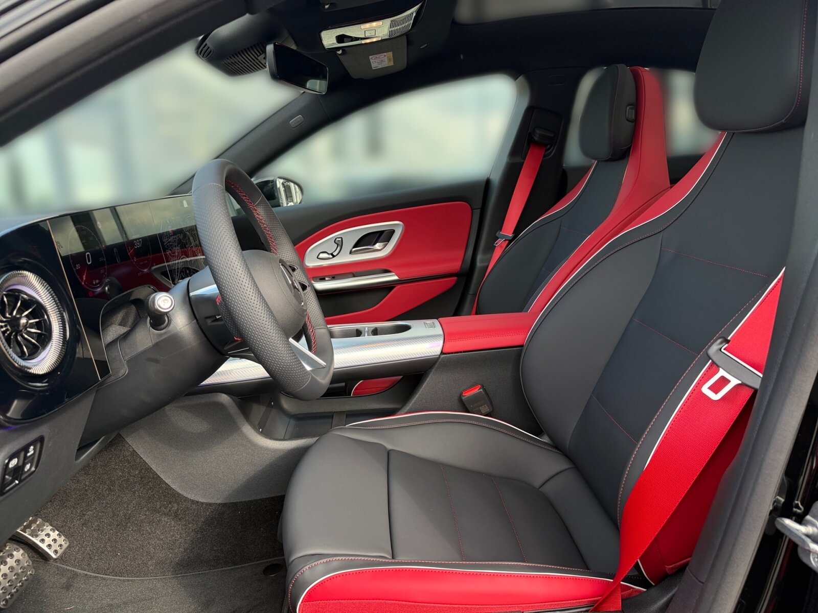 Ausstattungslinien und -Pakete:  AMG Line:  AMG Line Plus,   AMG Styling:  KEYLESS-GO Komfort-Paket mit Digitalem Extra,   Memory-Paket:  Night-Paket:  Premium-Paket mit digitalen Extras,   Spiegel-Paket:  USB-Paket PlusExterieur:  19" AMG Leichtmetallräder im Vielspeichen-Design,   AMG Abrisskante,   Fahrzeug mit Linkslenkung,   Flächenbündige Türgriffe,   HOTEND TECHNOLOGY TYP II-E,   Hybrid Antrieb mit 48-Volt-Technologie,   Identifikationsschild mit VIN-Nummer,   KURZSTRECKENRADAR - FRONT,   Kühlergrill beleuchtet mit Mercedes-Benz Pattern in Chrom,   Leuchtenband hinten,   Multibeam LED:  PTC-Zuheizer 48V,   Radgröße 19" Rundum Variante 1,   SPEED- + LOADINDEX 93W XL,   Sportlicher Motorsound:  Steuer-Code - Funktion GSR-ISA,   Steuercode für Aktionierungssteuerung WLTP,   Steuercode Umstellung WLTP mit RDE,   Umfeldbeleuchtung mit animierter Projektion des Mercedes-Benz Pattern, 2-fach,   Wärmedämmend dunkel getöntes GlasInterieur:  4-Wege-Lordosenstütze,   12-V-Steckdose für Beifahrer,   Ambientebeleuchtung:  Armlehne im Fond,   Bedienungsanleitung und Serviceinformation - deutsch,   Einstiegsleisten beleuchtet mit Wechselcover,   Innenhimmel Stoff schwarz,   Klimatisierungsautomatik Thermotronic:  Serviceintervall 25.000 km:  Sitzbelegungserkennung für Fondsitze,   Sitzheizung für Fahrer und Beifahrer,   Sportsitze:  Wendematte Kofferraum in Schwarz,   Zierelemente Aluminium mit Carbonschliff hell:Multimedia:  Digitales Extra: Android Auto,   Digitales Extra: Apple CarPlay,   Digitales Extra: Geschwindigkeitslimit-Funktion,   Digitales Extra: MB.DRIVE PARKING ASSIST 360,   Digitales Extra: MB.DRIVE Standard,   Digitales Extra: MBUX Live Traffic Information,   Digitales Extra: MBUX Navigation,   Digitales Extra: MBUX Smartphone Integration,   Digitales Extra: Streckenbasierte Geschwindigkeits-Anpassung,   Digitales Extra: Wiederanfahr-Funktion,   Digitales Radio:  Fahrerdisplay,   Gesichtserkennung,   Headunit Länderset für ECE (NTG 7),   Kabelloses Ladesystem für mobile Endgeräte vorn:  Kommunikationsmodul (5G) für die Nutzung von Digitalen Extras,   MBUX Multimediasystem:  MBUX Superscreen,   Mercedes-Benz Notrufsystem:  Sprache Kombiinstrument - deutsch,   Techn. Kommunikationsmodulvariante für ECE,   UWB Modul,   Vorrüstung für digitalen Fahrzeugschlüssel für Smartphone,   Zentraldisplay:Komfort und Umwelt:  Adaptiver Fernlicht-Assistent Plus:  Ausweichlenk-Funktion,   Digitales Extra: Park-Assistent,   Digitales Extra: Parktronic,   Digitales Extra: Verkehrszeichen-Assistent,   Fahrassistenz-System: Nothalt-Assistent,   Fahrassistenzsysteme Gen6 - Base,   Geschwindigkeitslimit-Assistent,   Hands-Free Access,   i-Size Kindersitzbefestigung,   Keyless-Go,   Kofferraumdeckel-Komfortschließung,   Komfortfahrwerk mit Tieferlegung,   Limiter - Funktion,   Manövrier-Assistent,   Multifunktions-Sportlenkrad in Leder Nappa:  Panoramadach:  Parktronic-System (PTS),   Passive Personenanwesenheitserinnerung,   Rückfahrkamera:  Selfie- und Videokamera,   Spurhalte-Funktion,   Surround View System,   Totwinkel-Assistent:  Totwinkel-Assistent PlusSicherheit:  Abstandsregeltempomat DISTRONIC PLUS,   Akustischer Umfeldschutz,   Ausstiegswarnung,   Automatische Beifahrerairbag-Abschaltung,   Bremsassistent:  Deaktivierung Schließrückmeldung über Fanfare,   Kneebag:  MANUFAKTUR Sicherheitsgurte rot,   Mittenairbag:  Rating Länderset EURO-NCAP,   Reifendruckkontrolle (RDK):Weiteres:  8G-eDCT Doppelkupplungsgetriebe Automatisch 8-Gang,   ABSCHALT-TECHNOLOGIE DER ON-DEMAND-DIENSTE,   AGGREGATE-TRENNWAND,   COLDEND TECHNIK TYP 0,   Digitales Extra: MBUX Entertainment 3 Jahre,   Digitales Extra: Standard,   EU6-TECHNIKUMFANG,   Kältemittel 1234yf,   Modelljahrcode:  PREP. - AUTOMATIC SPEED CONTROL,   PREP. - EXTENDED RESTART BY STOP AND GO TRAFFIC,   PREPARATION - ACTIVE BLIND SPOT MONITORING (ABSM),   PREPARATION - ACTIVE LANE CHANGE ASSIST (ALCA),   PREPARATION - ACTIVE LANE STEERING ASSIST (ALSA),   PREPARATION - ADAPTIVE CRUISE CONTROL (ACC),   PREPARATION - AUTOMATED PARKING ASSIST (APA),   PREPARATION - EXTENDED TRAFFIC SIGN ASSIST (ETSA),   PREPARATION - SPEED ADJUSTMENT TRACK-BASED,   PRODUKTIONSSTANDORT FAHRZEUG RASTATT,   SC - ZUSATZ-ECALL-MODUL,   SC AKTUALISIERUNG GETRIEBE-SOFTWARE INKL. GETRIEBE,   STEERING CODE - OUTPUT ACTIV AES-FLAG,   Steuercode Funktion Radio Standard AM/FM,   Steuercode Vertrieb  f. Code 475,   TRANSMISSION WINDSHIELD RANGE 1,   WIPPS-Laender WEU+COC,   Änderungsjahr 25/2.