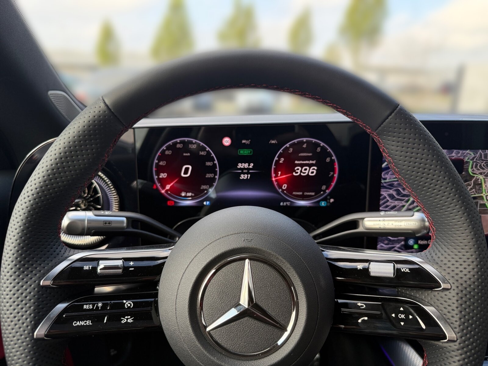 Ausstattungslinien und -Pakete:  AMG Line:  AMG Line Plus,   AMG Styling:  KEYLESS-GO Komfort-Paket mit Digitalem Extra,   Memory-Paket:  Night-Paket:  Premium-Paket mit digitalen Extras,   Spiegel-Paket:  USB-Paket PlusExterieur:  19" AMG Leichtmetallräder im Vielspeichen-Design,   AMG Abrisskante,   Fahrzeug mit Linkslenkung,   Flächenbündige Türgriffe,   HOTEND TECHNOLOGY TYP II-E,   Hybrid Antrieb mit 48-Volt-Technologie,   Identifikationsschild mit VIN-Nummer,   KURZSTRECKENRADAR - FRONT,   Kühlergrill beleuchtet mit Mercedes-Benz Pattern in Chrom,   Leuchtenband hinten,   Multibeam LED:  PTC-Zuheizer 48V,   Radgröße 19" Rundum Variante 1,   SPEED- + LOADINDEX 93W XL,   Sportlicher Motorsound:  Steuer-Code - Funktion GSR-ISA,   Steuercode für Aktionierungssteuerung WLTP,   Steuercode Umstellung WLTP mit RDE,   Umfeldbeleuchtung mit animierter Projektion des Mercedes-Benz Pattern, 2-fach,   Wärmedämmend dunkel getöntes GlasInterieur:  4-Wege-Lordosenstütze,   12-V-Steckdose für Beifahrer,   Ambientebeleuchtung:  Armlehne im Fond,   Bedienungsanleitung und Serviceinformation - deutsch,   Einstiegsleisten beleuchtet mit Wechselcover,   Innenhimmel Stoff schwarz,   Klimatisierungsautomatik Thermotronic:  Serviceintervall 25.000 km:  Sitzbelegungserkennung für Fondsitze,   Sitzheizung für Fahrer und Beifahrer,   Sportsitze:  Wendematte Kofferraum in Schwarz,   Zierelemente Aluminium mit Carbonschliff hell:Multimedia:  Digitales Extra: Android Auto,   Digitales Extra: Apple CarPlay,   Digitales Extra: Geschwindigkeitslimit-Funktion,   Digitales Extra: MB.DRIVE PARKING ASSIST 360,   Digitales Extra: MB.DRIVE Standard,   Digitales Extra: MBUX Live Traffic Information,   Digitales Extra: MBUX Navigation,   Digitales Extra: MBUX Smartphone Integration,   Digitales Extra: Streckenbasierte Geschwindigkeits-Anpassung,   Digitales Extra: Wiederanfahr-Funktion,   Digitales Radio:  Fahrerdisplay,   Gesichtserkennung,   Headunit Länderset für ECE (NTG 7),   Kabelloses Ladesystem für mobile Endgeräte vorn:  Kommunikationsmodul (5G) für die Nutzung von Digitalen Extras,   MBUX Multimediasystem:  MBUX Superscreen,   Mercedes-Benz Notrufsystem:  Sprache Kombiinstrument - deutsch,   Techn. Kommunikationsmodulvariante für ECE,   UWB Modul,   Vorrüstung für digitalen Fahrzeugschlüssel für Smartphone,   Zentraldisplay:Komfort und Umwelt:  Adaptiver Fernlicht-Assistent Plus:  Ausweichlenk-Funktion,   Digitales Extra: Park-Assistent,   Digitales Extra: Parktronic,   Digitales Extra: Verkehrszeichen-Assistent,   Fahrassistenz-System: Nothalt-Assistent,   Fahrassistenzsysteme Gen6 - Base,   Geschwindigkeitslimit-Assistent,   Hands-Free Access,   i-Size Kindersitzbefestigung,   Keyless-Go,   Kofferraumdeckel-Komfortschließung,   Komfortfahrwerk mit Tieferlegung,   Limiter - Funktion,   Manövrier-Assistent,   Multifunktions-Sportlenkrad in Leder Nappa:  Panoramadach:  Parktronic-System (PTS),   Passive Personenanwesenheitserinnerung,   Rückfahrkamera:  Selfie- und Videokamera,   Spurhalte-Funktion,   Surround View System,   Totwinkel-Assistent:  Totwinkel-Assistent PlusSicherheit:  Abstandsregeltempomat DISTRONIC PLUS,   Akustischer Umfeldschutz,   Ausstiegswarnung,   Automatische Beifahrerairbag-Abschaltung,   Bremsassistent:  Deaktivierung Schließrückmeldung über Fanfare,   Kneebag:  MANUFAKTUR Sicherheitsgurte rot,   Mittenairbag:  Rating Länderset EURO-NCAP,   Reifendruckkontrolle (RDK):Weiteres:  8G-eDCT Doppelkupplungsgetriebe Automatisch 8-Gang,   ABSCHALT-TECHNOLOGIE DER ON-DEMAND-DIENSTE,   AGGREGATE-TRENNWAND,   COLDEND TECHNIK TYP 0,   Digitales Extra: MBUX Entertainment 3 Jahre,   Digitales Extra: Standard,   EU6-TECHNIKUMFANG,   Kältemittel 1234yf,   Modelljahrcode:  PREP. - AUTOMATIC SPEED CONTROL,   PREP. - EXTENDED RESTART BY STOP AND GO TRAFFIC,   PREPARATION - ACTIVE BLIND SPOT MONITORING (ABSM),   PREPARATION - ACTIVE LANE CHANGE ASSIST (ALCA),   PREPARATION - ACTIVE LANE STEERING ASSIST (ALSA),   PREPARATION - ADAPTIVE CRUISE CONTROL (ACC),   PREPARATION - AUTOMATED PARKING ASSIST (APA),   PREPARATION - EXTENDED TRAFFIC SIGN ASSIST (ETSA),   PREPARATION - SPEED ADJUSTMENT TRACK-BASED,   PRODUKTIONSSTANDORT FAHRZEUG RASTATT,   SC - ZUSATZ-ECALL-MODUL,   SC AKTUALISIERUNG GETRIEBE-SOFTWARE INKL. GETRIEBE,   STEERING CODE - OUTPUT ACTIV AES-FLAG,   Steuercode Funktion Radio Standard AM/FM,   Steuercode Vertrieb  f. Code 475,   TRANSMISSION WINDSHIELD RANGE 1,   WIPPS-Laender WEU+COC,   Änderungsjahr 25/2.
