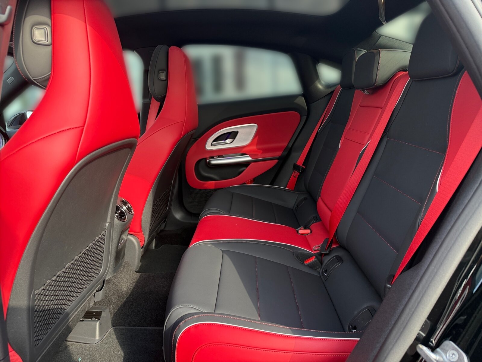 Ausstattungslinien und -Pakete:  AMG Line:  AMG Line Plus,   AMG Styling:  KEYLESS-GO Komfort-Paket mit Digitalem Extra,   Memory-Paket:  Night-Paket:  Premium-Paket mit digitalen Extras,   Spiegel-Paket:  USB-Paket PlusExterieur:  19" AMG Leichtmetallräder im Vielspeichen-Design,   AMG Abrisskante,   Fahrzeug mit Linkslenkung,   Flächenbündige Türgriffe,   HOTEND TECHNOLOGY TYP II-E,   Hybrid Antrieb mit 48-Volt-Technologie,   Identifikationsschild mit VIN-Nummer,   KURZSTRECKENRADAR - FRONT,   Kühlergrill beleuchtet mit Mercedes-Benz Pattern in Chrom,   Leuchtenband hinten,   Multibeam LED:  PTC-Zuheizer 48V,   Radgröße 19" Rundum Variante 1,   SPEED- + LOADINDEX 93W XL,   Sportlicher Motorsound:  Steuer-Code - Funktion GSR-ISA,   Steuercode für Aktionierungssteuerung WLTP,   Steuercode Umstellung WLTP mit RDE,   Umfeldbeleuchtung mit animierter Projektion des Mercedes-Benz Pattern, 2-fach,   Wärmedämmend dunkel getöntes GlasInterieur:  4-Wege-Lordosenstütze,   12-V-Steckdose für Beifahrer,   Ambientebeleuchtung:  Armlehne im Fond,   Bedienungsanleitung und Serviceinformation - deutsch,   Einstiegsleisten beleuchtet mit Wechselcover,   Innenhimmel Stoff schwarz,   Klimatisierungsautomatik Thermotronic:  Serviceintervall 25.000 km:  Sitzbelegungserkennung für Fondsitze,   Sitzheizung für Fahrer und Beifahrer,   Sportsitze:  Wendematte Kofferraum in Schwarz,   Zierelemente Aluminium mit Carbonschliff hell:Multimedia:  Digitales Extra: Android Auto,   Digitales Extra: Apple CarPlay,   Digitales Extra: Geschwindigkeitslimit-Funktion,   Digitales Extra: MB.DRIVE PARKING ASSIST 360,   Digitales Extra: MB.DRIVE Standard,   Digitales Extra: MBUX Live Traffic Information,   Digitales Extra: MBUX Navigation,   Digitales Extra: MBUX Smartphone Integration,   Digitales Extra: Streckenbasierte Geschwindigkeits-Anpassung,   Digitales Extra: Wiederanfahr-Funktion,   Digitales Radio:  Fahrerdisplay,   Gesichtserkennung,   Headunit Länderset für ECE (NTG 7),   Kabelloses Ladesystem für mobile Endgeräte vorn:  Kommunikationsmodul (5G) für die Nutzung von Digitalen Extras,   MBUX Multimediasystem:  MBUX Superscreen,   Mercedes-Benz Notrufsystem:  Sprache Kombiinstrument - deutsch,   Techn. Kommunikationsmodulvariante für ECE,   UWB Modul,   Vorrüstung für digitalen Fahrzeugschlüssel für Smartphone,   Zentraldisplay:Komfort und Umwelt:  Adaptiver Fernlicht-Assistent Plus:  Ausweichlenk-Funktion,   Digitales Extra: Park-Assistent,   Digitales Extra: Parktronic,   Digitales Extra: Verkehrszeichen-Assistent,   Fahrassistenz-System: Nothalt-Assistent,   Fahrassistenzsysteme Gen6 - Base,   Geschwindigkeitslimit-Assistent,   Hands-Free Access,   i-Size Kindersitzbefestigung,   Keyless-Go,   Kofferraumdeckel-Komfortschließung,   Komfortfahrwerk mit Tieferlegung,   Limiter - Funktion,   Manövrier-Assistent,   Multifunktions-Sportlenkrad in Leder Nappa:  Panoramadach:  Parktronic-System (PTS),   Passive Personenanwesenheitserinnerung,   Rückfahrkamera:  Selfie- und Videokamera,   Spurhalte-Funktion,   Surround View System,   Totwinkel-Assistent:  Totwinkel-Assistent PlusSicherheit:  Abstandsregeltempomat DISTRONIC PLUS,   Akustischer Umfeldschutz,   Ausstiegswarnung,   Automatische Beifahrerairbag-Abschaltung,   Bremsassistent:  Deaktivierung Schließrückmeldung über Fanfare,   Kneebag:  MANUFAKTUR Sicherheitsgurte rot,   Mittenairbag:  Rating Länderset EURO-NCAP,   Reifendruckkontrolle (RDK):Weiteres:  8G-eDCT Doppelkupplungsgetriebe Automatisch 8-Gang,   ABSCHALT-TECHNOLOGIE DER ON-DEMAND-DIENSTE,   AGGREGATE-TRENNWAND,   COLDEND TECHNIK TYP 0,   Digitales Extra: MBUX Entertainment 3 Jahre,   Digitales Extra: Standard,   EU6-TECHNIKUMFANG,   Kältemittel 1234yf,   Modelljahrcode:  PREP. - AUTOMATIC SPEED CONTROL,   PREP. - EXTENDED RESTART BY STOP AND GO TRAFFIC,   PREPARATION - ACTIVE BLIND SPOT MONITORING (ABSM),   PREPARATION - ACTIVE LANE CHANGE ASSIST (ALCA),   PREPARATION - ACTIVE LANE STEERING ASSIST (ALSA),   PREPARATION - ADAPTIVE CRUISE CONTROL (ACC),   PREPARATION - AUTOMATED PARKING ASSIST (APA),   PREPARATION - EXTENDED TRAFFIC SIGN ASSIST (ETSA),   PREPARATION - SPEED ADJUSTMENT TRACK-BASED,   PRODUKTIONSSTANDORT FAHRZEUG RASTATT,   SC - ZUSATZ-ECALL-MODUL,   SC AKTUALISIERUNG GETRIEBE-SOFTWARE INKL. GETRIEBE,   STEERING CODE - OUTPUT ACTIV AES-FLAG,   Steuercode Funktion Radio Standard AM/FM,   Steuercode Vertrieb  f. Code 475,   TRANSMISSION WINDSHIELD RANGE 1,   WIPPS-Laender WEU+COC,   Änderungsjahr 25/2.