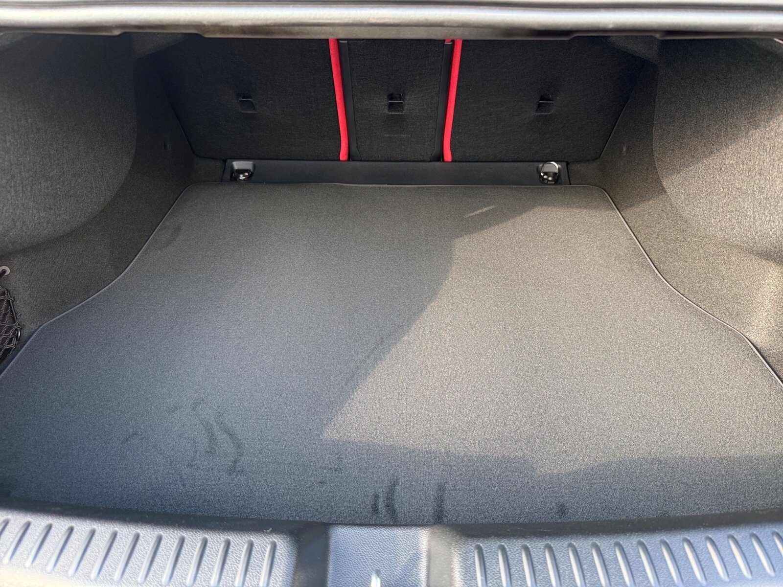 Ausstattungslinien und -Pakete:  AMG Line:  AMG Line Plus,   AMG Styling:  KEYLESS-GO Komfort-Paket mit Digitalem Extra,   Memory-Paket:  Night-Paket:  Premium-Paket mit digitalen Extras,   Spiegel-Paket:  USB-Paket PlusExterieur:  19" AMG Leichtmetallräder im Vielspeichen-Design,   AMG Abrisskante,   Fahrzeug mit Linkslenkung,   Flächenbündige Türgriffe,   HOTEND TECHNOLOGY TYP II-E,   Hybrid Antrieb mit 48-Volt-Technologie,   Identifikationsschild mit VIN-Nummer,   KURZSTRECKENRADAR - FRONT,   Kühlergrill beleuchtet mit Mercedes-Benz Pattern in Chrom,   Leuchtenband hinten,   Multibeam LED:  PTC-Zuheizer 48V,   Radgröße 19" Rundum Variante 1,   SPEED- + LOADINDEX 93W XL,   Sportlicher Motorsound:  Steuer-Code - Funktion GSR-ISA,   Steuercode für Aktionierungssteuerung WLTP,   Steuercode Umstellung WLTP mit RDE,   Umfeldbeleuchtung mit animierter Projektion des Mercedes-Benz Pattern, 2-fach,   Wärmedämmend dunkel getöntes GlasInterieur:  4-Wege-Lordosenstütze,   12-V-Steckdose für Beifahrer,   Ambientebeleuchtung:  Armlehne im Fond,   Bedienungsanleitung und Serviceinformation - deutsch,   Einstiegsleisten beleuchtet mit Wechselcover,   Innenhimmel Stoff schwarz,   Klimatisierungsautomatik Thermotronic:  Serviceintervall 25.000 km:  Sitzbelegungserkennung für Fondsitze,   Sitzheizung für Fahrer und Beifahrer,   Sportsitze:  Wendematte Kofferraum in Schwarz,   Zierelemente Aluminium mit Carbonschliff hell:Multimedia:  Digitales Extra: Android Auto,   Digitales Extra: Apple CarPlay,   Digitales Extra: Geschwindigkeitslimit-Funktion,   Digitales Extra: MB.DRIVE PARKING ASSIST 360,   Digitales Extra: MB.DRIVE Standard,   Digitales Extra: MBUX Live Traffic Information,   Digitales Extra: MBUX Navigation,   Digitales Extra: MBUX Smartphone Integration,   Digitales Extra: Streckenbasierte Geschwindigkeits-Anpassung,   Digitales Extra: Wiederanfahr-Funktion,   Digitales Radio:  Fahrerdisplay,   Gesichtserkennung,   Headunit Länderset für ECE (NTG 7),   Kabelloses Ladesystem für mobile Endgeräte vorn:  Kommunikationsmodul (5G) für die Nutzung von Digitalen Extras,   MBUX Multimediasystem:  MBUX Superscreen,   Mercedes-Benz Notrufsystem:  Sprache Kombiinstrument - deutsch,   Techn. Kommunikationsmodulvariante für ECE,   UWB Modul,   Vorrüstung für digitalen Fahrzeugschlüssel für Smartphone,   Zentraldisplay:Komfort und Umwelt:  Adaptiver Fernlicht-Assistent Plus:  Ausweichlenk-Funktion,   Digitales Extra: Park-Assistent,   Digitales Extra: Parktronic,   Digitales Extra: Verkehrszeichen-Assistent,   Fahrassistenz-System: Nothalt-Assistent,   Fahrassistenzsysteme Gen6 - Base,   Geschwindigkeitslimit-Assistent,   Hands-Free Access,   i-Size Kindersitzbefestigung,   Keyless-Go,   Kofferraumdeckel-Komfortschließung,   Komfortfahrwerk mit Tieferlegung,   Limiter - Funktion,   Manövrier-Assistent,   Multifunktions-Sportlenkrad in Leder Nappa:  Panoramadach:  Parktronic-System (PTS),   Passive Personenanwesenheitserinnerung,   Rückfahrkamera:  Selfie- und Videokamera,   Spurhalte-Funktion,   Surround View System,   Totwinkel-Assistent:  Totwinkel-Assistent PlusSicherheit:  Abstandsregeltempomat DISTRONIC PLUS,   Akustischer Umfeldschutz,   Ausstiegswarnung,   Automatische Beifahrerairbag-Abschaltung,   Bremsassistent:  Deaktivierung Schließrückmeldung über Fanfare,   Kneebag:  MANUFAKTUR Sicherheitsgurte rot,   Mittenairbag:  Rating Länderset EURO-NCAP,   Reifendruckkontrolle (RDK):Weiteres:  8G-eDCT Doppelkupplungsgetriebe Automatisch 8-Gang,   ABSCHALT-TECHNOLOGIE DER ON-DEMAND-DIENSTE,   AGGREGATE-TRENNWAND,   COLDEND TECHNIK TYP 0,   Digitales Extra: MBUX Entertainment 3 Jahre,   Digitales Extra: Standard,   EU6-TECHNIKUMFANG,   Kältemittel 1234yf,   Modelljahrcode:  PREP. - AUTOMATIC SPEED CONTROL,   PREP. - EXTENDED RESTART BY STOP AND GO TRAFFIC,   PREPARATION - ACTIVE BLIND SPOT MONITORING (ABSM),   PREPARATION - ACTIVE LANE CHANGE ASSIST (ALCA),   PREPARATION - ACTIVE LANE STEERING ASSIST (ALSA),   PREPARATION - ADAPTIVE CRUISE CONTROL (ACC),   PREPARATION - AUTOMATED PARKING ASSIST (APA),   PREPARATION - EXTENDED TRAFFIC SIGN ASSIST (ETSA),   PREPARATION - SPEED ADJUSTMENT TRACK-BASED,   PRODUKTIONSSTANDORT FAHRZEUG RASTATT,   SC - ZUSATZ-ECALL-MODUL,   SC AKTUALISIERUNG GETRIEBE-SOFTWARE INKL. GETRIEBE,   STEERING CODE - OUTPUT ACTIV AES-FLAG,   Steuercode Funktion Radio Standard AM/FM,   Steuercode Vertrieb  f. Code 475,   TRANSMISSION WINDSHIELD RANGE 1,   WIPPS-Laender WEU+COC,   Änderungsjahr 25/2.