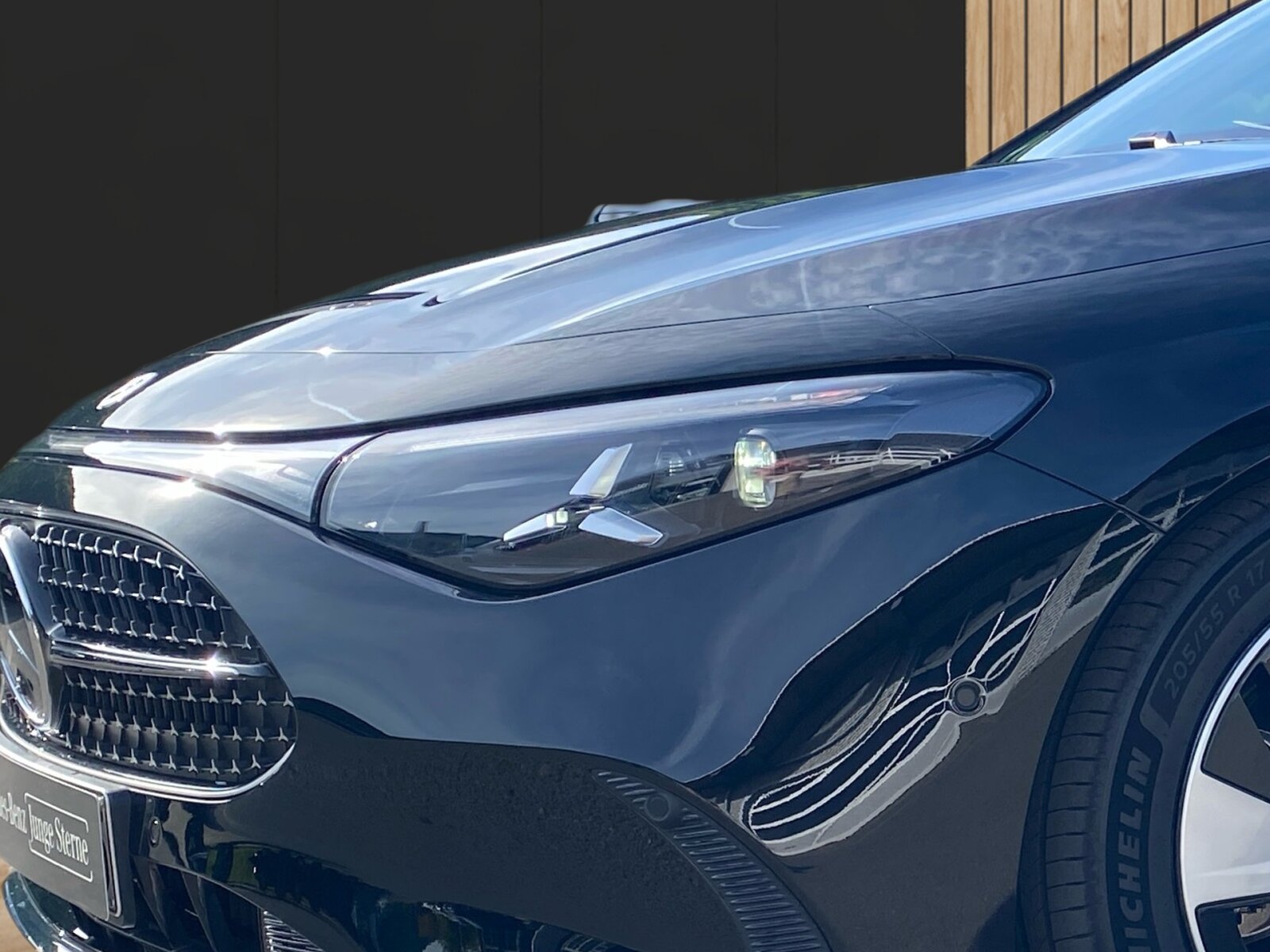 Ausstattungslinien und -Pakete:  Advanced-Paket mit Digitalen Extras,   Progressive:  Spiegel-Paket:  USB-Paket PlusExterieur:  AIRPANEL,   Beheizte Scheibenwischerblätter,   Digitales Extra: Sportlicher Motorsound,   Fahrzeug mit Linkslenkung,   HOTEND TECHNOLOGY TYP II-E,   Hybrid Antrieb mit 48-Volt-Technologie,   Identifikationsschild mit VIN-Nummer,   KURZSTRECKENRADAR - FRONT,   Kühlergrill beleuchtet mit Mercedes-Benz Pattern in Chrom,   LED High Performance-Scheinwerfer:  PTC-Zuheizer 48V,   Radgröße 17" Rundum Variante 1:  SPEED- + LOADINDEX 95W XL,   Steuer-Code - Funktion GSR-ISA,   Steuercode für Aktionierungssteuerung WLTP,   Steuercode Umstellung WLTP mit RDE,   Teilkühlerjalousie obenInterieur:  4-Wege-Lordosenstütze,   12-V-Steckdose für Beifahrer,   Bedienungsanleitung und Serviceinformation - deutsch,   Innenhimmel Stoff schwarz,   Klimatisierungsautomatik THERMATIC:  Komfortsitze:  Serviceintervall 25.000 km:  Sitzbelegungserkennung für Fondsitze,   Sitzheizung für Fahrer und Beifahrer,   Stoff,   Wendematte Kofferraum in Schwarz,   Zierelemente Eloxaloptik anthrazitMultimedia:  Digitales Extra: Android Auto,   Digitales Extra: Apple CarPlay,   Digitales Extra: Geschwindigkeitslimit-Funktion,   Digitales Extra: MB.DRIVE PARKING ASSIST 360,   Digitales Extra: MB.DRIVE Standard,   Digitales Extra: MBUX Live Traffic Information,   Digitales Extra: MBUX Navigation,   Digitales Extra: MBUX Smartphone Integration,   Digitales Extra: Streckenbasierte Geschwindigkeits-Anpassung,   Digitales Extra: Wiederanfahr-Funktion,   Digitales Radio:  Fahrerdisplay,   Gesichtserkennung,   Headunit Länderset für ECE (NTG 7),   Kommunikationsmodul (5G) für die Nutzung von Digitalen Extras,   MBUX Multimediasystem:  Mercedes-Benz Notrufsystem:  Sprache Kombiinstrument - deutsch,   Steuercode Funktion Radio Standard AM/FM,   Techn. Kommunikationsmodulvariante für ECE,   Zentraldisplay:Komfort und Umwelt:  Ausweichlenk-Funktion,   Digitales Extra: Adaptiver Fernlicht-Assistent,   Digitales Extra: Park-Assistent,   Digitales Extra: Parktronic,   Digitales Extra: Verkehrszeichen-Assistent,   Fahrassistenzsysteme Gen6 - Base,   Geschwindigkeitslimit-Assistent,   i-Size Kindersitzbefestigung,   Komfortfahrwerk mit Tieferlegung,   Lenkradheizung:  Limiter - Funktion,   Manövrier-Assistent,   Multifunktions-Sportlenkrad in Leder,   Panoramadach:  Parktronic-System (PTS),   Passive Personenanwesenheitserinnerung,   Rückfahrkamera:  Selfie- und Videokamera,   Spurhalte-Funktion,   Surround View System,   Totwinkel-Assistent:  Totwinkel-Assistent PlusSicherheit:  Abstandsregeltempomat DISTRONIC PLUS,   Akustischer Umfeldschutz,   Ausstiegswarnung,   Automatische Beifahrerairbag-Abschaltung,   Bremsassistent:  Deaktivierung Schließrückmeldung über Fanfare,   Fahrassistenz-System: Nothalt-Assistent,   Kneebag:  Mittenairbag:  Rating Länderset EURO-NCAP,   Reifendruckkontrolle (RDK):Weiteres:  8G-eDCT Doppelkupplungsgetriebe Automatisch 8-Gang,   17" Leichtbauräder mit voll abdeckenden Aerodynamik-Radzierblenden,   ABSCHALT-TECHNOLOGIE DER ON-DEMAND-DIENSTE,   COLDEND TECHNIK TYP 0,   Digitales Extra: Standard,   EU6-TECHNIKUMFANG,   Kältemittel 1234yf,   Modelljahrcode:  PREP. - AUTOMATIC SPEED CONTROL,   PREP. - EXTENDED RESTART BY STOP AND GO TRAFFIC,   PREPARATION - ACTIVE BLIND SPOT MONITORING (ABSM),   PREPARATION - ACTIVE LANE CHANGE ASSIST (ALCA),   PREPARATION - ACTIVE LANE STEERING ASSIST (ALSA),   PREPARATION - ADAPTIVE CRUISE CONTROL (ACC),   PREPARATION - AUTOMATED PARKING ASSIST (APA),   PREPARATION - EXTENDED TRAFFIC SIGN ASSIST (ETSA),   PREPARATION - SPEED ADJUSTMENT TRACK-BASED,   PRODUKTIONSSTANDORT FAHRZEUG RASTATT,   SC - ZUSATZ-ECALL-MODUL,   SC AKTUALISIERUNG GETRIEBE-SOFTWARE INKL. GETRIEBE,   STEERING CODE - OUTPUT ACTIV AES-FLAG,   Steuer-Code Sitzpositionssensor Beifahrer,   Steuer-Code Sitzpositionssensor Fahrer,   Steuercode Vertrieb  f. Code 475,   TRANSMISSION WINDSHIELD RANGE 1,   WIPPS-Laender WEU+COC,   Änderungsjahr 25/2.